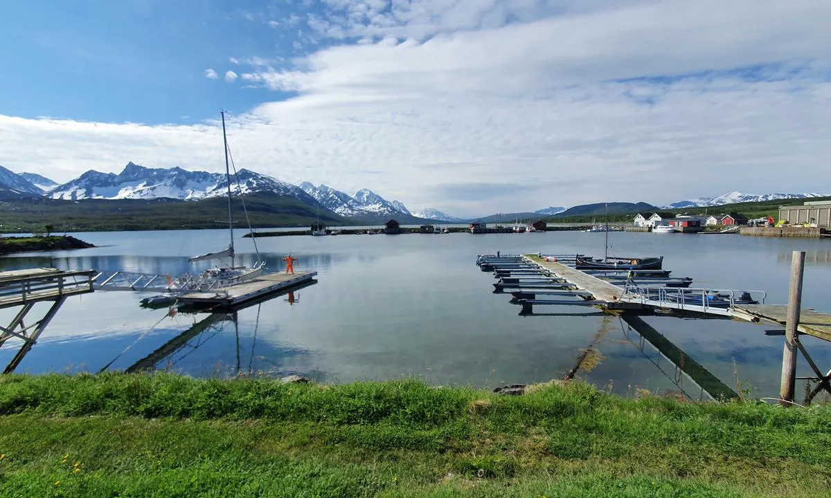 Lenangsøyra: Bryggene nærmest (nordmolo) eller ev. sydmolo kan brukes, ev. etter avtale.
Fjellene til venstre er Lyngsalpene.