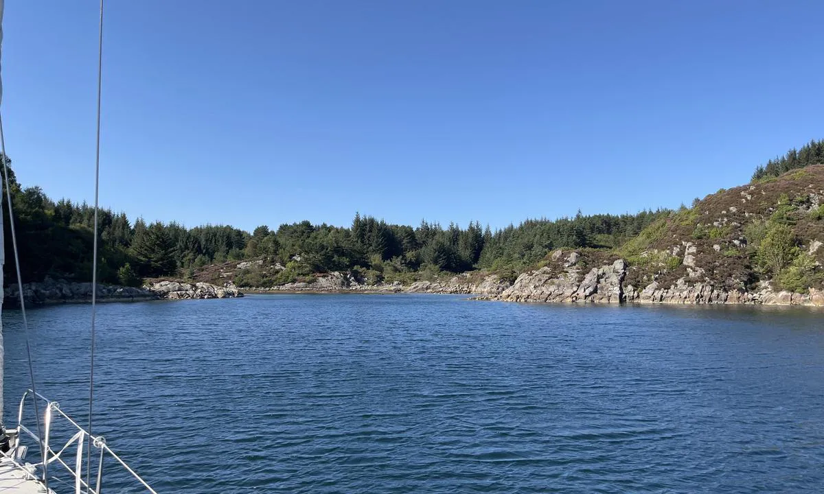 Lerøy : {"base": "en", "no": "Utsikt nord", "se": "Vy norr", "en": "View north", "da": "Udsigt nord", "fr": "Vue nord", "de": "Blick nach Norden", "es": "Vista al norte", "it": "Vista nord", "pt": "Vista para o norte", "nl": "Uitzicht naar het noorden", "pl": "Widok na p\u00f3\u0142noc", "uk": "\u0412\u0438\u0434 \u043d\u0430 \u043f\u0456\u0432\u043d\u0456\u0447", "ro": "Vedere spre nord", "tr": "Kuzeye bak\u0131\u015f", "el": "\u0398\u03ad\u03b1 \u03c0\u03c1\u03bf\u03c2 \u03c4\u03bf\u03bd \u03b2\u03bf\u03c1\u03c1\u03ac", "cs": "Pohled na sever", "hu": "Kil\u00e1t\u00e1s \u00e9szakra", "fi": "N\u00e4k\u00f6ala pohjoiseen", "bg": "\u0418\u0437\u0433\u043b\u0435\u0434 \u043d\u0430 \u0441\u0435\u0432\u0435\u0440", "sr": "Pogled ka severu", "et": "Vaade p\u00f5hja", "lv": "Skats uz zieme\u013ciem", "lt": "Vaizdas \u012f \u0161iaur\u0119"}
