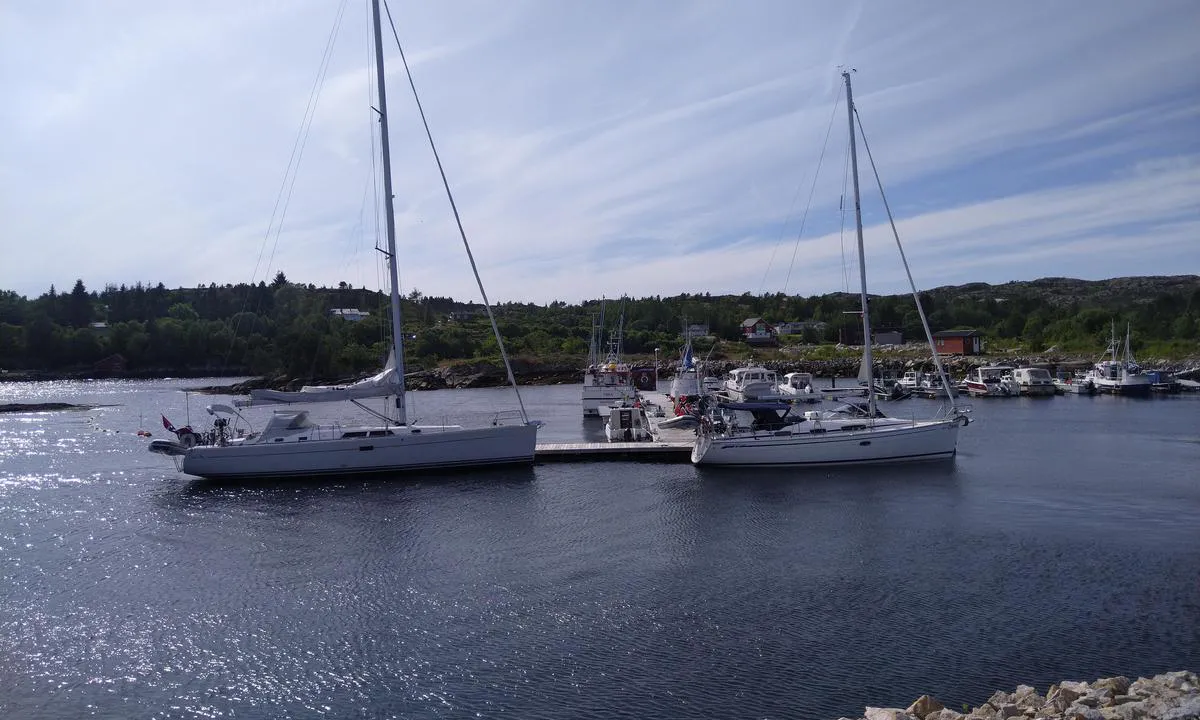 Lervågen Gjestebrygge: {"base": "no", "no": "God dybde 5,7m 3 longside pluss utenp\u00e5. Ussel brygge, lunt i nordakuling og sikkert og i s\u00f8nnavind.", "se": "Godt djup 5,7m 3 l\u00e5ngsides plus utanp\u00e5. Usel brygga, lugnt i nordlig kuling och s\u00e4kert vid sydvind.", "en": "Good depth 5.7m 3 alongside plus outer. Poor quay, sheltered in northerly gale and safe in southern wind.", "da": "God dybde 5,7m 3 langsides plus udenp\u00e5. Uselt brygge, lunt i nordkuling og sikkert og i s\u00f8ndenvind."}