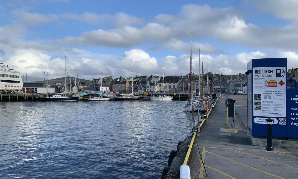 Lerwick: {"base": "no", "no": "Gjestehavna p\u00e5 nordsiden. Med diesel fylling rett til h\u00f8yre (bl\u00e5 boks)", "se": "G\u00e4sthamnen p\u00e5 norra sidan. Med dieseltankning direkt till h\u00f6ger (bl\u00e5 box)", "en": "Guest marina on the north side. With diesel filling immediately to the right (blue box)", "da": "G\u00e6stehavnen p\u00e5 nordsiden. Med diesel p\u00e5fyldning lige til h\u00f8jre (bl\u00e5 boks)", "fr": "Le port de plaisance sur le c\u00f4t\u00e9 nord. Avec ravitaillement en diesel juste \u00e0 droite (bo\u00eete bleue)", "de": "Der G\u00e4stehafen auf der Nordseite. Mit Dieseltankstelle direkt rechts (blaue Box)", "es": "El puerto de visitantes en el lado norte. Con llenado de di\u00e9sel justo a la derecha (caja azul)", "it": "Il porto turistico sul lato nord. Con rifornimento di diesel subito a destra (scatola blu)", "pt": "O porto de visitantes no lado norte. Com abastecimento de diesel logo \u00e0 direita (caixa azul)", "nl": "De jachthaven voor gasten aan de noordzijde. Met dieselvulling direct aan de rechterkant (blauwe doos)", "pl": "Przysta\u0144 go\u015bcinna po p\u00f3\u0142nocnej stronie. Nape\u0142nianie dieslem zaraz po prawej stronie (niebieska skrzynka)", "uk": "\u0413\u043e\u0441\u0442\u0435\u0432\u0430 \u0433\u0430\u0432\u0430\u043d\u044c \u043d\u0430 \u043f\u0456\u0432\u043d\u0456\u0447\u043d\u0456\u0439 \u0441\u0442\u043e\u0440\u043e\u043d\u0456. \u0417\u0430\u043f\u0440\u0430\u0432\u043a\u0430 \u0434\u0438\u0437\u0435\u043b\u0435\u043c \u043f\u0440\u0430\u0432\u043e\u0440\u0443\u0447 (\u0441\u0438\u043d\u044f \u0441\u043a\u0440\u0438\u043d\u044c\u043a\u0430)", "ro": "Portul de agrement pentru oaspe\u021bi pe partea de nord. Cu alimentare cu motorin\u0103 chiar la dreapta (cutie albastr\u0103)", "tr": "Kuzey taraf\u0131ndaki misafir liman\u0131. Hemen sa\u011fda dizel dolumu (mavi kutu)", "el": "\u0397 \u03bc\u03b1\u03c1\u03af\u03bd\u03b1 \u03b5\u03c0\u03b9\u03c3\u03ba\u03b5\u03c0\u03c4\u03ce\u03bd \u03b1\u03c0\u03cc \u03c4\u03b7 \u03b2\u03cc\u03c1\u03b5\u03b9\u03b1 \u03c0\u03bb\u03b5\u03c5\u03c1\u03ac. \u039c\u03b5 \u03c4\u03b7\u03bd \u03c0\u03bb\u03ae\u03c1\u03c9\u03c3\u03b7 \u03bd\u03c4\u03af\u03b6\u03b5\u03bb \u03b1\u03ba\u03c1\u03b9\u03b2\u03ce\u03c2 \u03c3\u03c4\u03b1 \u03b4\u03b5\u03be\u03b9\u03ac (\u03bc\u03c0\u03bb\u03b5 \u03ba\u03bf\u03c5\u03c4\u03af)", "cs": "P\u0159\u00edstav pro hosty na severn\u00ed stran\u011b. S \u010derpac\u00ed stanic\u00ed na naftu hned napravo (modr\u00e1 sk\u0159\u00ed\u0148ka)", "hu": "Vend\u00e9ghaj\u00f3-kik\u00f6t\u0151 az \u00e9szaki oldalon. D\u00edzel tankol\u00e1s jobbra (k\u00e9k doboz)", "fi": "Vierasvenesatama pohjoispuolella. Dieseltankkaus heti oikealla (sininen laatikko)", "bg": "\u041f\u0440\u0438\u0441\u0442\u0430\u043d\u0438\u0449\u0435\u0442\u043e \u0437\u0430 \u0433\u043e\u0441\u0442\u0438 \u043d\u0430 \u0441\u0435\u0432\u0435\u0440\u043d\u0430\u0442\u0430 \u0441\u0442\u0440\u0430\u043d\u0430. \u0421 \u0434\u0438\u0437\u0435\u043b\u043e\u0432\u043e \u0437\u0430\u0440\u0435\u0436\u0434\u0430\u043d\u0435 \u0442\u043e\u0447\u043d\u043e \u0432\u0434\u044f\u0441\u043d\u043e (\u0441\u0438\u043d\u044f \u043a\u0443\u0442\u0438\u044f)", "sr": "\u041b\u0443\u043a\u0430 \u0437\u0430 \u0433\u043e\u0441\u0442\u0435 \u0441\u0430 \u0441\u0435\u0432\u0435\u0440\u043d\u0435 \u0441\u0442\u0440\u0430\u043d\u0435. \u0421\u0430 \u0434\u0438\u0437\u0435\u043b \u043f\u0443\u045a\u0435\u045a\u0435\u043c \u043e\u0434\u043c\u0430\u0445 \u0434\u0435\u0441\u043d\u043e (\u043f\u043b\u0430\u0432\u0430 \u043a\u0443\u0442\u0438\u0458\u0430)", "et": "K\u00fclalissadam p\u00f5hjak\u00fcljel. Diisli t\u00e4itmine otse paremal (sinine kast)", "lv": "Viesu osta zieme\u013cu pus\u0113. Ar d\u012bze\u013ca uzpildi tie\u0161i pa labi (zil\u0101 kaste)", "lt": "Sve\u010di\u0173 krantin\u0117 \u0161iaurin\u0117je pus\u0117je. Su dyzelinio kuro \u012fpylimu de\u0161in\u0117je pus\u0117je (m\u0117lyna d\u0117\u017e\u0117)"}