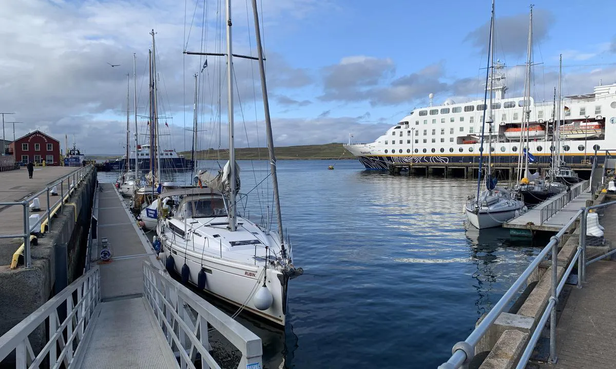 Lerwick: {"base": "no", "no": "Gjestehavna p\u00e5 nordsiden av kaia til venstre. Flytebrygga p\u00e5 h\u00f8yre side brukes til tenderb\u00e5ter til cruiseskip. Men det er merket p\u00e5 store gule skilt med dato og klokkeslett, n\u00e5r bryggen skal brukes til det. Bilde fra s\u00f8r.", "se": "G\u00e4sthamnen p\u00e5 norra sidan av kajen till v\u00e4nster. Flytbryggan p\u00e5 h\u00f6ger sida anv\u00e4nds till tenderb\u00e5tar f\u00f6r kryssningsfartyg. Men det \u00e4r markerat p\u00e5 stora gula skyltar med datum och klockslag, n\u00e4r bryggan ska anv\u00e4ndas till det. Bild fr\u00e5n s\u00f6der.", "en": "The guest harbor is on the north side of the quay to the left. The floating dock on the right side is used for tender boats to cruise ships. But it is marked with large yellow signs displaying the date and time when the dock is to be used for that purpose. Picture from the south.", "da": "G\u00e6stehavnen p\u00e5 nordsiden af kajen til venstre. Flydebroen p\u00e5 h\u00f8jre side bruges til tenderb\u00e5de til krydstogtskibe. Men det er markeret p\u00e5 store gule skilte med dato og klokkesl\u00e6t, n\u00e5r broen skal bruges til det. Billede fra syd.", "fr": "Le port de plaisance pour les visiteurs se trouve sur le c\u00f4t\u00e9 nord du quai \u00e0 gauche. Le ponton flottant du c\u00f4t\u00e9 droit est utilis\u00e9 pour les navettes des bateaux de croisi\u00e8re. Mais c'est indiqu\u00e9 sur de grands panneaux jaunes avec la date et l'heure, quand le ponton doit \u00eatre utilis\u00e9 pour cela. Vue depuis le sud.", "de": "Der G\u00e4stehafen befindet sich auf der Nordseite des Kais auf der linken Seite. Der Schwimmsteg auf der rechten Seite wird f\u00fcr Tenderboote von Kreuzfahrtschiffen genutzt. Es ist jedoch auf gro\u00dfen gelben Schildern mit Datum und Uhrzeit markiert, wann der Steg daf\u00fcr genutzt werden soll. Bild von S\u00fcden.", "es": "El puerto de hu\u00e9spedes est\u00e1 en el lado norte del muelle a la izquierda. El muelle flotante en el lado derecho se utiliza para los botes auxiliares de los cruceros. Pero est\u00e1 se\u00f1alizado con grandes carteles amarillos con la fecha y la hora, indicando cu\u00e1ndo se utilizar\u00e1 el muelle para eso. Imagen desde el sur.", "it": "Il porto turistico per gli ospiti si trova sul lato nord del molo a sinistra. Il pontile galleggiante sul lato destro \u00e8 utilizzato per le lance dei navi da crociera. Tuttavia, \u00e8 indicato con grandi cartelli gialli con data e ora, quando il pontile deve essere utilizzato per tale scopo. Immagine da sud.", "pt": "O porto de h\u00f3spedes est\u00e1 localizado no lado norte do cais \u00e0 esquerda. O cais flutuante no lado direito \u00e9 utilizado para barcos de apoio aos navios de cruzeiro. No entanto, ele est\u00e1 sinalizado com grandes placas amarelas indicando a data e a hora em que o cais ser\u00e1 utilizado para este fim. Imagem vista do sul.", "nl": "De jachthaven voor gasten ligt aan de noordzijde van de kade aan de linkerkant. De drijvende steiger aan de rechterkant wordt gebruikt voor tenderboten van cruiseschepen. Maar er staat op grote gele borden met datum en tijdstip aangegeven wanneer de steiger hiervoor gebruikt wordt. Foto vanuit het zuiden.", "pl": "Przysta\u0144 go\u015bcinna po p\u00f3\u0142nocnej stronie nabrze\u017ca po lewej stronie. P\u0142ywaj\u0105cy pomost po prawej stronie jest u\u017cywany przez \u0142odzie pomocnicze do statk\u00f3w wycieczkowych. Ale jest oznaczony du\u017cymi \u017c\u00f3\u0142tymi znakami z dat\u0105 i godzin\u0105, kiedy pomost ma by\u0107 u\u017cywany do tego celu. Zdj\u0119cie z po\u0142udnia.", "uk": "\u0413\u043e\u0441\u0442\u044c\u043e\u0432\u0430 \u0433\u0430\u0432\u0430\u043d\u044c \u043d\u0430 \u043f\u0456\u0432\u043d\u0456\u0447\u043d\u0456\u0439 \u0441\u0442\u043e\u0440\u043e\u043d\u0456 \u043f\u0440\u0438\u0447\u0430\u043b\u0443 \u0437\u043b\u0456\u0432\u0430. \u041f\u043b\u0430\u0432\u0443\u0447\u0438\u0439 \u043f\u0456\u0440\u0441 \u0437 \u043f\u0440\u0430\u0432\u043e\u0433\u043e \u0431\u043e\u043a\u0443 \u0432\u0438\u043a\u043e\u0440\u0438\u0441\u0442\u043e\u0432\u0443\u0454\u0442\u044c\u0441\u044f \u0434\u043b\u044f \u0442\u0435\u043d\u0434\u0435\u0440\u043d\u0438\u0445 \u0447\u043e\u0432\u043d\u0456\u0432 \u0434\u043e \u043a\u0440\u0443\u0457\u0437\u043d\u0438\u0445 \u043a\u043e\u0440\u0430\u0431\u043b\u0456\u0432. \u0410\u043b\u0435 \u0431\u0456\u043b\u044f \u043d\u044c\u043e\u0433\u043e \u0440\u043e\u0437\u043c\u0456\u0449\u0435\u043d\u0456 \u0432\u0435\u043b\u0438\u043a\u0456 \u0436\u043e\u0432\u0442\u0456 \u0437\u043d\u0430\u043a\u0438 \u0437 \u0434\u0430\u0442\u043e\u044e \u0456 \u0447\u0430\u0441\u043e\u043c, \u043a\u043e\u043b\u0438 \u043f\u0456\u0440\u0441 \u0431\u0443\u0434\u0435 \u0432\u0438\u043a\u043e\u0440\u0438\u0441\u0442\u043e\u0432\u0443\u0432\u0430\u0442\u0438\u0441\u044c \u0434\u043b\u044f \u0446\u044c\u043e\u0433\u043e. \u0424\u043e\u0442\u043e \u0437 \u043f\u0456\u0432\u0434\u043d\u044f.", "ro": "Portul pentru oaspe\u021bi se afl\u0103 pe partea de nord a cheiului, pe st\u00e2nga. Pontonul din partea dreapt\u0103 este folosit pentru b\u0103rcile de transfer c\u0103tre navele de croazier\u0103. Dar acest lucru este semnalizat cu afi\u0219e mari galbene care indic\u0103 data \u0219i ora la care pontonul va fi folosit \u00een acest scop. Imagine de la sud.", "tr": "Misafir liman\u0131 iskeleye sol taraftan kuzey taraf\u0131nda. Sa\u011f taraftaki y\u00fczer iskele, kruvaziyer gemilerine ait tender tekneleri i\u00e7in kullan\u0131l\u0131r. Ancak, iskelenin ne zaman bu ama\u00e7la kullan\u0131laca\u011f\u0131n\u0131 belirten tarih ve saat bilgileri, b\u00fcy\u00fck sar\u0131 tabelalar ile i\u015faretlenmi\u015ftir. G\u00fcneyden bir g\u00f6r\u00fcnt\u00fc.", "el": "\u039f \u03c7\u03ce\u03c1\u03bf\u03c2 \u03c6\u03b9\u03bb\u03bf\u03be\u03b5\u03bd\u03af\u03b1\u03c2 \u03c0\u03bb\u03bf\u03af\u03c9\u03bd \u03c3\u03c4\u03b7 \u03b2\u03cc\u03c1\u03b5\u03b9\u03b1 \u03c0\u03bb\u03b5\u03c5\u03c1\u03ac \u03c4\u03b7\u03c2 \u03b1\u03c0\u03bf\u03b2\u03ac\u03b8\u03c1\u03b1\u03c2 \u03c3\u03c4\u03b1 \u03b1\u03c1\u03b9\u03c3\u03c4\u03b5\u03c1\u03ac. \u0397 \u03c0\u03bb\u03c9\u03c4\u03ae \u03c0\u03c1\u03bf\u03b2\u03bb\u03ae\u03c4\u03b1 \u03c3\u03c4\u03b7 \u03b4\u03b5\u03be\u03b9\u03ac \u03c0\u03bb\u03b5\u03c5\u03c1\u03ac \u03c7\u03c1\u03b7\u03c3\u03b9\u03bc\u03bf\u03c0\u03bf\u03b9\u03b5\u03af\u03c4\u03b1\u03b9 \u03b3\u03b9\u03b1 \u03c4\u03b1 \u03c4\u03c1\u03c5\u03c6\u03b5\u03c1\u03ac \u03c3\u03ba\u03ac\u03c6\u03b7 \u03c4\u03c9\u03bd \u03ba\u03c1\u03bf\u03c5\u03b1\u03b6\u03b9\u03b5\u03c1\u03cc\u03c0\u03bb\u03bf\u03b9\u03c9\u03bd. \u0391\u03bb\u03bb\u03ac \u03c5\u03c0\u03ac\u03c1\u03c7\u03b5\u03b9 \u03c3\u03ae\u03bc\u03b1\u03bd\u03c3\u03b7 \u03bc\u03b5 \u03bc\u03b5\u03b3\u03ac\u03bb\u03b1 \u03ba\u03af\u03c4\u03c1\u03b9\u03bd\u03b1 \u03c3\u03b7\u03bc\u03ac\u03b4\u03b9\u03b1 \u03bc\u03b5 \u03b7\u03bc\u03b5\u03c1\u03bf\u03bc\u03b7\u03bd\u03af\u03b1 \u03ba\u03b1\u03b9 \u03ce\u03c1\u03b1, \u03c0\u03cc\u03c4\u03b5 \u03b8\u03b1 \u03c7\u03c1\u03b7\u03c3\u03b9\u03bc\u03bf\u03c0\u03bf\u03b9\u03b7\u03b8\u03b5\u03af \u03b7 \u03c0\u03c1\u03bf\u03b2\u03bb\u03ae\u03c4\u03b1 \u03b3\u03b9\u03b1 \u03b1\u03c5\u03c4\u03cc. \u0395\u03b9\u03ba\u03cc\u03bd\u03b1 \u03b1\u03c0\u03cc \u03c4\u03bf \u03bd\u03cc\u03c4\u03bf.", "cs": "P\u0159\u00edstav pro hosty na severn\u00ed stran\u011b mola vlevo. Plovouc\u00ed molo na prav\u00e9 stran\u011b se pou\u017e\u00edv\u00e1 pro tenderov\u00e9 lod\u011b k v\u00fdletn\u00edm lod\u00edm. Ale je ozna\u010deno velk\u00fdmi \u017elut\u00fdmi cedulemi s datem a \u010dasem, kdy se molo pou\u017eije pro tento \u00fa\u010del. Obr\u00e1zek z jihu.", "hu": "A vend\u00e9gek kik\u00f6t\u0151je a m\u00f3l\u00f3 bal oldal\u00e1n tal\u00e1lhat\u00f3. A jobb oldali \u00fasz\u00f3m\u00f3l\u00f3t a tengerj\u00e1r\u00f3 haj\u00f3k tendereinek haszn\u00e1lj\u00e1k. Azonban nagy s\u00e1rga t\u00e1bl\u00e1kkal jelzik a d\u00e1tumot \u00e9s az id\u0151pontot, amikor a m\u00f3l\u00f3t erre a c\u00e9lra kell haszn\u00e1lni. K\u00e9p d\u00e9lr\u0151l.", "fi": "Vierasvenesatama sijaitsee laiturin vasemmalla puolella pohjoisrannalla. Oikealla puolella oleva kelluva laituri on k\u00e4yt\u00f6ss\u00e4 risteilyalusten tenderiveneille. Siit\u00e4 on ilmoitettu suurilla keltaisilla kylteill\u00e4 p\u00e4iv\u00e4m\u00e4\u00e4r\u00e4n ja kellonajan kanssa, jolloin laituri on varattu t\u00e4h\u00e4n k\u00e4ytt\u00f6\u00f6n. Kuva etel\u00e4st\u00e4.", "bg": "\u041f\u0440\u0438\u0441\u0442\u0430\u043d\u0438\u0449\u0435\u0442\u043e \u0437\u0430 \u0433\u043e\u0441\u0442\u0438 \u0441\u0435 \u043d\u0430\u043c\u0438\u0440\u0430 \u043e\u0442 \u0441\u0435\u0432\u0435\u0440\u043d\u0430\u0442\u0430 \u0441\u0442\u0440\u0430\u043d\u0430 \u043d\u0430 \u043a\u0435\u044f, \u0432\u043b\u044f\u0432\u043e. \u041f\u043b\u0430\u0432\u0430\u0449\u0438\u044f\u0442 \u043a\u0435\u0439 \u043e\u0442 \u0434\u044f\u0441\u043d\u0430\u0442\u0430 \u0441\u0442\u0440\u0430\u043d\u0430 \u0441\u0435 \u0438\u0437\u043f\u043e\u043b\u0437\u0432\u0430 \u0437\u0430 \u043b\u043e\u0434\u043a\u0438 \u0437\u0430 \u043a\u043e\u0440\u0430\u0431\u0438 \u0437\u0430 \u043a\u0440\u044a\u0441\u0442\u043e\u0441\u0432\u0430\u043d\u0435. \u041d\u043e \u0438\u043c\u0430 \u0433\u043e\u043b\u0435\u043c\u0438 \u0436\u044a\u043b\u0442\u0438 \u0442\u0430\u0431\u0435\u043b\u0438 \u0441 \u0434\u0430\u0442\u0438 \u0438 \u0447\u0430\u0441\u043e\u0432\u0435, \u043a\u043e\u0433\u0430\u0442\u043e \u043a\u0435\u0439\u044a\u0442 \u0449\u0435 \u0441\u0435 \u0438\u0437\u043f\u043e\u043b\u0437\u0432\u0430 \u0437\u0430 \u0442\u043e\u0432\u0430. \u0421\u043d\u0438\u043c\u043a\u0430 \u043e\u0442 \u044e\u0433.", "sr": "<p>\u041b\u0443\u043a\u0430 \u0437\u0430 \u0433\u043e\u0441\u0442\u0435 \u043d\u0430 \u0441\u0435\u0432\u0435\u0440\u043d\u043e\u0458 \u0441\u0442\u0440\u0430\u043d\u0438 \u043a\u0435\u0458\u0430 \u0441\u0430 \u043b\u0435\u0432\u0435 \u0441\u0442\u0440\u0430\u043d\u0435. \u041f\u043b\u0443\u0442\u0430\u0458\u0443\u045b\u0438 \u043c\u043e\u043b \u0441\u0430 \u0434\u0435\u0441\u043d\u0435 \u0441\u0442\u0440\u0430\u043d\u0435 \u043a\u043e\u0440\u0438\u0441\u0442\u0438 \u0441\u0435 \u0437\u0430 \u0447\u0430\u043c\u0446\u0435 \u043a\u043e\u0458\u0435 \u0441\u043b\u0443\u0436\u0435 \u043a\u0430\u043e \u0442\u0435\u043d\u0434\u0435\u0440\u0438 \u0437\u0430 \u043a\u0440\u0443\u0437\u0435\u0440\u0435. \u0410\u043b\u0438 \u0432\u0435\u043b\u0438\u043a\u0430 \u0436\u0443\u0442\u0430 \u043e\u0437\u043d\u0430\u043a\u0430 \u0441\u0430 \u0434\u0430\u0442\u0443\u043c\u043e\u043c \u0438 \u0432\u0440\u0435\u043c\u0435\u043d\u043e\u043c \u043f\u043e\u043a\u0430\u0437\u0443\u0458\u0435 \u043a\u0430\u0434\u0430 \u0441\u0435 \u043c\u043e\u043b \u043a\u043e\u0440\u0438\u0441\u0442\u0438 \u0443 \u0442\u0435 \u0441\u0432\u0440\u0445\u0435. \u0421\u043b\u0438\u043a\u0430 \u0441\u0430 \u0458\u0443\u0433\u0430.</p>", "et": "K\u00fclalisjahtsadam on kaist vasakul, p\u00f5hja pool. Parempoolset ujuvkaid kasutatakse kruiisilaevade paatide jaoks. Suured kollased m\u00e4rgid kuup\u00e4eva ja kellaajaga n\u00e4itavad, millal kaid kasutatakse selleks otstarbeks. Pilt l\u00f5unast.", "lv": "Viesu osta atrodas uz zieme\u013cu pusi no piest\u0101tnes kreisaj\u0101 pus\u0113. Peldo\u0161\u0101 piest\u0101tne labaj\u0101 pus\u0113 tiek izmantota kru\u012bza ku\u0123u pal\u012bglaiv\u0101m. Bet uz liel\u0101m dzelten\u0101m z\u012bm\u0113m ar datumu un laiku ir nor\u0101d\u012bts, kad piest\u0101tne tiks izmantota \u0161im m\u0113r\u0137im. Att\u0113ls no dienvidiem.", "lt": "Sve\u010diu uostelis \u0161iaurin\u0117je prieplaukos pus\u0117je kair\u0117je. Pl\u016bduriuojan\u010dios prieplaukos de\u0161in\u0117je pus\u0117je naudojamos kruizini\u0173 laiv\u0173 \u0161vyturiams. Ta\u010diau dideliuose geltonuose \u017eenkluose nurodyta data ir laikas, kada prieplauka bus naudojama \u0161iam tikslui. Vaizdas i\u0161 piet\u0173."}