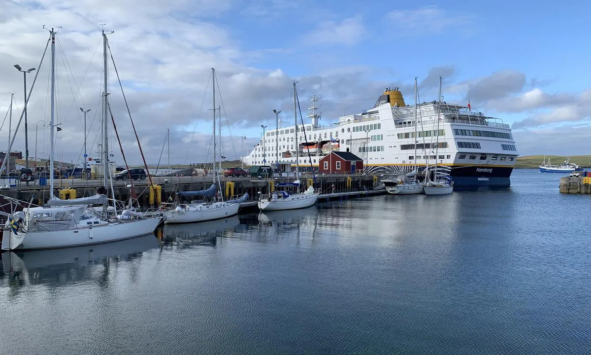 Lerwick: {"base": "no", "no": "Gjestehavna p\u00e5 s\u00f8rsiden av kaia, innseiling til h\u00f8yre bak cruseskipet. Grunt i s\u00f8r p\u00e5 havna. Bilde fra s\u00f8r.", "se": "G\u00e4sthamnen p\u00e5 s\u00f6dra sidan av kajen, insegling till h\u00f6ger bakom kryssningsfartyget. Grunt i s\u00f6dra delen av hamnen. Bild fr\u00e5n s\u00f6der.", "en": "The guest harbor is on the south side of the quay, enter to the right behind the cruise ship. Shallow waters in the southern part of the harbor. Picture from the south.", "da": "G\u00e6stehavnen p\u00e5 sydsiden af kajen, indsejling til h\u00f8jre bag krydstogtskibet. Lavvandet i syd ved havnen. Billede fra syd.", "fr": "Port de plaisance pour les visiteurs du c\u00f4t\u00e9 sud du quai, entr\u00e9e \u00e0 droite derri\u00e8re le navire de croisi\u00e8re. Eaux peu profondes au sud du port. Image vue du sud.", "de": "Der G\u00e4stehafen befindet sich auf der S\u00fcdseite des Kais, die Einfahrt ist rechts hinter dem Kreuzfahrtschiff. Flach im S\u00fcden des Hafens. Bild von S\u00fcden.", "es": "El puerto de visitantes est\u00e1 en el lado sur del muelle, la entrada est\u00e1 a la derecha detr\u00e1s del crucero. Aguas poco profundas al sur del puerto. Imagen tomada desde el sur.", "it": "Il porto per gli ospiti si trova sul lato sud del molo, l'ingresso \u00e8 a destra dietro la nave da crociera. Fondale basso a sud del porto. Immagine dal sud.", "pt": "O porto para visitantes fica no lado sul do cais, com entrada \u00e0 direita atr\u00e1s do navio de cruzeiro. \u00c1reas rasas no sul do porto. Imagem do sul.", "nl": "De jachthaven voor gasten bevindt zich aan de zuidkant van de pier, vaar naar rechts achter het cruiseschip. Ondiep aan de zuidkant van de haven. Afbeelding vanuit het zuiden.", "pl": "Przysta\u0144 go\u015bcinna po po\u0142udniowej stronie nabrze\u017ca, wp\u0142yni\u0119cie na prawo za statkiem wycieczkowym. P\u0142ytko na po\u0142udniu portu. Zdj\u0119cie z po\u0142udnia.", "uk": "\u0413\u043e\u0441\u0442\u0435\u0432\u0430 \u0433\u0430\u0432\u0430\u043d\u044c \u043d\u0430 \u043f\u0456\u0432\u0434\u0435\u043d\u043d\u0456\u0439 \u0441\u0442\u043e\u0440\u043e\u043d\u0456 \u043f\u0440\u0438\u0447\u0430\u043b\u0443, \u0437\u0430\u0445\u0456\u0434 \u0437\u0431\u043e\u043a\u0443 \u043a\u0440\u0443\u0457\u0437\u043d\u043e\u0433\u043e \u043a\u043e\u0440\u0430\u0431\u043b\u044f. \u041c\u0456\u043b\u043a\u043e \u043d\u0430 \u043f\u0456\u0432\u0434\u043d\u0456 \u0433\u0430\u0432\u0430\u043d\u0456. \u0417\u043e\u0431\u0440\u0430\u0436\u0435\u043d\u043d\u044f \u0437 \u043f\u0456\u0432\u0434\u043d\u044f.", "ro": "Portul de agrement pentru oaspe\u021bi se afl\u0103 pe partea de sud a cheiului, intrarea se face prin dreapta \u00een spatele navei de croazier\u0103. Apa este pu\u021bin ad\u00e2nc\u0103 \u00een partea de sud a portului. Imagine din sud.", "tr": "Misafir liman\u0131 iskelenin g\u00fcney taraf\u0131nda, kruvaziyer gemisinin arkas\u0131ndan sa\u011fa giden yoldad\u0131r. Liman\u0131n g\u00fcneyinde s\u0131\u011fl\u0131klara dikkat. G\u00fcneyden g\u00f6r\u00fcnt\u00fc.", "el": "\u039f \u03be\u03b5\u03bd\u03ce\u03bd\u03b1\u03c2 \u03c4\u03bf\u03c5 \u03bb\u03b9\u03bc\u03b1\u03bd\u03b9\u03bf\u03cd \u03c3\u03c4\u03b7 \u03bd\u03cc\u03c4\u03b9\u03b1 \u03c0\u03bb\u03b5\u03c5\u03c1\u03ac \u03c4\u03b7\u03c2 \u03b1\u03c0\u03bf\u03b2\u03ac\u03b8\u03c1\u03b1\u03c2, \u03b5\u03af\u03c3\u03bf\u03b4\u03bf\u03c2 \u03b4\u03b5\u03be\u03b9\u03ac \u03c0\u03af\u03c3\u03c9 \u03b1\u03c0\u03cc \u03c4\u03bf \u03ba\u03c1\u03bf\u03c5\u03b1\u03b6\u03b9\u03b5\u03c1\u03cc\u03c0\u03bb\u03bf\u03b9\u03bf. \u03a1\u03b7\u03c7\u03ac \u03bd\u03b5\u03c1\u03ac \u03c3\u03c4\u03bf \u03bd\u03cc\u03c4\u03b9\u03bf \u03bc\u03ad\u03c1\u03bf\u03c2 \u03c4\u03bf\u03c5 \u03bb\u03b9\u03bc\u03b1\u03bd\u03b9\u03bf\u03cd. \u0395\u03b9\u03ba\u03cc\u03bd\u03b1 \u03b1\u03c0\u03cc \u03c4\u03bf\u03bd \u03bd\u03cc\u03c4\u03bf.", "cs": "P\u0159\u00edstav pro hosty na ji\u017en\u00ed stran\u011b mola, vplut\u00ed doprava za v\u00fdletn\u00ed lod\u00ed. M\u011blk\u00e9 vody na jihu p\u0159\u00edstavu. Obraz z jihu.", "hu": "A vend\u00e9gkik\u00f6t\u0151 a m\u00f3l\u00f3 d\u00e9li oldal\u00e1n tal\u00e1lhat\u00f3, a behaj\u00f3z\u00e1s jobbra, a tengerj\u00e1r\u00f3 haj\u00f3 m\u00f6g\u00f6tt. A kik\u00f6t\u0151 d\u00e9li r\u00e9sz\u00e9n\u00e9l sek\u00e9ly. K\u00e9p d\u00e9lr\u0151l.", "fi": "Vierasvenesatama laiturin etel\u00e4puolella, sis\u00e4\u00e4najo oikealle risteilyaluksen takaa. Matalikko sataman etel\u00e4osassa. Kuva etel\u00e4st\u00e4.", "bg": "\u0413\u043e\u0441\u0442\u043e\u043f\u0440\u0438\u0435\u043c\u043d\u043e\u0442\u043e \u043f\u0440\u0438\u0441\u0442\u0430\u043d\u0438\u0449\u0435 \u0435 \u043d\u0430 \u044e\u0436\u043d\u0430\u0442\u0430 \u0441\u0442\u0440\u0430\u043d\u0430 \u043d\u0430 \u043a\u0435\u044f, \u0432\u043b\u0438\u0437\u0430\u043d\u0435\u0442\u043e \u0435 \u043e\u0442\u0434\u044f\u0441\u043d\u043e \u0437\u0430\u0434 \u043a\u0440\u0443\u0438\u0437\u043d\u0438\u044f \u043a\u043e\u0440\u0430\u0431. \u041d\u0438\u0441\u043a\u0430\u0442\u0430 \u0432\u043e\u0434\u0430 \u0435 \u043d\u0430 \u044e\u0433 \u043e\u0442 \u043f\u0440\u0438\u0441\u0442\u0430\u043d\u0438\u0449\u0435\u0442\u043e. \u0421\u043d\u0438\u043c\u043a\u0430 \u043e\u0442 \u044e\u0433.", "sr": "\u041b\u0443\u043a\u0430 \u0437\u0430 \u0433\u043e\u0441\u0442\u0435 \u043d\u0430 \u0458\u0443\u0436\u043d\u043e\u0458 \u0441\u0442\u0440\u0430\u043d\u0438 \u043f\u0440\u0438\u0441\u0442\u0430\u043d\u0438\u0448\u0442\u0430, \u0443\u043b\u0430\u0437 \u043d\u0430 \u0434\u0435\u0441\u043d\u043e \u0438\u0437\u0430 \u043a\u0440\u0443\u0437\u0435\u0440\u0430. \u041f\u043b\u0438\u0442\u043a\u043e \u043d\u0430 \u0458\u0443\u0433\u0443 \u043b\u0443\u043a\u0435. \u0421\u043b\u0438\u043a\u0430 \u0441\u0430 \u0458\u0443\u0433\u0430.", "et": "K\u00fclalissadam kai l\u00f5unak\u00fcljel, sisses\u00f5it paremale kruiisilaeva taha. Sadama l\u00f5unaosas on madal. Pilt l\u00f5unast.", "lv": "Viesu osta uz piest\u0101tnes dienvidu pusi, ieeja pa labi aiz kru\u012bza ku\u0123a. Sejuma dienvidos ost\u0101. Att\u0113ls no dienvidiem.", "lt": "Svetim\u0173j\u0173 uostas pietin\u0117je prieplaukos pus\u0117je, \u012fplaukimas de\u0161in\u0117je u\u017e kruizinio laivo. Sekliai pietin\u0117je uosto dalyje. Nuotrauka i\u0161 piet\u0173."}