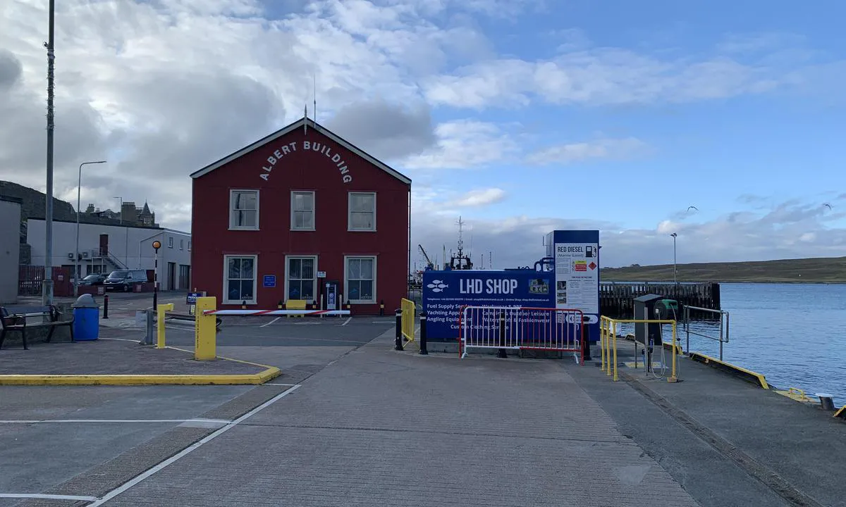 Lerwick: {"base": "no", "no": "Havnekontor hvor du registrerer deg inn og f\u00e5r n\u00f8kkel til dusj og vaskemaskin. Bruk kanal 12 n\u00e5r du kommer, s\u00e5 f\u00e5r du ogs\u00e5 hvite om flytebrygga til tenderb\u00e5ter kan brukes. Diesel fylling til h\u00f8yre i bildet. Bilde tatt i fra s\u00f8r.", "se": "Hamnkontor d\u00e4r du registrerar dig och f\u00e5r nyckel till dusch och tv\u00e4ttmaskin. Anv\u00e4nd kanal 12 n\u00e4r du anl\u00e4nder, s\u00e5 f\u00e5r du veta om flytbryggan f\u00f6r tenderb\u00e5tar kan anv\u00e4ndas. Dieselp\u00e5fyllning till h\u00f6ger p\u00e5 bilden. Bild tagen fr\u00e5n s\u00f6der.", "en": "Harbor office where you register and get a key for the shower and washing machine. Use channel 12 when you arrive, so you will also find out if the floating dock for tender boats can be used. Diesel filling station to the right in the picture. Picture taken from the south.", "da": "Havnekontor hvor du registrerer dig ind og f\u00e5r n\u00f8gle til brusebad og vaskemaskine. Brug kanal 12, n\u00e5r du kommer, s\u00e5 f\u00e5r du ogs\u00e5 at vide, om flydebroen til tenderb\u00e5de kan bruges. Dieselfyldning til h\u00f8jre p\u00e5 billedet. Billede taget fra syd.", "fr": "Bureau du port o\u00f9 vous vous enregistrez et obtenez une cl\u00e9 pour la douche et la machine \u00e0 laver. Utilisez le canal 12 \u00e0 votre arriv\u00e9e, vous serez \u00e9galement inform\u00e9 si le quai flottant pour les annexes peut \u00eatre utilis\u00e9. Remplissage de diesel \u00e0 droite sur l'image. Photo prise depuis le sud.", "de": "Hafenb\u00fcro, wo Sie sich anmelden und einen Schl\u00fcssel f\u00fcr Dusche und Waschmaschine bekommen. Verwenden Sie Kanal 12, wenn Sie ankommen, dann erfahren Sie auch, ob der schwimmende Steg f\u00fcr Tenderboote genutzt werden kann. Dieselbef\u00fcllung rechts im Bild. Bild von S\u00fcden aufgenommen.", "es": "Oficina del puerto donde te registras y obtienes la llave para la ducha y la lavadora. Usa el canal 12 cuando llegues, as\u00ed tambi\u00e9n sabr\u00e1s si el muelle flotante para los botes auxiliares se puede usar. Relleno de di\u00e9sel a la derecha en la imagen. Foto tomada desde el sur.", "it": "Ufficio portuale dove registrarsi e ottenere la chiave per la doccia e la lavatrice. Utilizza il canale 12 quando arrivi, cos\u00ec potrai anche sapere se il pontile galleggiante per le imbarcazioni ausiliarie pu\u00f2 essere utilizzato. Rifornimento di diesel a destra nell'immagine. Immagine scattata da sud.", "pt": "Escrit\u00f3rio do porto onde voc\u00ea se registra e recebe a chave para o chuveiro e a m\u00e1quina de lavar. Use o canal 12 quando chegar, assim voc\u00ea tamb\u00e9m saber\u00e1 se o cais flutuante para barcos de apoio pode ser usado. Abastecimento de diesel \u00e0 direita na imagem. Foto tirada do sul.", "nl": "Havenkantoor waar je je kunt registreren en een sleutel krijgt voor de douche en de wasmachine. Gebruik kanaal 12 wanneer je aankomt, dan krijg je ook te horen of de drijvende steiger voor tenders bruikbaar is. Dieseltanken rechts op de foto. De foto is genomen vanuit het zuiden.", "pl": "Biuro portowe, gdzie si\u0119 zameldujesz i otrzymasz klucz do prysznica i pralki. U\u017cyj kana\u0142u 12, gdy przybywasz, wtedy te\u017c dowiesz si\u0119, czy p\u0142ywaj\u0105cy pomost dla \u0142odzi pomocniczych jest dost\u0119pny. Nape\u0142nianie diesla po prawej stronie na zdj\u0119ciu. Zdj\u0119cie zrobione od po\u0142udnia.", "uk": "\u0413\u0430\u0432\u0430\u043d\u044c\u0441\u043a\u0438\u0439 \u043e\u0444\u0456\u0441, \u0434\u0435 \u0432\u0438 \u0440\u0435\u0454\u0441\u0442\u0440\u0443\u0454\u0442\u0435\u0441\u044c \u0456 \u043e\u0442\u0440\u0438\u043c\u0443\u0454\u0442\u0435 \u043a\u043b\u044e\u0447 \u0434\u043e \u0434\u0443\u0448\u0443 \u0442\u0430 \u043f\u0440\u0430\u043b\u044c\u043d\u043e\u0457 \u043c\u0430\u0448\u0438\u043d\u0438. \u0412\u0438\u043a\u043e\u0440\u0438\u0441\u0442\u043e\u0432\u0443\u0439\u0442\u0435 \u043a\u0430\u043d\u0430\u043b 12, \u043a\u043e\u043b\u0438 \u043f\u0456\u0434\u0445\u043e\u0434\u0438\u0442\u0435, \u0442\u0430\u043a \u0432\u0438 \u0442\u0430\u043a\u043e\u0436 \u0434\u0456\u0437\u043d\u0430\u0454\u0442\u0435\u0441\u044f, \u0447\u0438 \u043c\u043e\u0436\u043d\u0430 \u0432\u0438\u043a\u043e\u0440\u0438\u0441\u0442\u043e\u0432\u0443\u0432\u0430\u0442\u0438 \u043f\u043b\u0430\u0432\u0443\u0447\u0438\u0439 \u043f\u0440\u0438\u0447\u0430\u043b \u0434\u043b\u044f \u0442\u0435\u043d\u0434\u0435\u0440\u043d\u0438\u0445 \u0441\u0443\u0434\u0435\u043d. \u0417\u0430\u043f\u0440\u0430\u0432\u043a\u0430 \u0434\u0438\u0437\u0435\u043b\u0435\u043c \u043f\u0440\u0430\u0432\u043e\u0440\u0443\u0447 \u043d\u0430 \u0437\u043e\u0431\u0440\u0430\u0436\u0435\u043d\u043d\u0456. \u0417\u043e\u0431\u0440\u0430\u0436\u0435\u043d\u043d\u044f \u0437\u043d\u044f\u0442\u043e \u0437 \u043f\u0456\u0432\u0434\u043d\u044f.", "ro": "Biroul portuar unde te \u00eenregistrezi \u0219i ob\u021bii cheia pentru du\u0219 \u0219i ma\u0219ina de sp\u0103lat. Folose\u0219te canalul 12 c\u00e2nd ajungi, astfel vei afla dac\u0103 pontonul flotant pentru b\u0103rcile de aprovizionare poate fi utilizat. Alimentare cu motorin\u0103 \u00een dreapta imaginii. Imagine luat\u0103 dinspre sud.", "tr": "Limana giri\u015f yapmak ve du\u015f ile \u00e7ama\u015f\u0131r makinesi i\u00e7in anahtar almak i\u00e7in liman ofisine kay\u0131t yapt\u0131rmal\u0131s\u0131n\u0131z. Limana geldi\u011finizde kanal 12'yi kullan\u0131n, b\u00f6ylece tender tekneleri i\u00e7in y\u00fczer iskelelerin kullan\u0131labilir olup olmad\u0131\u011f\u0131n\u0131 \u00f6\u011frenebilirsiniz. Resimde sa\u011fda dizel dolum yeri bulunmaktad\u0131r. Resim g\u00fcneyden \u00e7ekilmi\u015ftir.", "el": "\u0393\u03c1\u03b1\u03c6\u03b5\u03af\u03bf \u03bb\u03b9\u03bc\u03b1\u03bd\u03b9\u03bf\u03cd \u03cc\u03c0\u03bf\u03c5 \u03ba\u03ac\u03bd\u03b5\u03c4\u03b5 \u03b5\u03b3\u03b3\u03c1\u03b1\u03c6\u03ae \u03ba\u03b1\u03b9 \u03c0\u03b1\u03af\u03c1\u03bd\u03b5\u03c4\u03b5 \u03ba\u03bb\u03b5\u03b9\u03b4\u03af \u03b3\u03b9\u03b1 \u03bd\u03c4\u03bf\u03c5\u03c2 \u03ba\u03b1\u03b9 \u03c0\u03bb\u03c5\u03bd\u03c4\u03ae\u03c1\u03b9\u03bf. \u03a7\u03c1\u03b7\u03c3\u03b9\u03bc\u03bf\u03c0\u03bf\u03b9\u03ae\u03c3\u03c4\u03b5 \u03c4\u03bf \u03ba\u03b1\u03bd\u03ac\u03bb\u03b9 12 \u03cc\u03c4\u03b1\u03bd \u03c6\u03c4\u03ac\u03c3\u03b5\u03c4\u03b5, \u03b3\u03b9\u03b1 \u03bd\u03b1 \u03b5\u03bd\u03b7\u03bc\u03b5\u03c1\u03c9\u03b8\u03b5\u03af\u03c4\u03b5 \u03b1\u03bd \u03b7 \u03c0\u03bb\u03c9\u03c4\u03ae \u03b1\u03c0\u03bf\u03b2\u03ac\u03b8\u03c1\u03b1 \u03b3\u03b9\u03b1 \u03bd\u03b1\u03c5\u03c4\u03b9\u03bb\u03b9\u03b1\u03ba\u03ac \u03c3\u03ba\u03ac\u03c6\u03b7 \u03bc\u03c0\u03bf\u03c1\u03b5\u03af \u03bd\u03b1 \u03c7\u03c1\u03b7\u03c3\u03b9\u03bc\u03bf\u03c0\u03bf\u03b9\u03b7\u03b8\u03b5\u03af. \u0393\u03ad\u03bc\u03b9\u03c3\u03bc\u03b1 \u03c0\u03b5\u03c4\u03c1\u03b5\u03bb\u03b1\u03af\u03bf\u03c5 \u03c3\u03c4\u03b1 \u03b4\u03b5\u03be\u03b9\u03ac \u03c4\u03b7\u03c2 \u03b5\u03b9\u03ba\u03cc\u03bd\u03b1\u03c2. \u0397 \u03b5\u03b9\u03ba\u03cc\u03bd\u03b1 \u03c4\u03c1\u03b1\u03b2\u03ae\u03c7\u03c4\u03b7\u03ba\u03b5 \u03b1\u03c0\u03cc \u03c4\u03bf\u03bd \u03bd\u03cc\u03c4\u03bf.", "cs": "P\u0159\u00edstavn\u00ed kancel\u00e1\u0159, kde se zaregistrujete a obdr\u017e\u00edte kl\u00ed\u010d ke spr\u0161e a pra\u010dce. Pou\u017eijte kan\u00e1l 12, kdy\u017e p\u0159ijedete, a dozv\u00edte se, zda je mo\u017en\u00e9 pou\u017e\u00edt plovouc\u00ed molo pro tendrov\u00e9 lod\u011b. Pln\u011bn\u00ed nafty vpravo na obr\u00e1zku. Obr\u00e1zek po\u0159\u00edzen z jihu.", "hu": "Kik\u00f6t\u0151i iroda, ahol bejelentkezel \u00e9s megkapod a kulcsot a zuhanyz\u00f3hoz \u00e9s a mos\u00f3g\u00e9phez. Haszn\u00e1ld a 12-es csatorn\u00e1t, amikor meg\u00e9rkezel, \u00edgy t\u00e1j\u00e9koztat\u00e1st kapsz arr\u00f3l, hogy a tenderhaj\u00f3k sz\u00e1m\u00e1ra k\u00e9sz\u00fclt \u00fasz\u00f3 dokk haszn\u00e1lhat\u00f3-e. D\u00edzel t\u00f6lt\u00e9s a k\u00e9p jobb oldal\u00e1n. K\u00e9p d\u00e9l fel\u0151l k\u00e9sz\u00fclt.", "fi": "Satamakonttori, jossa rekister\u00f6idyt ja saat avaimen suihkuun ja pesukoneeseen. K\u00e4yt\u00e4 kanavaa 12 saapuessasi, niin saat my\u00f6s tietoa, voiko apuveneiden kelluva laituri olla k\u00e4ytett\u00e4viss\u00e4. Dieselin t\u00e4ytt\u00f6 oikealla kuvassa. Kuva otettu etel\u00e4st\u00e4.", "bg": "\u041f\u0440\u0438\u0441\u0442\u0430\u043d\u0438\u0449\u043d\u0430 \u0441\u043b\u0443\u0436\u0431\u0430, \u043a\u044a\u0434\u0435\u0442\u043e \u0441\u0435 \u0440\u0435\u0433\u0438\u0441\u0442\u0440\u0438\u0440\u0430\u0442\u0435 \u0438 \u043f\u043e\u043b\u0443\u0447\u0430\u0432\u0430\u0442\u0435 \u043a\u043b\u044e\u0447 \u0437\u0430 \u0434\u0443\u0448\u0430 \u0438 \u043f\u0435\u0440\u0430\u043b\u043d\u044f\u0442\u0430. \u0418\u0437\u043f\u043e\u043b\u0437\u0432\u0430\u0439\u0442\u0435 \u043a\u0430\u043d\u0430\u043b 12, \u043a\u043e\u0433\u0430\u0442\u043e \u043f\u0440\u0438\u0441\u0442\u0438\u0433\u0430\u0442\u0435, \u0442\u0430\u043a\u0430 \u0449\u0435 \u043f\u043e\u043b\u0443\u0447\u0438\u0442\u0435 \u0438 \u0438\u043d\u0444\u043e\u0440\u043c\u0430\u0446\u0438\u044f \u0434\u0430\u043b\u0438 \u043f\u043b\u0430\u0432\u0430\u0449\u043e\u0442\u043e \u043f\u0440\u0438\u0441\u0442\u0430\u043d\u0438\u0449\u0435 \u0437\u0430 \u0442\u0435\u043d\u0434\u0435\u0440\u043d\u0438 \u043b\u043e\u0434\u043a\u0438 \u043c\u043e\u0436\u0435 \u0434\u0430 \u0441\u0435 \u0438\u0437\u043f\u043e\u043b\u0437\u0432\u0430. \u041f\u044a\u043b\u043d\u0435\u043d\u0435 \u043d\u0430 \u0434\u0438\u0437\u0435\u043b\u043e\u0432\u043e \u0433\u043e\u0440\u0438\u0432\u043e \u043e\u0442 \u0434\u044f\u0441\u043d\u0430\u0442\u0430 \u0441\u0442\u0440\u0430\u043d\u0430 \u043d\u0430 \u0438\u0437\u043e\u0431\u0440\u0430\u0436\u0435\u043d\u0438\u0435\u0442\u043e. \u0421\u043d\u0438\u043c\u043a\u0430\u0442\u0430 \u0435 \u043d\u0430\u043f\u0440\u0430\u0432\u0435\u043d\u0430 \u043e\u0442 \u044e\u0433.", "sr": "Lu\u010dka kancelarija gde se prijavljujete i dobijate klju\u010d za tu\u0161 i ve\u0161 ma\u0161inu. Koristite kanal 12 kada do\u0111ete, tako\u0111e \u0107ete saznati da li se plutaju\u0107i gat za pomo\u0107ne \u010damce mo\u017ee koristiti. Punjenje dizela sa desne strane na slici. Slika uzeta sa juga.", "et": "Sadamab\u00fcroo, kus saate registreeruda ja v\u00f5tmed du\u0161i ning pesumasina jaoks. Kasutage kanalit 12 saabudes, et saada teavet, kas \u00f5hutuspaadisild on kasutatav. Diiselk\u00fctuse tankimine pildi paremal. Pilt tehtud l\u00f5unast.", "lv": "Ostas birojs, kur\u0101 re\u0123istr\u0113jaties un sa\u0146emat atsl\u0113gu du\u0161ai un ve\u013cas mazg\u0101jamai ma\u0161\u012bnai. Izmantojiet kan\u0101lu 12, kad ien\u0101kat, lai uzzin\u0101tu, vai pontona piest\u0101tne maz\u0101m laiv\u0101m ir izmantojama. D\u012bze\u013ca degvielas uzpilde att\u0113l\u0101 pa labi. Att\u0113ls uz\u0146emts no dienvidiem.", "lt": "Uosto biuras, kuriame u\u017esiregistruojate ir gaunate rakt\u0105 nuo du\u0161o ir skalbykl\u0117s. Naudokite kanal\u0105 12, kai atvyksite, kad su\u017einotum\u0117te, ar pl\u016bduriuojantis pontoninis tiltas gali b\u016bti naudojamas laivams. Dyzelinio kuro u\u017epildymas de\u0161in\u0117je nuotraukoje. Nuotrauka daryta i\u0161 piet\u0173."}