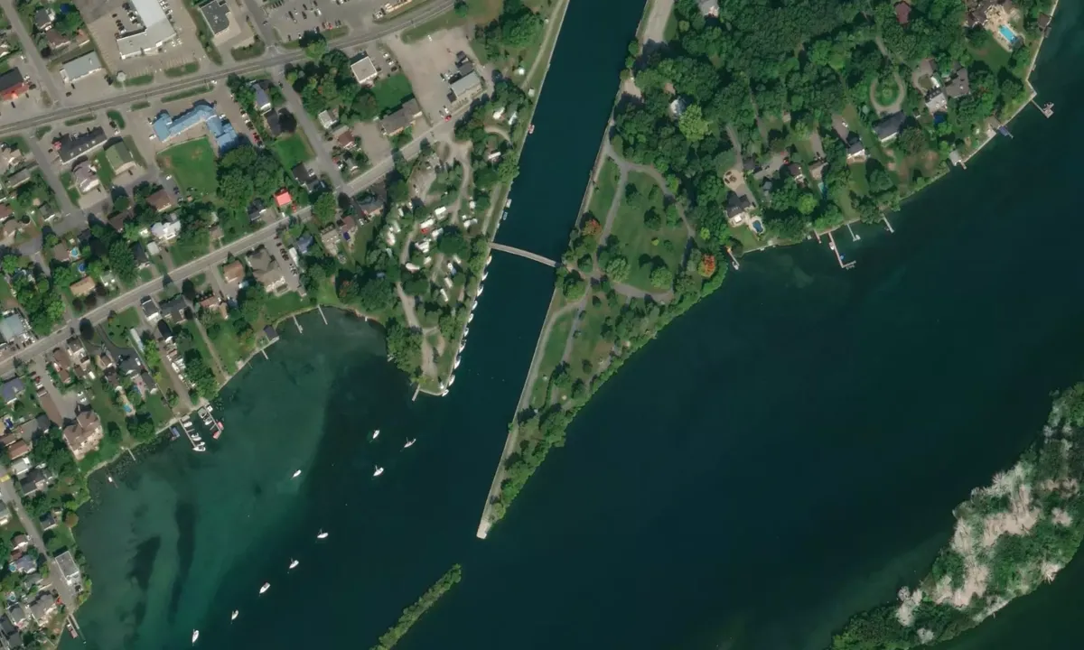 Flyfoto av Les Coteaux - Old Lock Wall