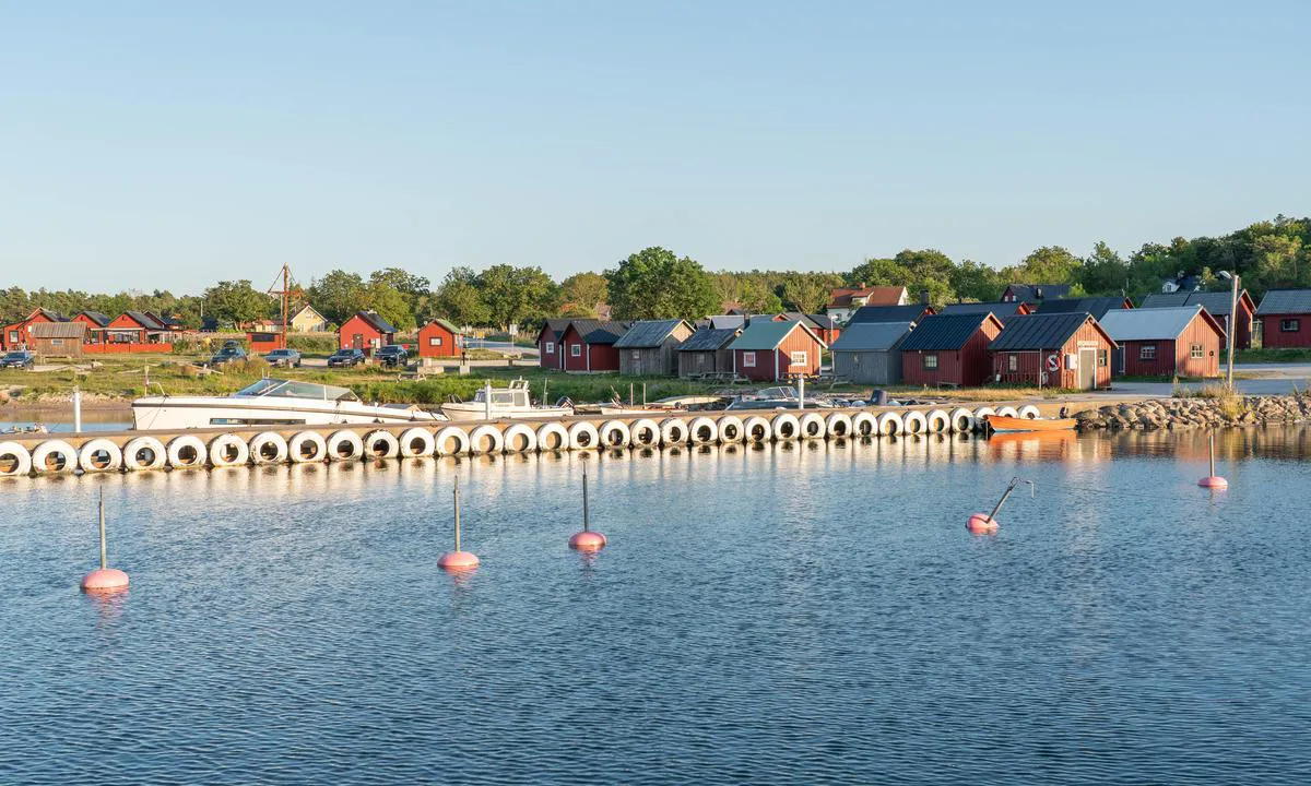 Lickershamn Gästhamn: {"base": "en", "no": "Hvis du leter etter betalingsautomaten (som jeg gjorde) n\u00e5r du kommer fra brygga (ikke fra havneveggen), er det det f\u00f8rste huset. Betalingsautomaten er til h\u00f8yre for d\u00f8ra.", "se": "Om du letar efter betalningsmaskinen (som jag gjorde) n\u00e4r du kommer fr\u00e5n bryggan (inte fr\u00e5n hamnvallen), \u00e4r det f\u00f6rsta huset. Betalningsmaskinen \u00e4r till h\u00f6ger om d\u00f6rren.", "en": "If you\u2019re looking for the payment machine (like I was) when you come from the jetty (not from the harbour wall), it\u2019s the first house. The payment machine is to the right of the door.", "da": "Hvis du leder efter betalingsautomaten (som jeg gjorde) n\u00e5r du kommer fra molen (ikke fra havnemuren), er det det f\u00f8rste hus. Betalingsautomaten er til h\u00f8jre for d\u00f8ren.", "fr": "Si vous cherchez la machine \u00e0 paiement (comme moi) en venant de la jet\u00e9e (et non du mur du port), c'est la premi\u00e8re maison. La machine \u00e0 paiement se trouve \u00e0 droite de la porte.", "de": "Wenn Sie nach dem Zahlungsautomaten suchen (so wie ich es war), wenn Sie vom Steg kommen (nicht von der Hafenmauer), ist es das erste Haus. Der Zahlungsautomat befindet sich rechts von der T\u00fcr.", "es": "Si est\u00e1s buscando la m\u00e1quina de pago (como yo lo estaba) cuando vienes desde el embarcadero (no desde el muro del puerto), es la primera casa. La m\u00e1quina de pago est\u00e1 a la derecha de la puerta.", "it": "Se stai cercando il distributore automatico di pagamenti (come lo stavo cercando io) quando arrivi dal pontile (non dal molo del porto), \u00e8 la prima casa. Il distributore automatico di pagamenti si trova a destra della porta.", "pt": "Se voc\u00ea est\u00e1 procurando pela m\u00e1quina de pagamento (como eu estava) quando vem do cais (n\u00e3o da parede do porto), \u00e9 a primeira casa. A m\u00e1quina de pagamento est\u00e1 \u00e0 direita da porta.", "nl": "Als u op zoek bent naar de betaalautomaat (zoals ik was) wanneer u van de steiger komt (niet van de havenmuur), is het het eerste huis. De betaalautomaat bevindt zich rechts van de deur.", "pl": "Je\u017celi szukasz automatu do p\u0142atno\u015bci (jak ja), kiedy przybywasz z pomostu (nie z falochronu), to jest pierwszy dom. Automat do p\u0142atno\u015bci znajduje si\u0119 po prawej stronie drzwi.", "uk": "\u042f\u043a\u0449\u043e \u0432\u0438 \u0448\u0443\u043a\u0430\u0454\u0442\u0435 \u043f\u043b\u0430\u0442\u0456\u0436\u043d\u0438\u0439 \u0430\u0432\u0442\u043e\u043c\u0430\u0442 (\u044f\u043a \u044f \u0448\u0443\u043a\u0430\u0432), \u043a\u043e\u043b\u0438 \u0432\u0438 \u043f\u0456\u0434\u0456\u0439\u0434\u0435\u0442\u0435 \u0437 \u043f\u0440\u0438\u0447\u0430\u043b\u0443 (\u043d\u0435 \u0437 \u0433\u0430\u0432\u0430\u043d\u0456), \u0446\u0435 \u043f\u0435\u0440\u0448\u0438\u0439 \u0431\u0443\u0434\u0438\u043d\u043e\u043a. \u041f\u043b\u0430\u0442\u0456\u0436\u043d\u0438\u0439 \u0430\u0432\u0442\u043e\u043c\u0430\u0442 \u0437\u043d\u0430\u0445\u043e\u0434\u0438\u0442\u044c\u0441\u044f \u043f\u0440\u0430\u0432\u043e\u0440\u0443\u0447 \u0432\u0456\u0434 \u0434\u0432\u0435\u0440\u0435\u0439.", "ro": "Dac\u0103 c\u0103uta\u021bi automatul de plat\u0103 (a\u0219a cum am f\u0103cut \u0219i eu) c\u00e2nd veni\u021bi de la debarcader (nu de la zidul portului), este prima cl\u0103dire. Automat-ul de plat\u0103 este \u00een dreapta u\u0219ii.", "tr": "E\u011fer iskeleden geldi\u011finizde (liman duvar\u0131ndan de\u011fil) \u00f6deme makinesini (benim gibi) ar\u0131yorsan\u0131z, ilk evdir. \u00d6deme makinesi kap\u0131n\u0131n sa\u011f\u0131ndad\u0131r.", "el": "\u0395\u03ac\u03bd \u03c8\u03ac\u03c7\u03bd\u03b5\u03c4\u03b5 \u03b3\u03b9\u03b1 \u03c4\u03bf \u03bc\u03b7\u03c7\u03ac\u03bd\u03b7\u03bc\u03b1 \u03c0\u03bb\u03b7\u03c1\u03c9\u03bc\u03ae\u03c2 (\u03cc\u03c0\u03c9\u03c2 \u03ae\u03bc\u03bf\u03c5\u03bd \u03b5\u03b3\u03ce) \u03cc\u03c4\u03b1\u03bd \u03ad\u03c1\u03c7\u03b5\u03c3\u03c4\u03b5 \u03b1\u03c0\u03cc \u03c4\u03b7\u03bd \u03c0\u03c1\u03bf\u03b2\u03bb\u03ae\u03c4\u03b1 (\u03cc\u03c7\u03b9 \u03b1\u03c0\u03cc \u03c4\u03bf\u03bd \u03c4\u03bf\u03af\u03c7\u03bf \u03c4\u03bf\u03c5 \u03bb\u03b9\u03bc\u03b1\u03bd\u03b9\u03bf\u03cd), \u03b5\u03af\u03bd\u03b1\u03b9 \u03c4\u03bf \u03c0\u03c1\u03ce\u03c4\u03bf \u03c3\u03c0\u03af\u03c4\u03b9. \u03a4\u03bf \u03bc\u03b7\u03c7\u03ac\u03bd\u03b7\u03bc\u03b1 \u03c0\u03bb\u03b7\u03c1\u03c9\u03bc\u03ae\u03c2 \u03b2\u03c1\u03af\u03c3\u03ba\u03b5\u03c4\u03b1\u03b9 \u03b4\u03b5\u03be\u03b9\u03ac \u03b1\u03c0\u03cc \u03c4\u03b7\u03bd \u03c0\u03cc\u03c1\u03c4\u03b1.", "cs": "Pokud hled\u00e1te platebn\u00ed automat (jako j\u00e1), kdy\u017e p\u0159ijdete z p\u0159\u00edstavn\u00edho mola (ne z p\u0159\u00edstavn\u00ed zdi), je to prvn\u00ed d\u016fm. Platebn\u00ed automat je napravo od dve\u0159\u00ed.", "hu": "Ha a fizet\u0151 automat\u00e1t keresed (ahogy \u00e9n is), amikor a m\u00f3l\u00f3r\u00f3l (nem a kik\u00f6t\u0151falr\u00f3l) j\u00f6ssz, az els\u0151 h\u00e1z az. A fizet\u0151 automata az ajt\u00f3 jobb oldal\u00e1n tal\u00e1lhat\u00f3.", "fi": "Jos etsit maksukonetta (kuten min\u00e4 tein) tullessasi laituri-alueelta (ei sataman muurilta), se on ensimm\u00e4inen talo. Maksukone on oven oikealla puolella.", "bg": "\u0410\u043a\u043e \u0442\u044a\u0440\u0441\u0438\u0442\u0435 \u043c\u0430\u0448\u0438\u043d\u0430\u0442\u0430 \u0437\u0430 \u043f\u043b\u0430\u0449\u0430\u043d\u0435 (\u043a\u0430\u043a\u0442\u043e \u0430\u0437), \u043a\u043e\u0433\u0430\u0442\u043e \u0438\u0434\u0432\u0430\u0442\u0435 \u043e\u0442 \u043f\u043e\u043d\u0442\u043e\u043d\u0430 (\u043d\u0435 \u043e\u0442 \u043f\u0440\u0438\u0441\u0442\u0430\u043d\u0438\u0449\u043d\u0430\u0442\u0430 \u0441\u0442\u0435\u043d\u0430), \u0442\u043e\u0432\u0430 \u0435 \u043f\u044a\u0440\u0432\u0430\u0442\u0430 \u043a\u044a\u0449\u0430. \u041c\u0430\u0448\u0438\u043d\u0430\u0442\u0430 \u0437\u0430 \u043f\u043b\u0430\u0449\u0430\u043d\u0435 \u0435 \u0432\u0434\u044f\u0441\u043d\u043e \u043e\u0442 \u0432\u0440\u0430\u0442\u0430\u0442\u0430.", "sr": "Ako tra\u017eite aparat za pla\u0107anje (kao \u0161to sam ja tra\u017eio) kada dolazite sa gatova (ne sa zida luke), to je prva ku\u0107a. Aparat za pla\u0107anje nalazi se desno od vrata.", "et": "Kui otsid makseautomaati (nagu mina), tulles kailt (mitte sadama seinast), siis see on esimeses majas. Makseautomaat asub paremal pool ust.", "lv": "Ja j\u016bs no piest\u0101tnes (ne no ostas sienas) mekl\u0113jat maks\u0101juma autom\u0101tu (k\u0101 es mekl\u0113ju), tas ir pirmaj\u0101 m\u0101j\u0101. Maks\u0101juma autom\u0101ts atrodas pa labi no durv\u012bm.", "lt": "Jei ie\u0161kote mok\u0117jimo automato (kaip a\u0161), kai ateinate nuo prieplaukos (ne nuo uosto sienos), jis yra pirmajame name. Mok\u0117jimo automatas yra de\u0161in\u0117je nuo dur\u0173."}