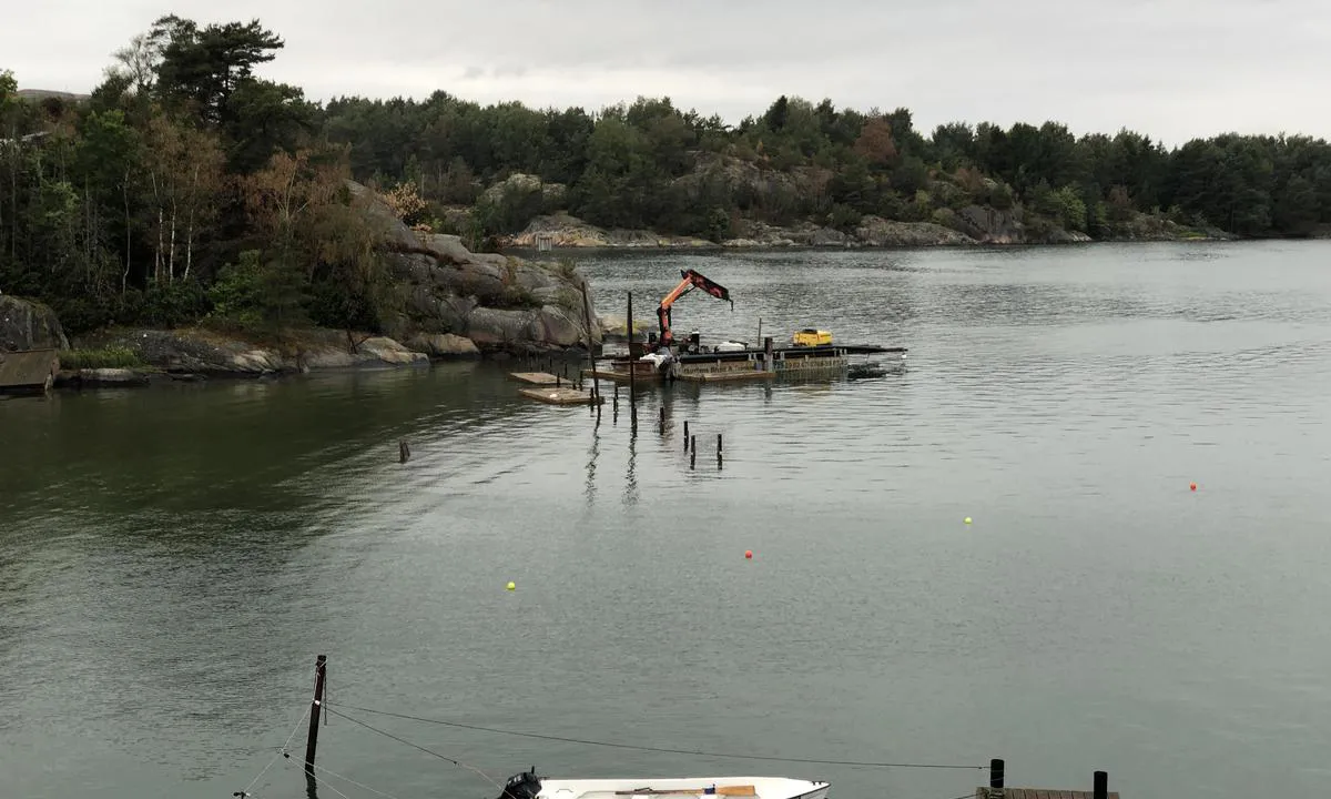 In july 2023 the pier on the south side of the harbour at Lilla Brattön was removed for work/improvements.