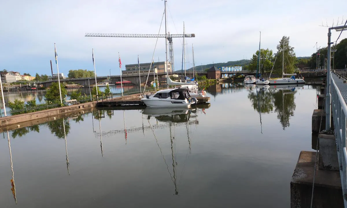 Lilla Edet (Övernattningshamn): {"base": "se", "no": "Bilde av havnen fra s\u00f8r. Merk b\u00f8yer langs strandkanten der det er for grunt til \u00e5 ligge langsides.", "se": "Bild p\u00e5 hamnen s\u00f6derifr\u00e5n. Notera bojarna l\u00e4ngs med strandkanten d\u00e4r det \u00e4r f\u00f6r grunt f\u00f6r att ligga l\u00e5ngsides.", "en": "Picture of the harbour from the south. Note the buoys along the shoreline where it is too shallow to moor alongside.", "da": "Billede af havnen set fra syd. Bem\u00e6rk b\u00f8jerne langs kysten, hvor det er for lavt til at ligge langs med.", "fr": "Photo du port depuis le sud. Notez les bou\u00e9es le long du rivage o\u00f9 il est trop peu profond pour accoster parall\u00e8lement.", "de": "Bild vom Hafen von S\u00fcden aus gesehen. Beachten Sie die Bojen entlang der K\u00fcste, wo es zu flach ist, um l\u00e4ngsseits zu liegen.", "es": "Imagen del puerto desde el sur. Note las boyas a lo largo de la costa donde es demasiado superficial para estar de lado.", "it": "Immagine del porto da sud. Nota le boe lungo la riva, dove \u00e8 troppo basso per ormeggiare affiancati.", "pt": "Imagem do porto a partir do sul. Note as boias ao longo da linha de costa, onde \u00e9 muito raso para atracar de lado.", "nl": "Afbeelding van de haven vanuit het zuiden. Let op de boeien langs de kust waar het te ondiep is om langszij te liggen.", "pl": "Obrazek przystani od strony po\u0142udniowej. Zwr\u00f3\u0107 uwag\u0119 na boje wzd\u0142u\u017c brzegu, gdzie jest zbyt p\u0142ytko, aby cumowa\u0107 r\u00f3wnolegle do brzegu.", "uk": "\u0417\u043e\u0431\u0440\u0430\u0436\u0435\u043d\u043d\u044f \u0433\u0430\u0432\u0430\u043d\u0456 \u0437 \u043f\u0456\u0432\u0434\u043d\u044f. \u0417\u0432\u0435\u0440\u043d\u0456\u0442\u044c \u0443\u0432\u0430\u0433\u0443 \u043d\u0430 \u0431\u0443\u0457 \u0432\u0437\u0434\u043e\u0432\u0436 \u0431\u0435\u0440\u0435\u0433\u043e\u0432\u043e\u0457 \u043b\u0456\u043d\u0456\u0457, \u0434\u0435 \u0437\u0430\u043d\u0430\u0434\u0442\u043e \u043c\u0456\u043b\u043a\u043e, \u0449\u043e\u0431 \u0441\u0442\u043e\u044f\u0442\u0438 \u0431\u043e\u0440\u0442\u043e\u043c.", "ro": "Imagine cu portul dinspre sud. Observa\u021bi balizele de-a lungul \u021b\u0103rmului, unde este prea pu\u021bin ad\u00e2nc pentru a acosta paralel cu malul.", "tr": "G\u00fcneyden liman\u0131n resmi. Yana\u015fmak i\u00e7in \u00e7ok s\u0131\u011f olan k\u0131y\u0131 boyunca \u015famand\u0131ralara dikkat edin.", "el": "\u0395\u03b9\u03ba\u03cc\u03bd\u03b1 \u03c4\u03bf\u03c5 \u03bb\u03b9\u03bc\u03b1\u03bd\u03b9\u03bf\u03cd \u03b1\u03c0\u03cc \u03c4\u03b1 \u03bd\u03cc\u03c4\u03b9\u03b1. \u03a3\u03b7\u03bc\u03b5\u03b9\u03ce\u03c3\u03c4\u03b5 \u03c4\u03bf\u03c5\u03c2 \u03c3\u03b7\u03bc\u03b1\u03b4\u03bf\u03cd\u03c1\u03b5\u03c2 \u03ba\u03b1\u03c4\u03ac \u03bc\u03ae\u03ba\u03bf\u03c2 \u03c4\u03b7\u03c2 \u03b1\u03ba\u03c4\u03bf\u03b3\u03c1\u03b1\u03bc\u03bc\u03ae\u03c2 \u03cc\u03c0\u03bf\u03c5 \u03c4\u03bf \u03b2\u03ac\u03b8\u03bf\u03c2 \u03b5\u03af\u03bd\u03b1\u03b9 \u03c0\u03bf\u03bb\u03cd \u03bc\u03b9\u03ba\u03c1\u03cc \u03b3\u03b9\u03b1 \u03bd\u03b1 \u03b1\u03b3\u03ba\u03c5\u03c1\u03bf\u03b2\u03bf\u03bb\u03ae\u03c3\u03bf\u03c5\u03bd \u03ba\u03b1\u03c4\u03ac \u03bc\u03ae\u03ba\u03bf\u03c2.", "cs": "Obr\u00e1zek p\u0159\u00edstavu z jihu. Vezm\u011bte na v\u011bdom\u00ed b\u00f3je pod\u00e9l pob\u0159e\u017e\u00ed, kde je p\u0159\u00edli\u0161 m\u011blk\u00e9 na to, aby bylo mo\u017en\u00e9 p\u0159ist\u00e1t bokem.", "hu": "K\u00e9p a kik\u00f6t\u0151r\u0151l d\u00e9li ir\u00e1nyb\u00f3l. Vegye figyelembe a b\u00f3j\u00e1kat a part ment\u00e9n, ahol t\u00fal sek\u00e9ly ahhoz, hogy hossz\u00e1ban fek\u00fcdj\u00f6n.", "fi": "<img alt='Kuva satamasta etel\u00e4st\u00e4 p\u00e4in.'> Huomaa poijut pitkin rantaviivaa kohdissa, joissa vesi on liian matalaa kylkikiinnitykseen.", "bg": "\u0421\u043d\u0438\u043c\u043a\u0430 \u043d\u0430 \u043f\u0440\u0438\u0441\u0442\u0430\u043d\u0438\u0449\u0435\u0442\u043e \u043e\u0442 \u044e\u0433. \u041e\u0431\u044a\u0440\u043d\u0435\u0442\u0435 \u0432\u043d\u0438\u043c\u0430\u043d\u0438\u0435 \u043d\u0430 \u0448\u0430\u043c\u0430\u043d\u0434\u0443\u0440\u0438\u0442\u0435 \u043f\u043e \u043a\u0440\u0430\u0439\u0431\u0440\u0435\u0436\u0438\u0435\u0442\u043e, \u043a\u044a\u0434\u0435\u0442\u043e \u0435 \u0442\u0432\u044a\u0440\u0434\u0435 \u043f\u043b\u0438\u0442\u043a\u043e, \u0437\u0430 \u0434\u0430 \u0441\u0435 \u0430\u043a\u043e\u0441\u0442\u0438\u0440\u0430 \u043d\u0430\u0434\u043b\u044a\u0436.", "sr": "Slika luke sa juga. Obratite pa\u017enju na bove du\u017e obale gde je previ\u0161e plitko za bo\u010dno pristajanje.", "et": "Pilt sadamast l\u00f5unast. Pange t\u00e4hele poi, mis kulgevad piki rannajoont, kus on liiga madal, et k\u00fclg ees seista.", "lv": "Att\u0113ls uz ostu no dienvidiem. Piev\u0113rsiet uzman\u012bbu bo\u010d\u0101m gar krasta l\u012bniju, kur \u016bdens ir p\u0101r\u0101k sekls, lai piest\u0101tu paral\u0113li.", "lt": "Paveikslas i\u0161 piet\u0173 pus\u0117s uosto. Atkreipkite d\u0117mes\u012f \u012f pl\u016bdurus palei pakrant\u0119, kur yra per seklu stov\u0117ti prie \u0161on\u0173."}