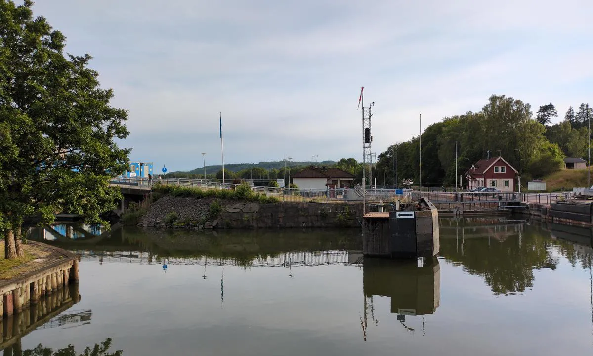 Lilla Edet (Övernattningshamn): {"base": "se", "no": "Bilde av innl\u00f8pet til havnen. Sving \u00f8stover rett ved \u00f8vre sluseporten.", "se": "Bild p\u00e5 inloppet till hamnen. Gira \u00f6sterut precis vid \u00f6vre slussporten.", "en": "Image of the entrance to the harbor. Turn east right at the upper lock gate.", "da": "<billede af indsejlingen til havnen>. Styre \u00f8stp\u00e5 lige ved den \u00f8vre sluseport.", "fr": "Image de l'entr\u00e9e du port. Virez vers l'est juste au niveau de la porte sup\u00e9rieure de l'\u00e9cluse.", "de": "Bild vom Hafeneingang. Steuern Sie direkt bei der oberen Schleusent\u00fcr nach Osten.", "es": "Imagen de la entrada al puerto. Gira hacia el este justo en la compuerta superior.", "it": "Immagine dell'ingresso del porto. Girare a est proprio all'ingresso superiore della chiusa.", "pt": "Imagem da entrada do porto. Vire para o leste logo na comporta superior.", "nl": "Afbeelding van de haveningang. Draai naar het oosten net bij de bovenste sluisdeur.", "pl": "Zdj\u0119cie wej\u015bcia do portu. Skr\u0119\u0107 na wsch\u00f3d tu\u017c przy g\u00f3rnej bramie \u015bluzy.", "uk": "<p>\u0417\u043e\u0431\u0440\u0430\u0436\u0435\u043d\u043d\u044f \u0432\u0445\u043e\u0434\u0443 \u0434\u043e \u0433\u0430\u0432\u0430\u043d\u0456. \u041f\u043e\u0432\u0435\u0440\u043d\u0456\u0442\u044c \u043d\u0430 \u0441\u0445\u0456\u0434 \u0441\u0430\u043c\u0435 \u0431\u0456\u043b\u044f \u0432\u0435\u0440\u0445\u043d\u044c\u043e\u0457 \u0448\u043b\u044e\u0437\u043e\u0432\u043e\u0457 \u0431\u0440\u0430\u043c\u0438.</p>", "ro": "Imagine cu intrarea \u00een port. Virati spre est chiar l\u00e2ng\u0103 poarta superioar\u0103 a ecluzei.", "tr": "Liman giri\u015finin resmi. \u00dcst kilit kap\u0131s\u0131n\u0131n hemen yan\u0131nda do\u011fuya do\u011fru d\u00f6n\u00fcn.", "el": "\u0395\u03b9\u03ba\u03cc\u03bd\u03b1 \u03b1\u03c0\u03cc \u03c4\u03b7\u03bd \u03b5\u03af\u03c3\u03bf\u03b4\u03bf \u03c4\u03bf\u03c5 \u03bb\u03b9\u03bc\u03b1\u03bd\u03b9\u03bf\u03cd. \u03a3\u03c4\u03c1\u03af\u03c8\u03c4\u03b5 \u03b1\u03bd\u03b1\u03c4\u03bf\u03bb\u03b9\u03ba\u03ac \u03b1\u03ba\u03c1\u03b9\u03b2\u03ce\u03c2 \u03c3\u03c4\u03b7 \u03c0\u03ac\u03bd\u03c9 \u03c0\u03cd\u03bb\u03b7 \u03c4\u03bf\u03c5 \u03ba\u03bb\u03b5\u03b9\u03b4\u03b9\u03bf\u03cd.", "cs": "<p>Obr\u00e1zek vjezdu do p\u0159\u00edstavu. Oto\u010dte se na v\u00fdchod t\u011bsn\u011b u horn\u00ed br\u00e1ny plavebn\u00ed komory.</p>", "hu": "K\u00e9p a kik\u00f6t\u0151 bej\u00e1rat\u00e1r\u00f3l. Forduljon kelet fel\u00e9 k\u00f6zvetlen\u00fcl a fels\u0151 zsilipkapun\u00e1l.", "fi": "<img src='bild p\u00e5 inloppet till hamnen'> K\u00e4\u00e4nny it\u00e4\u00e4n heti ylemm\u00e4n sulkuportin kohdalla.", "bg": "<img src='bild-p\u00e5-inloppet-till-hamnen.jpg' alt='\u0412\u0445\u043e\u0434 \u043a\u044a\u043c \u043f\u0440\u0438\u0441\u0442\u0430\u043d\u0438\u0449\u0435\u0442\u043e.'> \u0417\u0430\u0432\u0438\u0439\u0442\u0435 \u043d\u0430 \u0438\u0437\u0442\u043e\u043a \u0442\u043e\u0447\u043d\u043e \u0434\u043e \u0433\u043e\u0440\u043d\u0430\u0442\u0430 \u0448\u043b\u044e\u0437\u043e\u0432\u0430 \u043f\u043e\u0440\u0442\u0430.", "sr": "Slika ulaza u luku. Okrenite se prema istoku ta\u010dno kod gornjih vrata brane.", "et": "Pilt sadamasse sisses\u00f5idust. Keerake idasse t\u00e4pselt \u00fclemise l\u00fc\u00fcsiv\u00e4rava juures.", "lv": "Att\u0113ls par iebrauktuvi ost\u0101. Pagriezieties uz austrumiem tie\u0161i pie aug\u0161\u0113j\u0101m sl\u016b\u017eu v\u0101rtiem.", "lt": "Vaizdas \u012f uost\u0105. Pasukite \u012f rytus tiesiai prie vir\u0161utini\u0173 \u0161liuzo vart\u0173."}