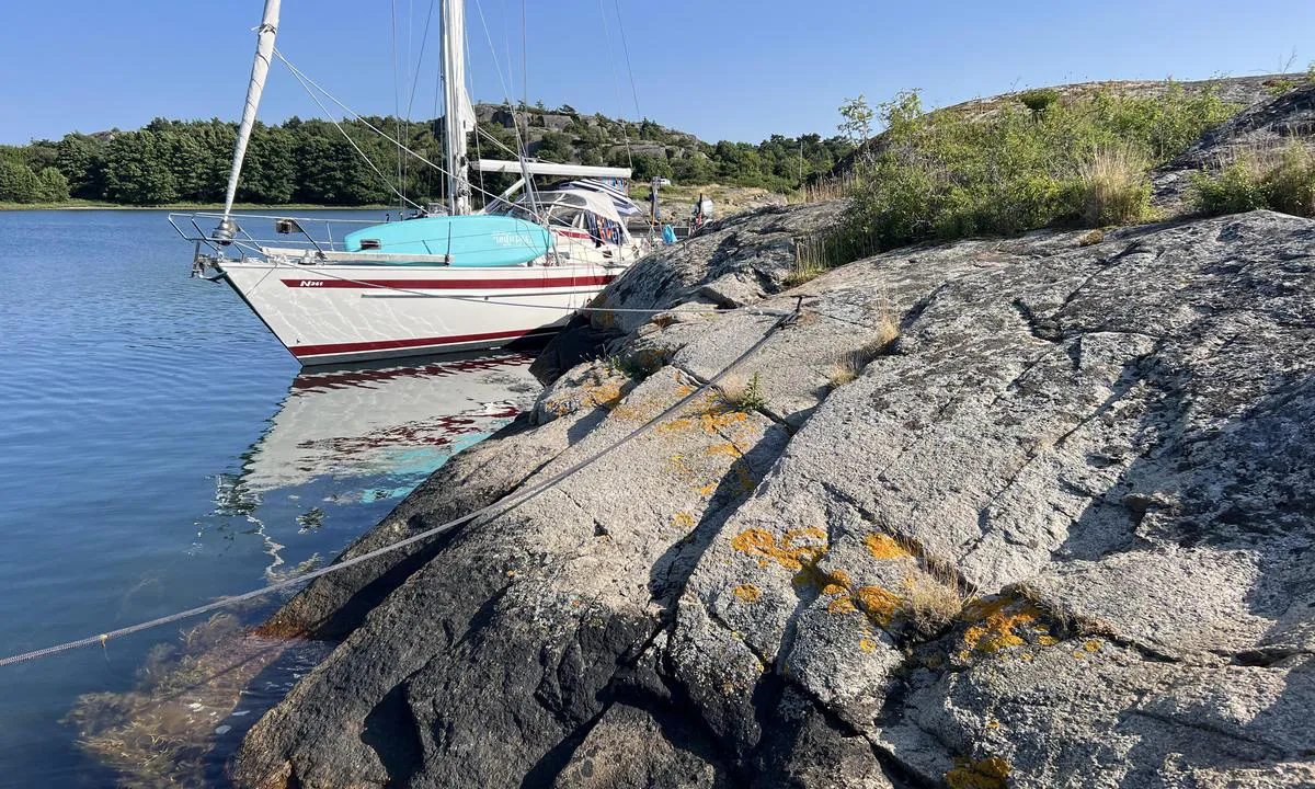 Lilla Havstensholmen: Det er en longsideplass innerst der seilbåten ligger. Litt trafikk gjennom sundet ab småbåter som skal til havstensund.