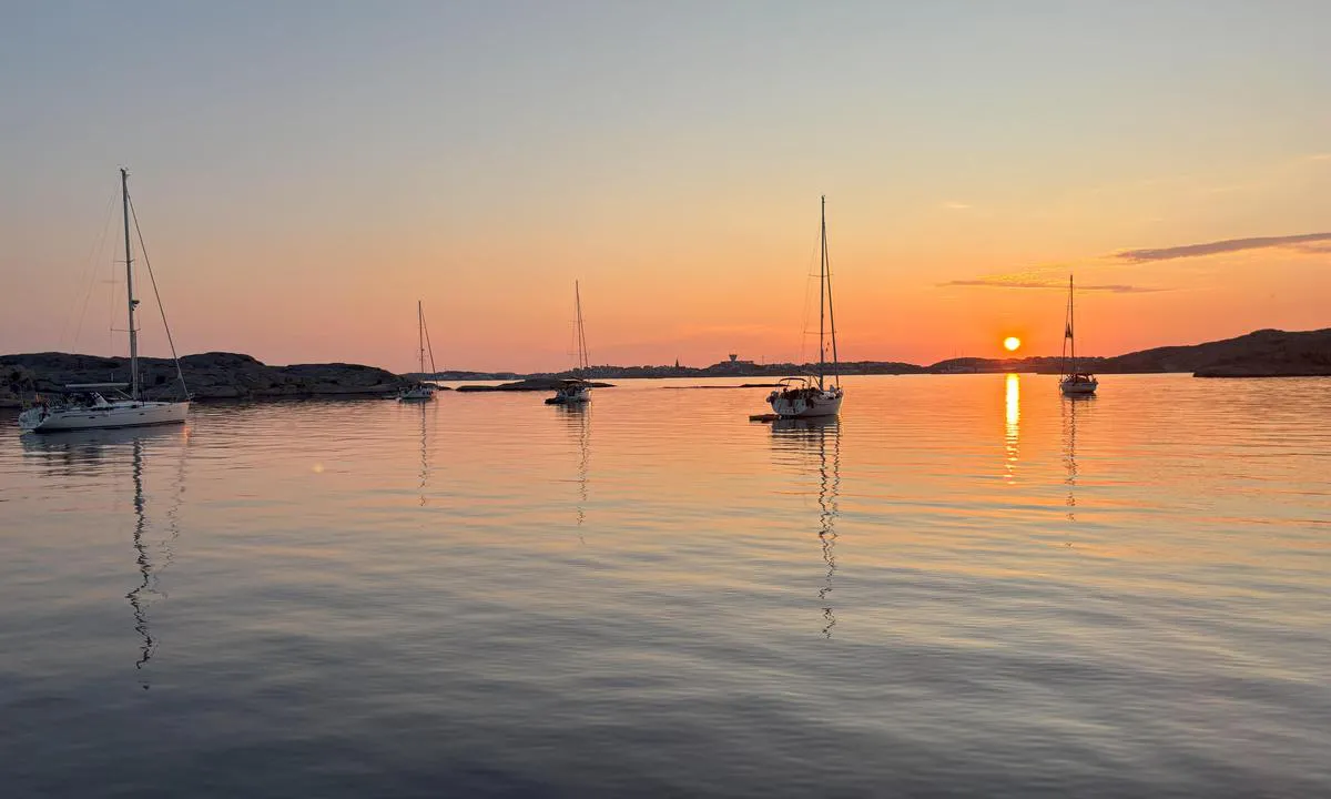 Lilla Långö - Saxen: Smögen i bakgrunnen.