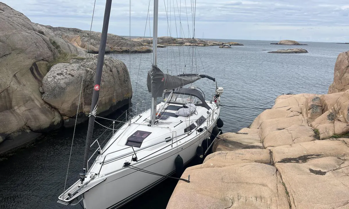 {"base": "no", "no": "God dybde (2m+) i kilen vest p\u00e5 Lilla Lyng\u00f6", "se": "Bra djup (2m+) i kilen v\u00e4ster om Lilla Lyng\u00f6", "en": "Good depth (2m+) in the cove west of Lilla Lyng\u00f6", "da": "God dybde (2m+) i kilen vest p\u00e5 Lilla Lyng\u00f6", "fr": "Bonne profondeur (2m+) dans la crique \u00e0 l'ouest de Lilla Lyng\u00f6", "de": "Gute Tiefe (2m+) in der Bucht westlich von Lilla Lyng\u00f6", "es": "Buena profundidad (2m+) en la ensenada al oeste de Lilla Lyng\u00f6", "it": "Buona profondit\u00e0 (2m+) nella baia ovest di Lilla Lyng\u00f6", "pt": "Boa profundidade (2m+) na enseada a oeste de Lilla Lyng\u00f6", "nl": "Goede diepte (2m+) in de inham ten westen van Lilla Lyng\u00f6", "pl": "Dobre g\u0142\u0119boko\u015bci (2m+) w zatoce na zach\u00f3d od Lilla Lyng\u00f6", "uk": "\u0413\u0430\u0440\u043d\u0430 \u0433\u043b\u0438\u0431\u0438\u043d\u0430 (2\u043c+) \u0443 \u0437\u0430\u043f\u0430\u0434\u0438\u043d\u0456 \u043d\u0430 \u0437\u0430\u0445\u0456\u0434 \u0432\u0456\u0434 Lilla Lyng\u00f6", "ro": "Ad\u00e2ncime bun\u0103 (2m+) \u00een golf de vest la Lilla Lyng\u00f6", "tr": "Lilla Lyng\u00f6'n\u00fcn bat\u0131s\u0131ndaki yar\u0131kta iyi derinlik (2m+)", "el": "\u039a\u03b1\u03bb\u03ae \u03b2\u03ac\u03b8\u03bf\u03c2 (2\u03bc+) \u03c3\u03c4\u03b7\u03bd \u03b5\u03b3\u03ba\u03bf\u03c0\u03ae \u03c3\u03c4\u03b1 \u03b4\u03c5\u03c4\u03b9\u03ba\u03ac \u03c4\u03b7\u03c2 \u039b\u03af\u03bb\u03b1 \u039b\u03cd\u03b3\u03ba\u03bf", "cs": "Dobr\u00e1 hloubka (2m+) v z\u00e1toce na z\u00e1pad\u011b Lilla Lyng\u00f6", "hu": "J\u00f3 m\u00e9lys\u00e9g (2m+) a Lilla Lyng\u00f6 nyugati oldal\u00e1n l\u00e9v\u0151 \u00f6b\u00f6lben.", "fi": "Hyv\u00e4 syvyys (2m+) Lilla Lyng\u00f6n l\u00e4nsipuolella olevassa poukamassa", "bg": "\u0414\u043e\u0431\u0440\u0430 \u0434\u044a\u043b\u0431\u043e\u0447\u0438\u043d\u0430 (2\u043c+) \u0432 \u0437\u0430\u043b\u0438\u0432\u0430 \u043d\u0430 \u0437\u0430\u043f\u0430\u0434 \u043e\u0442 \u041b\u0438\u043b\u0430 \u041b\u0438\u043d\u0433\u043e\u0435", "sr": "\u0414\u043e\u0431\u0440\u0430 \u0434\u0443\u0431\u0438\u043d\u0430 (2\u043c+) \u0443 \u0437\u0430\u043b\u0438\u0432\u0443 \u0437\u0430\u043f\u0430\u0434\u043d\u043e \u043e\u0434 \u041b\u0438\u043b\u0430 \u041b\u0438\u043d\u0433\u043e", "et": "Hea s\u00fcgavus (2m+) l\u00e4\u00e4ne suunas Lilla Lyng\u00f6 killus", "lv": "Laba dzi\u013cuma v\u0113rt\u012bba (2m+) ielok\u0101 rietumos pie Lilla Lyng\u00f6", "lt": "Geras gylis (2m+) \u012flankoje \u012f vakarus nuo Lilla Lyng\u00f6"}