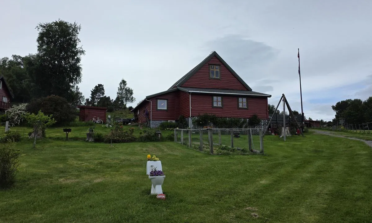 Lille Kalvøy: {"base": "no", "no": "Servering i Gardl\u00f8a", "se": "Servering i Gardladan", "en": "Serving in Gardl\u00f8a", "da": "Servering i Gardl\u00f8a", "fr": "Service dans le Gardl\u00f8a", "de": "Bewirtung in der Gardl\u00f8a", "es": "Servicio de comidas en Gardl\u00f8a", "it": "Ristorazione a Gardl\u00f8a", "pt": "Servi\u00e7o de refei\u00e7\u00f5es em Gardl\u00f8a", "nl": "Serveren in Gardl\u00f8a", "pl": "Serwowanie w Gardl\u00f8a", "uk": "\u041e\u0431\u0441\u043b\u0443\u0433\u043e\u0432\u0443\u0432\u0430\u043d\u043d\u044f \u0432 Gardl\u00f8a", "ro": "Servire \u00een Gardl\u00f8a", "tr": "Gardl\u00f8a'da Yiyecek ve \u0130\u00e7ecek Servisi", "el": "\u0395\u03be\u03c5\u03c0\u03b7\u03c1\u03ad\u03c4\u03b7\u03c3\u03b7 \u03c3\u03c4\u03bf Gardl\u00f8a", "cs": "Stravov\u00e1n\u00ed v Gardl\u00f8a", "hu": "Kiszolg\u00e1l\u00e1s a Gardl\u00f8a-ban", "fi": "Tarjoilu Gardl\u00f8assa", "bg": "\u0421\u0435\u0440\u0432\u0438\u0440\u0430\u043de \u0432 Gardl\u00f8a", "sr": "Usluga u Gardl\u00f8a", "et": "Teenindus Gardl\u00f8as", "lv": "\u0112din\u0101\u0161ana Gardl\u00f8a", "lt": "Maistas ir g\u0117rimai Gardl\u00f8a"}