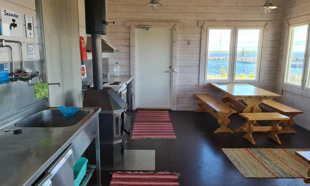 Lin Röyttä: {"base": "en", "no": "Dette bildet viser situasjonen i klubbhuset (kj\u00f8kkenet) i 2026", "se": "Denna bild visar situationen i klubbhuset (k\u00f6ket) \u00e5r 2026", "en": "This picture shows the situation in the club house (kitchen) in 2026", "da": "Dette billede viser situationen i klubhuset (k\u00f8kkenet) i 2026", "fr": "Cette image montre la situation dans le club-house (cuisine) en 2026", "de": "Dieses Bild zeigt die Situation im Klubhaus (K\u00fcche) im Jahr 2026", "es": "Esta imagen muestra la situaci\u00f3n en la casa del club (cocina) en 2026", "it": "Questa immagine mostra la situazione nella club house (cucina) nel 2026", "pt": "Esta imagem mostra a situa\u00e7\u00e3o na casa do clube (cozinha) em 2026", "nl": "Deze afbeelding toont de situatie in het clubhuis (keuken) in 2026", "pl": "Ten obraz pokazuje sytuacj\u0119 w klubowym domu (kuchnia) w 2026 roku", "uk": "\u0426\u0435 \u0437\u043e\u0431\u0440\u0430\u0436\u0435\u043d\u043d\u044f \u043f\u043e\u043a\u0430\u0437\u0443\u0454 \u0441\u0438\u0442\u0443\u0430\u0446\u0456\u044e \u0432 \u043a\u043b\u0443\u0431\u043d\u043e\u043c\u0443 \u0431\u0443\u0434\u0438\u043d\u043a\u0443 (\u043a\u0443\u0445\u043d\u0456) \u0443 2026 \u0440\u043e\u0446\u0456", "ro": "Aceast\u0103 imagine arat\u0103 situa\u021bia din casa clubului (buc\u0103t\u0103rie) \u00een 2026", "tr": "Bu resim, 2026 y\u0131l\u0131nda kul\u00fcp evinin (mutfak) durumunu g\u00f6steriyor.", "el": "\u0391\u03c5\u03c4\u03ae \u03b7 \u03b5\u03b9\u03ba\u03cc\u03bd\u03b1 \u03b4\u03b5\u03af\u03c7\u03bd\u03b5\u03b9 \u03c4\u03b7\u03bd \u03ba\u03b1\u03c4\u03ac\u03c3\u03c4\u03b1\u03c3\u03b7 \u03c3\u03c4\u03bf \u03c3\u03c0\u03af\u03c4\u03b9 \u03c4\u03bf\u03c5 \u03bf\u03bc\u03af\u03bb\u03bf\u03c5 (\u03ba\u03bf\u03c5\u03b6\u03af\u03bd\u03b1) \u03c4\u03bf 2026", "cs": "Tento obr\u00e1zek ukazuje situaci v klubovn\u011b (kuchy\u0148) v roce 2026", "hu": "Ez a k\u00e9p a klubh\u00e1z (konyha) helyzet\u00e9t mutatja 2026-ban", "fi": "T\u00e4m\u00e4 kuva n\u00e4ytt\u00e4\u00e4 tilanteen klubitalolla (keitti\u00f6) vuonna 2026", "bg": "\u0422\u0430\u0437\u0438 \u0441\u043d\u0438\u043c\u043a\u0430 \u043f\u043e\u043a\u0430\u0437\u0432\u0430 \u0441\u0438\u0442\u0443\u0430\u0446\u0438\u044f\u0442\u0430 \u0432 \u043a\u043b\u0443\u0431\u043d\u0430\u0442\u0430 \u043a\u044a\u0449\u0430 (\u043a\u0443\u0445\u043d\u044f\u0442\u0430) \u043f\u0440\u0435\u0437 2026 \u0433\u043e\u0434\u0438\u043d\u0430", "sr": "Ova slika prikazuje situaciju u klupskoj ku\u0107i (kuhinji) 2026. godine", "et": "See pilt n\u00e4itab olukorda klubihoones (k\u00f6\u00f6gis) aastal 2026", "lv": "\u0160is att\u0113ls r\u0101da situ\u0101ciju kluba \u0113k\u0101 (virtuv\u0113) 2026. gad\u0101", "lt": "\u0160i nuotrauka rodo situacij\u0105 klubo namuose (virtuv\u0117je) 2026 metais"}