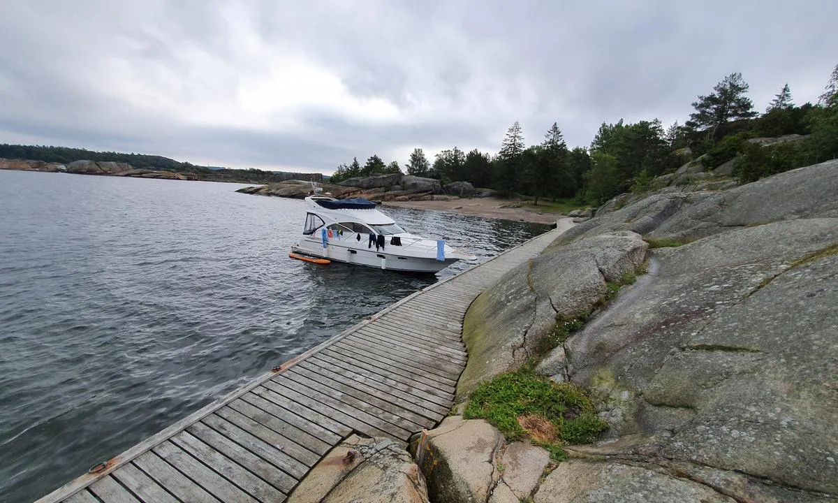 Lindholmen: Brygge i nord, mot sandstrand/sørøst.