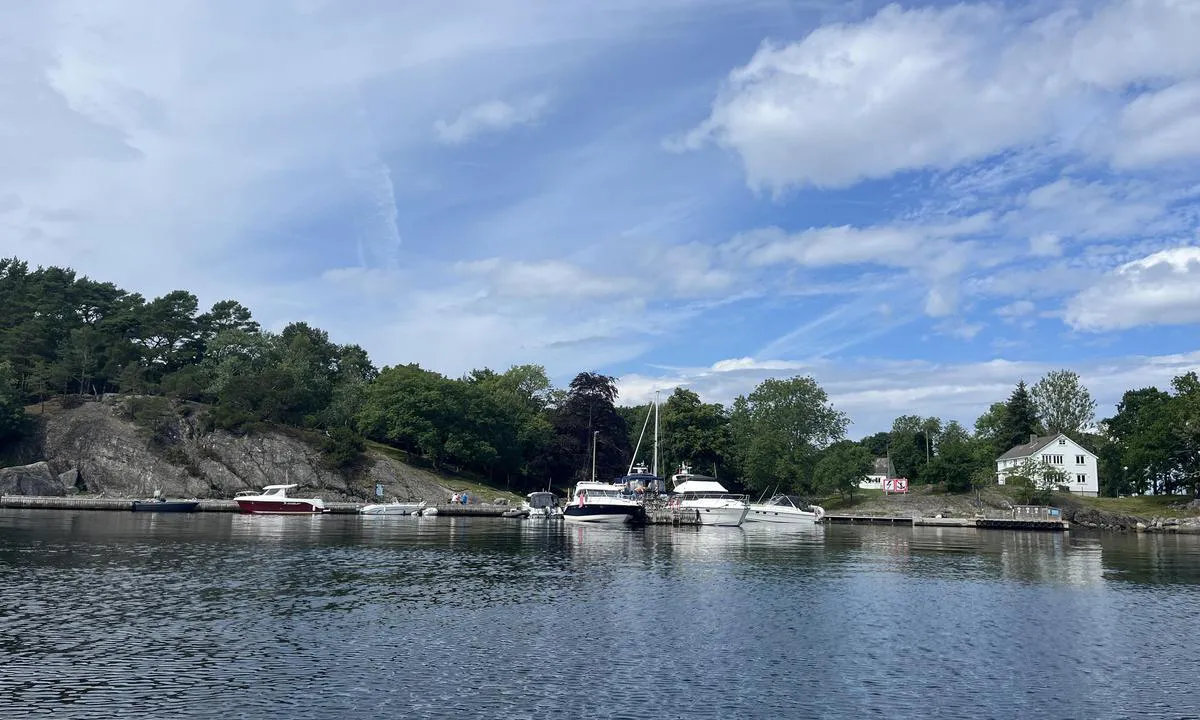 Lindøy: Kjempeflott havn. Kan være litt urolig å ligge på brygga langs land når enkelte båter går forbi. En del ankomster og avganger med hurtigbåt i sesongen, men de tar hensyn og var ikke til sjenanse.