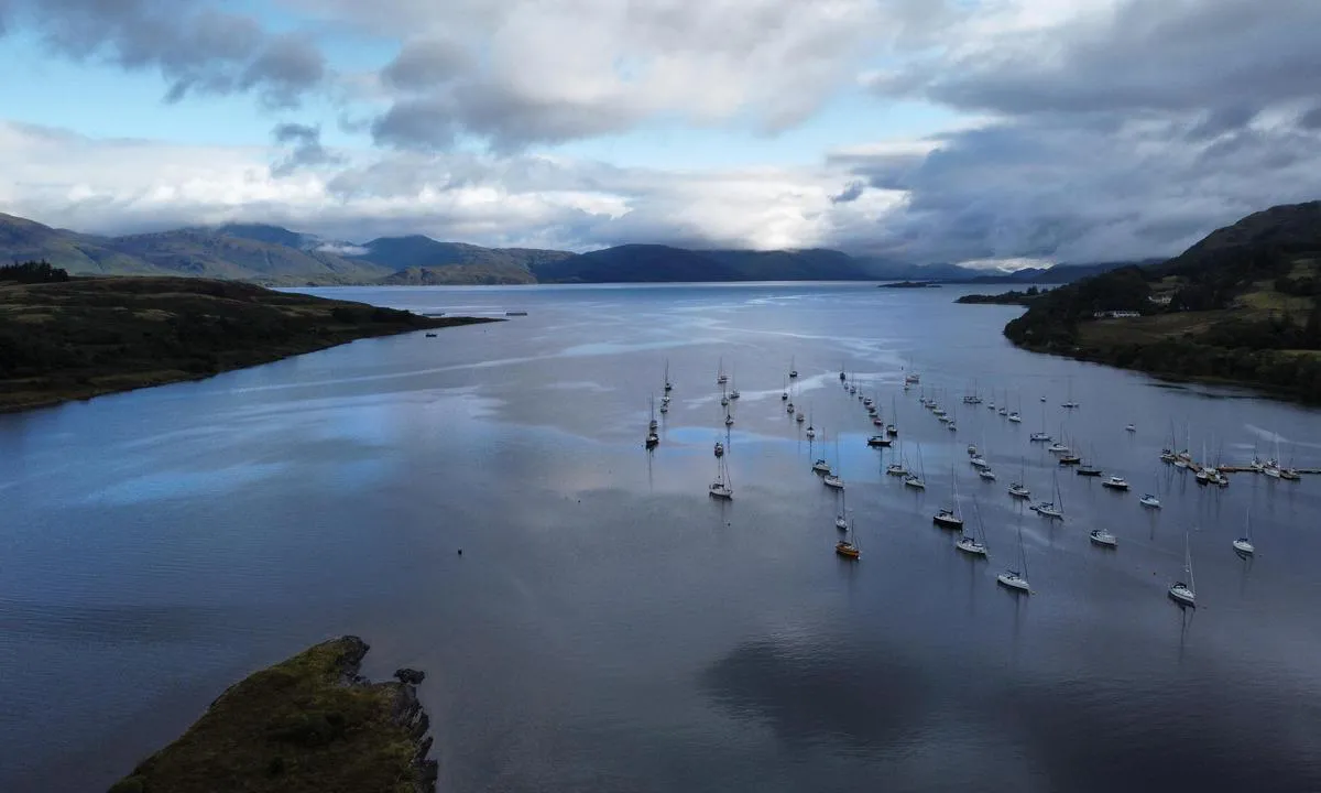 Linnhe Marina: {"base": "en", "no": "Luftfoto fra s\u00f8r", "se": "Flygbild fr\u00e5n s\u00f6der", "en": "Aerial shot from South", "da": "Luftfoto fra syd", "fr": "Prise de vue a\u00e9rienne depuis le sud", "de": "Luftaufnahme von S\u00fcden", "es": "Toma a\u00e9rea desde el sur", "it": "Scatto aereo da Sud", "pt": "Vista a\u00e9rea pelo sul", "nl": "Luchtfoto vanaf het zuiden", "pl": "Uj\u0119cie z powietrza od strony po\u0142udniowej", "uk": "\u0417\u043d\u0456\u043c\u043e\u043a \u0437 \u043f\u043e\u0432\u0456\u0442\u0440\u044f \u0437 \u043f\u0456\u0432\u0434\u043d\u044f", "ro": "Vedere aerian\u0103 dinspre sud", "tr": "G\u00fcney'den Hava \u00c7ekimi", "el": "\u0395\u03bd\u03b1\u03ad\u03c1\u03b9\u03b1 \u03bb\u03ae\u03c8\u03b7 \u03b1\u03c0\u03cc \u039d\u03cc\u03c4\u03bf", "cs": "Leteck\u00fd sn\u00edmek z jihu", "hu": "L\u00e9gi felv\u00e9tel d\u00e9lr\u0151l", "fi": "Ilmakuva etel\u00e4st\u00e4", "bg": "\u0412\u044a\u0437\u0434\u0443\u0448\u0435\u043d \u043a\u0430\u0434\u044a\u0440 \u043e\u0442 \u044e\u0433", "sr": "Zra\u010dni snimak sa juga", "et": "\u00d5hust tehtud foto l\u00f5unast", "lv": "Gaisa skats no dienvidiem", "lt": "Ortopedin\u0117 nuotrauka i\u0161 piet\u0173"}