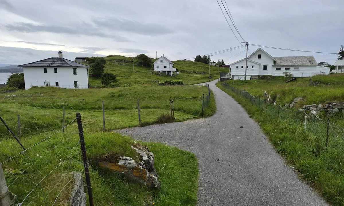 Litlakalsøy: {"base": "no", "no": "Koselig kystmilj\u00f8.", "se": "Trevlig kustmilj\u00f6.", "en": "Cozy coastal environment.", "da": "Hyggeligt kystmilj\u00f8.", "fr": "Environnement c\u00f4tier agr\u00e9able.", "de": "Gem\u00fctliche K\u00fcstenumgebung.", "es": "Agradable entorno costero.", "it": "Ambiente marittimo accogliente.", "pt": "Ambiente costeiro acolhedor.", "nl": "Gezellige kustomgeving.", "pl": "Przytulne \u015brodowisko przybrze\u017cne.", "uk": "\u0417\u0430\u0442\u0438\u0448\u043d\u0435 \u043f\u0440\u0438\u0431\u0435\u0440\u0435\u0436\u043d\u0435 \u0441\u0435\u0440\u0435\u0434\u043e\u0432\u0438\u0449\u0435.", "ro": "Mediu litoral pl\u0103cut.", "tr": "Sevimli sahil ortam\u0131.", "el": "\u038c\u03bc\u03bf\u03c1\u03c6\u03bf \u03c0\u03b1\u03c1\u03b1\u03b8\u03b1\u03bb\u03ac\u03c3\u03c3\u03b9\u03bf \u03c0\u03b5\u03c1\u03b9\u03b2\u03ac\u03bb\u03bb\u03bf\u03bd.", "cs": "P\u0159\u00edjemn\u00e9 pob\u0159e\u017en\u00ed prost\u0159ed\u00ed.", "hu": "Hangulatos tengerparti k\u00f6rnyezet.", "fi": "Pittoreski rannikkoymp\u00e4rist\u00f6.", "bg": "\u041f\u0440\u0438\u044f\u0442\u043d\u0430 \u043a\u0440\u0430\u0439\u0431\u0440\u0435\u0436\u043d\u0430 \u0441\u0440\u0435\u0434\u0430.", "sr": "Prijatno primorsko okru\u017eenje.", "et": "Hubane rannikukeskkond.", "lv": "M\u0101j\u012bga piekrastes vide.", "lt": "Jauki pakrant\u0117s aplinka."}