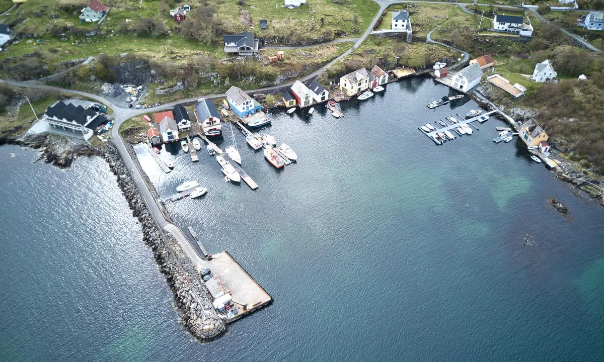 Gjestehavnen på Litlekalsøy, er bryggen som seilbåten ligg ved. Diesel på moloen.