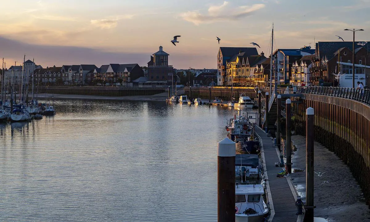 Littlehampton Harbour Visitor Pontoon: {"base": "en", "no": "Gjestebrygga rett foran havnekontoret.", "se": "Bes\u00f6kspontonen precis framf\u00f6r hamnkontoret.", "en": "The visitors jetty just in front of the harbour office.", "da": "G\u00e6stebroen lige foran havnekontoret.", "fr": "Le ponton visiteurs juste en face du bureau du port.", "de": "Der Besucheranleger befindet sich direkt vor dem Hafenb\u00fcro.", "es": "El muelle de visitantes est\u00e1 justo en frente de la oficina del puerto.", "it": "Il pontile per visitatori proprio di fronte all'ufficio del porto.", "pt": "O cais para visitantes fica bem em frente ao escrit\u00f3rio do porto.", "nl": "De steiger voor bezoekers bevindt zich direct voor het havenkantoor.", "pl": "Ponton dla go\u015bci tu\u017c przed biurem portowym.", "uk": "\u0413\u043e\u0441\u0442\u0456 \u043f\u0440\u0438\u0447\u0430\u043b \u043b\u0438\u0448\u0435 \u043f\u0435\u0440\u0435\u0434 \u043e\u0444\u0456\u0441\u043e\u043c \u0433\u0430\u0432\u0430\u043d\u0456.", "ro": "Pontonul pentru vizitatori chiar \u00een fa\u021ba biroului portuar.", "tr": "Ziyaret\u00e7i r\u0131ht\u0131m\u0131, liman ofisinin hemen \u00f6n\u00fcnde.", "el": "\u0397 \u03c0\u03c1\u03bf\u03b2\u03bb\u03ae\u03c4\u03b1 \u03b5\u03c0\u03b9\u03c3\u03ba\u03b5\u03c0\u03c4\u03ce\u03bd \u03b1\u03ba\u03c1\u03b9\u03b2\u03ce\u03c2 \u03bc\u03c0\u03c1\u03bf\u03c3\u03c4\u03ac \u03b1\u03c0\u03cc \u03c4\u03bf \u03b3\u03c1\u03b1\u03c6\u03b5\u03af\u03bf \u03c4\u03bf\u03c5 \u03bb\u03b9\u03bc\u03b1\u03bd\u03b9\u03bf\u03cd.", "cs": "P\u0159\u00edstavi\u0161t\u011b pro n\u00e1v\u0161t\u011bvn\u00edky je p\u0159\u00edmo p\u0159ed kancel\u00e1\u0159\u00ed p\u0159\u00edstavu.", "hu": "A l\u00e1togat\u00f3k m\u00f3l\u00f3ja k\u00f6zvetlen\u00fcl a kik\u00f6t\u0151i iroda el\u0151tt tal\u00e1lhat\u00f3.", "fi": "Vieraslaituri aivan satamakonttorin edess\u00e4.", "bg": "\u041f\u043e\u043d\u0442\u043e\u043d\u0430 \u0437\u0430 \u0433\u043e\u0441\u0442\u0438 \u0442\u043e\u0447\u043d\u043e \u043f\u0440\u0435\u0434 \u043e\u0444\u0438\u0441\u0430 \u043d\u0430 \u043f\u0440\u0438\u0441\u0442\u0430\u043d\u0438\u0449\u0435\u0442\u043e.", "sr": "Poseti\u010dki gat neposredno ispred lu\u010dke kancelarije.", "et": "Sisses\u00f5itjate kai asub otse sadamakontori ees.", "lv": "Apmekl\u0113t\u0101ju piest\u0101tne tie\u0161i pret\u012b ostas birojam.", "lt": "Sve\u010dio prieplauka yra tiesiai prie\u0161ais uosto biur\u0105."}