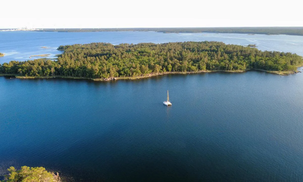 Littlösund: {"base": "no", "no": "Bilde tatt fra over Runn\u00f6.", "se": "Bild tagen fr\u00e5n \u00f6ver Runn\u00f6.", "en": "Picture taken from above Runn\u00f6.", "da": "Billede taget fra over Runn\u00f6.", "fr": "Image prise depuis au-dessus de Run\u00f6.", "de": "Bild aufgenommen von \u00fcber Runn\u00f6.", "es": "Imagen tomada desde arriba de Runn\u00f6.", "it": "Immagine scattata sopra Runn\u00f6.", "pt": "Foto tirado de sobre Runn\u00f6.", "nl": "Foto genomen van boven Runn\u00f6.", "pl": "Zdj\u0119cie zrobione z Runn\u00f6.", "uk": "\u0421\u0432\u0456\u0442\u043b\u0438\u043d\u0430, \u0437\u0440\u043e\u0431\u043b\u0435\u043d\u0430 \u0437 \u0432\u0438\u0441\u043e\u0442\u0438 \u043d\u0430\u0434 \u0420\u0443\u043d\u043d\u0456.", "ro": "Imagine luat\u0103 de deasupra Runn\u00f6.", "tr": "Runn\u00f6'n\u00fcn \u00fczerinden \u00e7ekilmi\u015f foto\u011fraf.", "el": "\u0395\u03b9\u03ba\u03cc\u03bd\u03b1 \u03bb\u03b7\u03c6\u03b8\u03b5\u03af\u03c3\u03b1 \u03b1\u03c0\u03cc \u03c0\u03ac\u03bd\u03c9 \u03b1\u03c0\u03cc \u03c4\u03bf Runn\u00f6.", "cs": "Fotografie po\u0159\u00edzen\u00e1 z v\u00fd\u0161ky nad ostrovem Runn\u00f6.", "hu": "K\u00e9p Runn\u00f6r\u0151l fel\u00fcln\u00e9zetb\u0151l.", "fi": "<i>Kuva otettu Runn\u00f6lt\u00e4 ylh\u00e4\u00e4lt\u00e4.</i>", "bg": "\u0421\u043d\u0438\u043c\u043a\u0430, \u043d\u0430\u043f\u0440\u0430\u0432\u0435\u043d\u0430 \u043e\u0442 \u0420\u0443\u043d\u043d\u044c\u043e.", "sr": "\u0421\u043b\u0438\u043a\u0430 \u0441\u043d\u0438\u043c\u0459\u0435\u043d\u0430 \u0441\u0430 \u0438\u0437\u043d\u0430\u0434 \u0420\u0443\u043d\u043d\u00f6.", "et": "Pilt, mis on tehtud Runn\u00f6 kohalt.", "lv": "Bilde uz\u0146emta no virs Runn\u00f6.", "lt": "Nuotrauka daryta i\u0161 vir\u0161aus Runn\u00f6."}