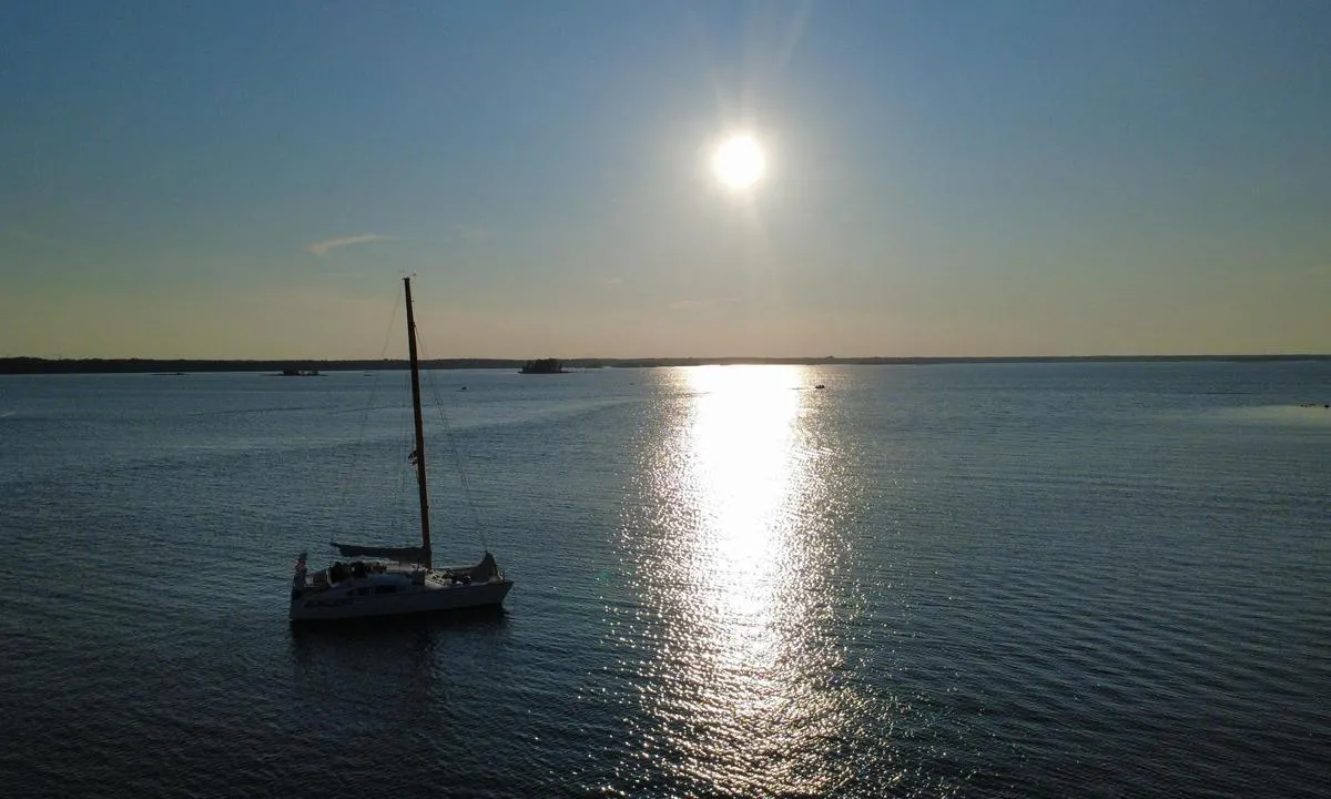 Littlösund: {"base": "no", "no": "Stemningsbilde en time eller to f\u00f8r solnedgang. Tatt mot nordvest, hvor innseilingen er.", "se": "St\u00e4mningsbild en timme eller tv\u00e5 f\u00f6re solnedg\u00e5ng. Tatt mot nordv\u00e4st, d\u00e4r inseglingen \u00e4r.", "en": "Atmospheric picture an hour or two before sunset. Taken towards northwest, where the entrance is.", "da": "Stemningsbillede en time eller to f\u00f8r solnedgang. Tatt mod nordvest, hvor indsejlingen er.", "fr": "Une sc\u00e8ne une heure ou deux avant le coucher du soleil. Prise vers le nord-ouest, o\u00f9 se trouve l'entr\u00e9e du port.", "de": "Stimmungsbild eine oder zwei Stunden vor Sonnenuntergang. Aufgenommen in Richtung Nordwesten, wo der Einlauf ist.", "es": "Paisaje atmosf\u00e9rico una o dos horas antes del atardecer. Tomado hacia el noroeste, donde est\u00e1 la entrada.", "it": "Veduta suggestiva un'ora o due prima del tramonto. Scattata verso nord-ovest, dove si trova l'ingresso del porto.", "pt": "Imagem de ambiente uma hora ou duas antes do p\u00f4r do sol. Tirada em dire\u00e7\u00e3o ao noroeste, onde fica a entrada do porto.", "nl": "Sfeerbeeld een uur of twee voor zonsondergang. Gemaakt richting noordwest, waar de toegang is.", "pl": "Sceneria na godzin\u0119 lub dwie przed zachodem s\u0142o\u0144ca. Zdj\u0119cie zrobione w kierunku p\u00f3\u0142nocno-zachodnim, gdzie znajduje si\u0119 wej\u015bcie do portu.", "uk": "\u0412\u0438\u0434 \u0437\u0430 \u0433\u043e\u0434\u0438\u043d\u0443-\u0434\u0432\u0456 \u0434\u043e \u0437\u0430\u0445\u043e\u0434\u0443 \u0441\u043e\u043d\u0446\u044f. \u0417\u043d\u044f\u0442\u043e \u0432 \u043d\u0430\u043f\u0440\u044f\u043c\u043a\u0443 \u043f\u0456\u0432\u043d\u0456\u0447\u043d\u043e\u0433\u043e \u0437\u0430\u0445\u043e\u0434\u0443, \u0434\u0435 \u0440\u043e\u0437\u0442\u0430\u0448\u043e\u0432\u0430\u043d\u0438\u0439 \u0432\u0445\u0456\u0434 \u0434\u043e \u0433\u0430\u0432\u0430\u043d\u0456.", "ro": "Imagine de atmosfer\u0103 cu o or\u0103 sau dou\u0103 \u00eenainte de apus. Fotografiat spre nord-vest, unde este intrarea.", "tr": "G\u00fcn bat\u0131m\u0131ndan bir veya iki saat \u00f6nceki manzara. Kuzeybat\u0131ya, giri\u015fin oldu\u011fu yere do\u011fru \u00e7ekilmi\u015ftir.", "el": "\u0397 \u03b5\u03b9\u03b4\u03c5\u03bb\u03bb\u03b9\u03b1\u03ba\u03ae \u03b5\u03b9\u03ba\u03cc\u03bd\u03b1 \u03bc\u03af\u03b1 \u03ae \u03b4\u03cd\u03bf \u03ce\u03c1\u03b5\u03c2 \u03c0\u03c1\u03b9\u03bd \u03c4\u03bf \u03b7\u03bb\u03b9\u03bf\u03b2\u03b1\u03c3\u03af\u03bb\u03b5\u03bc\u03b1. \u039b\u03b7\u03c6\u03b8\u03b5\u03af\u03c3\u03b1 \u03c0\u03c1\u03bf\u03c2 \u03c4\u03b1 \u03b2\u03bf\u03c1\u03b5\u03b9\u03bf\u03b4\u03c5\u03c4\u03b9\u03ba\u03ac, \u03cc\u03c0\u03bf\u03c5 \u03b2\u03c1\u03af\u03c3\u03ba\u03b5\u03c4\u03b1\u03b9 \u03b7 \u03b5\u03af\u03c3\u03bf\u03b4\u03bf\u03c2 \u03c4\u03bf\u03c5 \u03bb\u03b9\u03bc\u03b1\u03bd\u03b9\u03bf\u03cd.", "cs": "Pohled na atmosf\u00e9ru hodinu nebo dv\u011b p\u0159ed z\u00e1padem slunce. Po\u0159\u00edzen\u00fd sm\u011brem na severoz\u00e1pad, kde je vjezd do p\u0159\u00edstavu.", "hu": "Hangulatk\u00e9p egy vagy k\u00e9t \u00f3r\u00e1val napnyugta el\u0151tt. \u00c9szaknyugat fel\u00e9 k\u00e9sz\u00fclt, ahol a bej\u00e1rat van.", "fi": "Tunnelmakuva tunti tai kaksi ennen auringonlaskua. Otettu luoteeseen, miss\u00e4 sis\u00e4\u00e4nk\u00e4ynti on.", "bg": "\u041f\u0435\u0439\u0437\u0430\u0436 \u0435\u0434\u0438\u043d \u0438\u043b\u0438 \u0434\u0432\u0430 \u0447\u0430\u0441\u0430 \u043f\u0440\u0435\u0434\u0438 \u0437\u0430\u043b\u0435\u0437 \u0441\u043b\u044a\u043d\u0446\u0435. \u0417\u0430\u0441\u043d\u0435\u0442\u043e \u043a\u044a\u043c \u0441\u0435\u0432\u0435\u0440\u043e\u0437\u0430\u043f\u0430\u0434, \u043a\u044a\u0434\u0435\u0442\u043e \u0435 \u0432\u0445\u043e\u0434\u044a\u0442.", "sr": "\u041f\u043e\u0433\u043b\u0435\u0434 \u0441\u0430\u0442-\u0434\u0432\u0430 \u043f\u0440\u0435 \u0437\u0430\u043b\u0430\u0441\u043a\u0430 \u0441\u0443\u043d\u0446\u0430. \u0421\u043b\u0438\u043a\u0430\u043d\u043e \u043f\u0440\u0435\u043c\u0430 \u0441\u0435\u0432\u0435\u0440\u043e\u0437\u0430\u043f\u0430\u0434\u0443, \u0433\u0434\u0435 \u0441\u0435 \u043d\u0430\u043b\u0430\u0437\u0438 \u0443\u043b\u0430\u0437 \u0443 \u043b\u0443\u043a\u0443.", "et": "Meeleolupilt tund v\u00f5i kaks enne p\u00e4ikeseloojangut. Pildistatud loodenurga poole, kust on sisses\u00f5it.", "lv": "Noska\u0146as att\u0113ls stundu vai divas pirms saulrieta. Uz\u0146emts zieme\u013crietumu virzien\u0101, kur atrodas ieeja.", "lt": "Nuotaikos vaizdas valand\u0105 ar dvi prie\u0161 saul\u0117lyd\u012f. Fotografuota \u012f \u0161iaur\u0117s vakarus, kur yra \u012fplaukimas."}