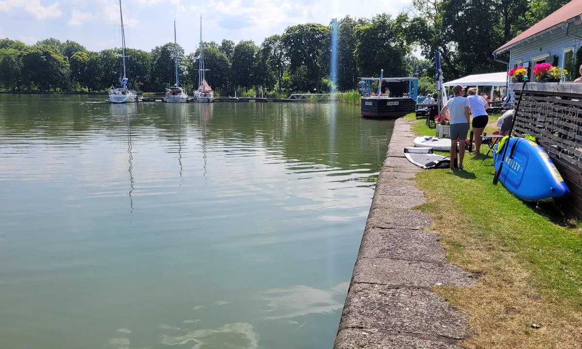 Ljungsbro/Malfors: {"base": "de", "no": "Utsikt fra piren mot broen. Ved piren kun vanntilf\u00f8rsel, ingen str\u00f8m.", "se": "Utsikt fr\u00e5n piren mot bron. Vid piren endast vattenf\u00f6rs\u00f6rjning, ingen elektricitet.", "en": "View from the pier to the bridge. Only water supply at the pier, no electricity.", "da": "Udsigt fra molen til broen. Ved molen kun vandforsyning, ingen str\u00f8m.", "fr": "Vue du quai vers le pont. Au quai, uniquement approvisionnement en eau, pas d'\u00e9lectricit\u00e9.", "de": "Blick von der Pier zur Br\u00fccke. An der Pier nur Wasserversorgung, kein Strom.", "es": "Vista desde el muelle hacia el puente. En el muelle solo suministro de agua, sin electricidad.", "it": "Vista dal molo verso il ponte. Al molo solo approvvigionamento idrico, senza elettricit\u00e0.", "pt": "Vista do cais para a ponte. No cais, apenas abastecimento de \u00e1gua, sem eletricidade.", "nl": "Uitzicht vanaf de pier naar de brug. Alleen watervoorziening aan de pier, geen elektriciteit.", "pl": "Widok z molo na most. Na molo dost\u0119pna jest tylko woda, brak pr\u0105du.", "uk": "\u0412\u0438\u0434 \u0456\u0437 \u043f\u0440\u0438\u0447\u0430\u043b\u0443 \u043d\u0430 \u043c\u0456\u0441\u0442. \u041d\u0430 \u043f\u0440\u0438\u0447\u0430\u043b\u0456 \u0442\u0456\u043b\u044c\u043a\u0438 \u0432\u043e\u0434\u043e\u043f\u043e\u0441\u0442\u0430\u0447\u0430\u043d\u043d\u044f, \u0431\u0435\u0437 \u0435\u043b\u0435\u043a\u0442\u0440\u0438\u043a\u0438.", "ro": "Priveli\u0219te de pe dig c\u0103tre pod. La dig exist\u0103 doar alimentare cu ap\u0103, f\u0103r\u0103 energie electric\u0103.", "tr": "\u0130skeleden k\u00f6pr\u00fcye bak\u0131\u015f. \u0130skelede sadece su temini, elektrik yok.", "el": "\u0398\u03ad\u03b1 \u03b1\u03c0\u03cc \u03c4\u03b7\u03bd \u03b1\u03c0\u03bf\u03b2\u03ac\u03b8\u03c1\u03b1 \u03c0\u03c1\u03bf\u03c2 \u03c4\u03b7 \u03b3\u03ad\u03c6\u03c5\u03c1\u03b1. \u03a3\u03c4\u03b7\u03bd \u03b1\u03c0\u03bf\u03b2\u03ac\u03b8\u03c1\u03b1 \u03bc\u03cc\u03bd\u03bf \u03c0\u03b1\u03c1\u03bf\u03c7\u03ae \u03bd\u03b5\u03c1\u03bf\u03cd, \u03ba\u03b1\u03bc\u03af\u03b1 \u03b7\u03bb\u03b5\u03ba\u03c4\u03c1\u03bf\u03b4\u03cc\u03c4\u03b7\u03c3\u03b7.", "cs": "Pohled z mola na most. Na molu je pouze z\u00e1sobov\u00e1n\u00ed vodou, \u017e\u00e1dn\u00e1 elekt\u0159ina.", "hu": "Kil\u00e1t\u00e1s a m\u00f3l\u00f3r\u00f3l a h\u00eddra. A m\u00f3l\u00f3n\u00e1l csak v\u00edzell\u00e1t\u00e1s, \u00e1ram nincs.", "fi": "N\u00e4kym\u00e4 laiturilta sillalle. Laiturilla vain vesihuolto, ei s\u00e4hk\u00f6\u00e4.", "bg": "\u0418\u0437\u0433\u043b\u0435\u0434 \u043e\u0442 \u043a\u0435\u044f \u043a\u044a\u043c \u043c\u043e\u0441\u0442\u0430. \u041d\u0430 \u043a\u0435\u044f \u0438\u043c\u0430 \u0441\u0430\u043c\u043e \u0432\u043e\u0434\u043e\u0441\u043d\u0430\u0431\u0434\u044f\u0432\u0430\u043d\u0435, \u043d\u044f\u043c\u0430 \u0435\u043b\u0435\u043a\u0442\u0440\u0438\u0447\u0435\u0441\u0442\u0432\u043e.", "sr": "\u041f\u0440\u0438\u043a\u0430\u0437 \u0441\u0430 \u043f\u0440\u0438\u0441\u0442\u0430\u043d\u0438\u0448\u0442\u0430 \u043f\u0440\u0435\u043c\u0430 \u043c\u043e\u0441\u0442\u0443. \u041d\u0430 \u043f\u0440\u0438\u0441\u0442\u0430\u043d\u0438\u0448\u0442\u0443 \u0441\u0430\u043c\u043e \u0441\u043d\u0430\u0431\u0434\u0435\u0432\u0430\u045a\u0435 \u0432\u043e\u0434\u043e\u043c, \u0431\u0435\u0437 \u0441\u0442\u0440\u0443\u0458\u0435.", "et": "Vaade kailt sillale. Kail ainult veevarustus, ei ole elektrit.", "lv": "Skats no piest\u0101tnes uz tiltu. Piest\u0101tn\u0113 ir tikai \u016bdens apg\u0101de, nav str\u0101vas.", "lt": "Vaizdas nuo prieplaukos \u012f tilt\u0105. Prie prieplaukos tik vandens tiekimas, elektros n\u0117ra."}