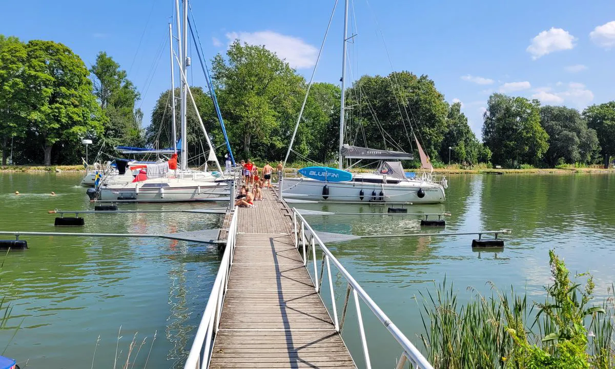 Ljungsbro/Malfors: {"base": "de", "no": "Utsikt over broen. Her kun str\u00f8mforsyning.", "se": "Utsikt \u00f6ver bron. H\u00e4r endast str\u00f6mf\u00f6rs\u00f6rjning.", "en": "View of the bridge. Here only power supply.", "da": "Udsigt til broen. Kun str\u00f8mforsyning her.", "fr": "Vue sur le pont. Ici, seulement l'alimentation \u00e9lectrique.", "de": "Blick auf die Br\u00fccke. Hier nur Stromversorgung.", "es": "Vista del puente. Aqu\u00ed solo suministro de corriente.", "it": "Vista sul ponte. Qui solo alimentazione elettrica.", "pt": "Vista para a ponte. Aqui apenas fornecimento de energia.", "nl": "Uitzicht op de brug. Hier alleen stroomvoorziening.", "pl": "Widok na most. Tutaj tylko zasilanie.", "uk": "\u0412\u0438\u0434 \u043d\u0430 \u043c\u0456\u0441\u0442. \u0422\u0443\u0442 \u0442\u0456\u043b\u044c\u043a\u0438 \u0435\u043b\u0435\u043a\u0442\u0440\u043e\u043f\u043e\u0441\u0442\u0430\u0447\u0430\u043d\u043d\u044f.", "ro": "Vedere asupra podului. Aici doar alimentare cu energie.", "tr": "K\u00f6pr\u00fcye bak\u0131\u015f. Burada sadece elektrik sa\u011flanmakta.", "el": "\u0398\u03ad\u03b1 \u03c3\u03c4\u03b7 \u03b3\u03ad\u03c6\u03c5\u03c1\u03b1. \u0395\u03b4\u03ce \u03bc\u03cc\u03bd\u03bf \u03c0\u03b1\u03c1\u03bf\u03c7\u03ae \u03b7\u03bb\u03b5\u03ba\u03c4\u03c1\u03b9\u03ba\u03bf\u03cd \u03c1\u03b5\u03cd\u03bc\u03b1\u03c4\u03bf\u03c2.", "cs": "Pohled na most. Zde pouze nap\u00e1jen\u00ed.", "hu": "Kil\u00e1t\u00e1s a h\u00eddra. Itt csak \u00e1ramell\u00e1t\u00e1s.", "fi": "N\u00e4kym\u00e4 sillalle. T\u00e4ss\u00e4 vain s\u00e4hk\u00f6nsy\u00f6tt\u00f6.", "bg": "\u0418\u0437\u0433\u043b\u0435\u0434 \u043a\u044a\u043c \u043c\u043e\u0441\u0442\u0430. \u0422\u0443\u043a \u0441\u0430\u043c\u043e \u0437\u0430\u0445\u0440\u0430\u043d\u0432\u0430\u043d\u0435 \u0441 \u0442\u043e\u043a.", "sr": "\u041f\u043e\u0433\u043b\u0435\u0434 \u043d\u0430 \u043c\u043e\u0441\u0442. \u041e\u0432\u0434\u0435 \u0441\u0430\u043c\u043e \u0441\u043d\u0430\u0431\u0434\u0435\u0432\u0430\u045a\u0435 \u0441\u0442\u0440\u0443\u0458\u043e\u043c.", "et": "Vaade sillale. Siin ainult elektrivarustus.", "lv": "Skats uz tiltu. \u0160eit tikai str\u0101vas padeve.", "lt": "Vaizdas \u012f tilt\u0105. \u010cia tik elektros tiekimas."}
