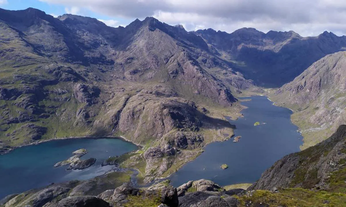 The ancorage is on the left side, just behing the small islands. The river in the center of the image comes from Loch Coruisk on the right side.