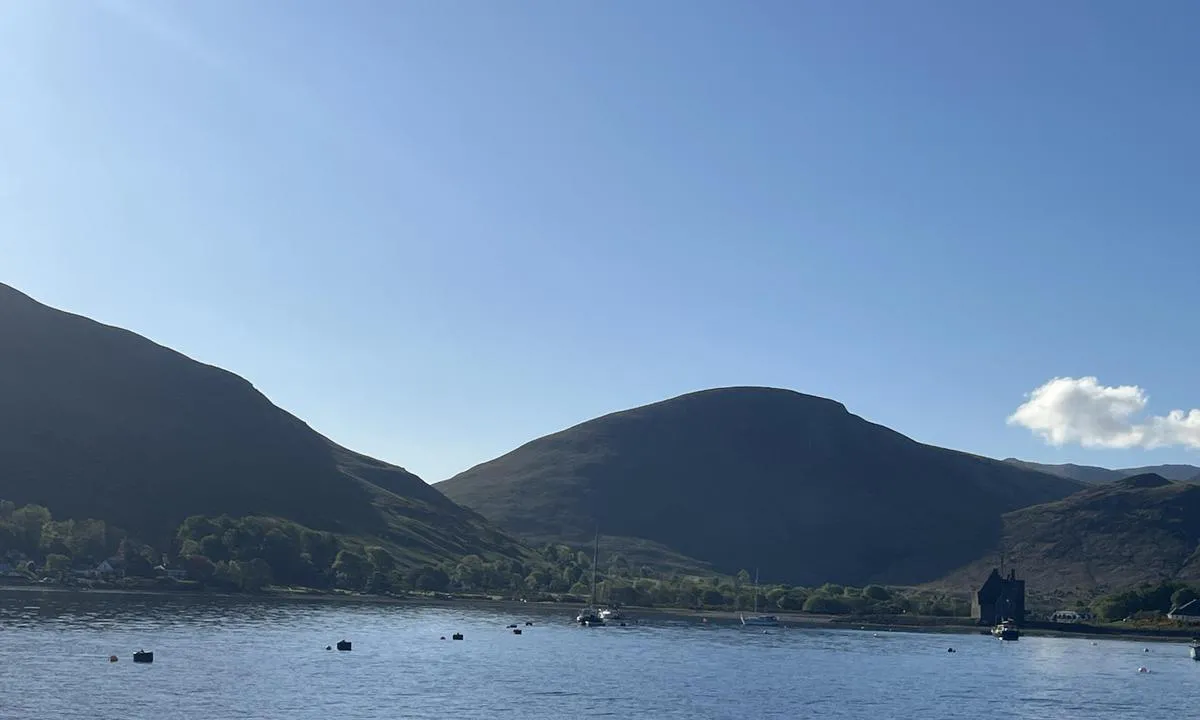 Lochranza Pontoon: {"base": "en", "no": "Bl\u00e5 gjesteb\u00f8yer", "se": "Bl\u00e5a g\u00e4stboj", "en": "Blue visitor mooring buoys", "da": "Bl\u00e5 g\u00e6ste fort\u00f8jningsb\u00f8jer", "fr": "Bou\u00e9es d'amarrage visiteurs bleues", "de": "Blaue Besucher-Mooringbojen", "es": "Bollas de amarre para visitantes de color azul", "it": "Boe di ormeggio per visitatori blu", "pt": "B\u00f3ias de amarra\u00e7\u00e3o para visitantes azuis", "nl": "Blauwe bezoekersmooringboeien", "pl": "Niebieskie boje cumownicze dla go\u015bci", "uk": "\u0421\u0438\u043d\u0456 \u0448\u0432\u0430\u0440\u0442\u043e\u0432\u0456 \u0431\u0443\u0457 \u0434\u043b\u044f \u0432\u0456\u0434\u0432\u0456\u0434\u0443\u0432\u0430\u0447\u0456\u0432", "ro": "Boi de acostare pentru vizitatori de culoare albastr\u0103", "tr": "Mavi ziyaret\u00e7i ba\u011flama \u015famand\u0131ralar\u0131", "el": "\u039c\u03c0\u03bb\u03b5 \u03c3\u03b7\u03bc\u03b1\u03b4\u03bf\u03cd\u03c1\u03b5\u03c2 \u03b5\u03bb\u03bb\u03b9\u03bc\u03b5\u03bd\u03b9\u03c3\u03bc\u03bf\u03cd \u03b5\u03c0\u03b9\u03c3\u03ba\u03b5\u03c0\u03c4\u03ce\u03bd", "cs": "Modr\u00e9 kotevn\u00ed b\u00f3je pro n\u00e1v\u0161t\u011bvn\u00edky", "hu": "K\u00e9k l\u00e1togat\u00f3i kik\u00f6t\u0151 b\u00f3j\u00e1k", "fi": "Siniset vierasveneiden kiinnityspoijut", "bg": "\u0421\u0438\u043d\u0438 \u0431\u0443\u0439\u043e\u0432\u0435 \u0437\u0430 \u043f\u043e\u0441\u0435\u0449\u0435\u043d\u0438\u0435 \u043d\u0430 \u043f\u043e\u0441\u0435\u0442\u0438\u0442\u0435\u043b\u0438", "sr": "Plave bove za pristajanje posetilaca", "et": "Sinised k\u00fclalispoid", "lv": "Zilie viesu piest\u0101tnes bojas", "lt": "M\u0117lynos lankytoj\u0173 \u0161vartavimosi bojos"}