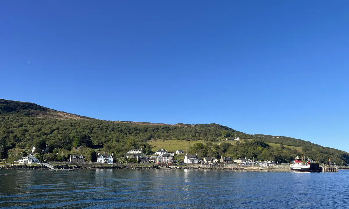 Lochranza Pontoon: {"base": "en", "no": "Ponton og fergeleie", "se": "Pontonanl\u00e4ggning och f\u00e4rjel\u00e4ge", "en": "Pontoon and ferry berth", "da": "Pontonanl\u00e6g og f\u00e6rgeleje", "fr": "Pontoon et quai de ferry", "de": "Schwimmsteg und F\u00e4hranleger", "es": "Pont\u00f3n y embarcadero de ferry", "it": "Pontile e attracco per traghetti", "pt": "Cais flutuante e embarcadouro para ferry", "nl": "Ponton en veerboot aanlegplaats", "pl": "Ponton i przysta\u0144 promowa", "uk": "\u041f\u043e\u043d\u0442\u043e\u043d\u043d\u0438\u0439 \u043f\u0440\u0438\u0447\u0430\u043b \u0442\u0430 \u043f\u0440\u0438\u0447\u0430\u043b \u0434\u043b\u044f \u043f\u043e\u0440\u043e\u043c\u0430", "ro": "Ponton \u0219i dan\u0103 pentru ferry", "tr": "Pontondan ve feribot yana\u015fma yeri", "el": "\u03a0\u03bb\u03c9\u03c4\u03ae \u03b1\u03c0\u03bf\u03b2\u03ac\u03b8\u03c1\u03b1 \u03ba\u03b1\u03b9 \u03b8\u03ad\u03c3\u03b7 \u03b1\u03b3\u03ba\u03c5\u03c1\u03bf\u03b2\u03bf\u03bb\u03af\u03b1\u03c2 \u03c0\u03bf\u03c1\u03b8\u03bc\u03b5\u03af\u03bf\u03c5", "cs": "Ponton a p\u0159\u00edvozn\u00ed molo", "hu": "Ponton \u00e9s kompkik\u00f6t\u0151", "fi": "Ponttonilaituri ja lauttapaikka", "bg": "\u041f\u043e\u043d\u0442\u043e\u043d \u0438 \u0444\u0435\u0440\u0438\u0431\u043e\u0442\u043d\u043e \u043c\u044f\u0441\u0442\u043e", "sr": "\u041f\u043e\u043d\u0442\u043e\u043d \u0438 \u043f\u0440\u0438\u0441\u0442\u0430\u043d\u0438\u0448\u0442\u0435 \u0437\u0430 \u0442\u0440\u0430\u0458\u0435\u043a\u0442", "et": "Pontoon ja parvlaevade sildumiskoht", "lv": "Pontonu un pr\u0101mju piest\u0101tne", "lt": "Pontonas ir kelt\u0173 prieplauka"}
