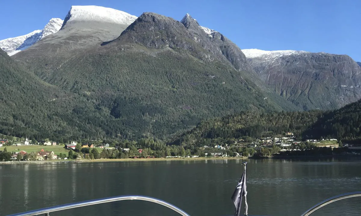 {"base": "no", "no": "Mot Loen sentrum og elveutl\u00f8pet fra Lovatnet", "se": "Mot Loen centrum och flodmynningen fr\u00e5n Lovatnet", "en": "Towards Loen center and the river mouth from Lovatnet", "da": "Mod Loen centrum og flodudl\u00f8bet fra Lovatnet"}