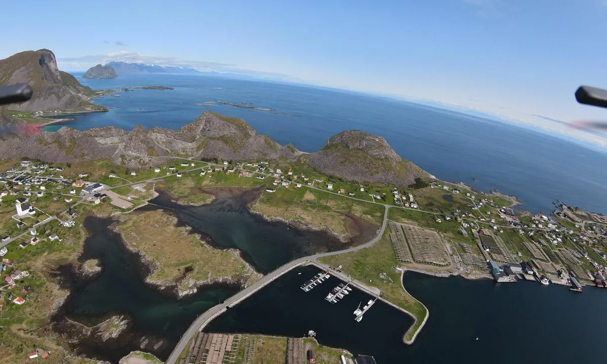 {"base": "en", "no": "Ser nord-\u00f8st til Lofoten. Gjesteporten er den h\u00f8yre p\u00e5 nedre side av bildet.", "se": "Ser nordost mot Lofoten. G\u00e4stponton \u00e4r den h\u00f6gra p\u00e5 nedre sidan av bilden.", "en": "Looking north-east to the Lofoten. Guest pontoon is  the right one at the down side of the picture.", "da": "N\u00e5r man ser mod nord\u00f8st til Lofoten. G\u00e6stepontonen er den til h\u00f8jre p\u00e5 undersiden af billedet.", "fr": "Regardant vers le nord-est vers les Lofoten. Le ponton pour invit\u00e9s est celui de droite en bas de l'image.", "de": "Blick nach Nordosten auf die Lofoten. Der G\u00e4stesteg ist der rechte auf der unteren Seite des Bildes.", "es": "Mirando al noreste hacia las Lofoten. El pont\u00f3n para invitados es el de la derecha en la parte inferior de la imagen.", "it": "Guardando verso nord-est alle Lofoten. Il pontile per ospiti \u00e8 quello a destra nella parte inferiore dell'immagine.", "pt": "Olhando para nordeste em dire\u00e7\u00e3o ao Lofoten. O pont\u00e3o para visitantes \u00e9 o da direita na parte de baixo da imagem.", "nl": "Kijkend naar het noordoosten naar de Lofoten. Het gastenponton is de rechterkant aan de onderkant van de afbeelding.", "pl": "Patrz\u0105c na p\u00f3\u0142nocny wsch\u00f3d w kierunku Lofot\u00f3w. P\u0142ywaj\u0105cy pomost dla go\u015bci znajduje si\u0119 po prawej stronie w dolnej cz\u0119\u015bci zdj\u0119cia.", "uk": "\u0414\u0438\u0432\u043b\u044f\u0447\u0438\u0441\u044c \u043d\u0430 \u043f\u0456\u0432\u043d\u0456\u0447\u043d\u043e-\u0441\u0445\u0456\u0434\u043d\u0438\u0439 \u043d\u0430\u043f\u0440\u044f\u043c\u043e\u043a \u0434\u043e \u041b\u043e\u0444\u043e\u0442\u0435\u043d. \u0413\u043e\u0441\u0442\u044c\u043e\u0432\u0438\u0439 \u043f\u0430\u043d\u0442\u043e\u043d \u0437\u043d\u0430\u0445\u043e\u0434\u0438\u0442\u044c\u0441\u044f \u043f\u0440\u0430\u0432\u043e\u0440\u0443\u0447 \u0432\u043d\u0438\u0437\u0443 \u043d\u0430 \u0437\u043e\u0431\u0440\u0430\u0436\u0435\u043d\u043d\u0456.", "ro": "Privind spre nord-est c\u0103tre Lofoten. Pontonul pentru oaspe\u021bi este cel din dreapta, \u00een partea de jos a imaginii.", "tr": "Lofoten'e kuzey-do\u011fuya bak\u0131yor. Konuk iskelesi resmin alt taraf\u0131ndaki sa\u011fda olan\u0131d\u0131r.", "el": "\u039a\u03bf\u03b9\u03c4\u03ce\u03bd\u03c4\u03b1\u03c2 \u03b2\u03bf\u03c1\u03b5\u03b9\u03bf\u03b1\u03bd\u03b1\u03c4\u03bf\u03bb\u03b9\u03ba\u03ac \u03c0\u03c1\u03bf\u03c2 \u03c4\u03b1 \u039b\u03bf\u03c6\u03cc\u03c4\u03b5\u03bd. \u0397 \u03c0\u03bb\u03b1\u03c4\u03c6\u03cc\u03c1\u03bc\u03b1 \u03b3\u03b9\u03b1 \u03c4\u03bf\u03c5\u03c2 \u03b5\u03c0\u03b9\u03c3\u03ba\u03ad\u03c0\u03c4\u03b5\u03c2 \u03b5\u03af\u03bd\u03b1\u03b9 \u03b7 \u03b4\u03b5\u03be\u03b9\u03ac \u03c3\u03c4\u03b7\u03bd \u03ba\u03ac\u03c4\u03c9 \u03c0\u03bb\u03b5\u03c5\u03c1\u03ac \u03c4\u03b7\u03c2 \u03b5\u03b9\u03ba\u03cc\u03bd\u03b1\u03c2.", "cs": "Pohled na severov\u00fdchod k Lofot\u016fm. Hostuj\u00edc\u00ed ponton je ten prav\u00fd v doln\u00ed \u010d\u00e1sti obr\u00e1zku.", "hu": "\u00c9szakkelet fel\u00e9 n\u00e9zve a Lofoten ir\u00e1ny\u00e1ba. A vend\u00e9gpontoon a k\u00e9p als\u00f3 r\u00e9sz\u00e9n tal\u00e1lhat\u00f3 jobb oldalon.", "fi": "Katso koilliseen kohti Lofootteja. Vieraslaituri on oikealla kuvan alareunassa.", "bg": "\u0413\u043b\u0435\u0434\u043a\u0430 \u043a\u044a\u043c \u0441\u0435\u0432\u0435\u0440\u043e\u0438\u0437\u0442\u043e\u043a \u043a\u044a\u043c \u041b\u043e\u0444\u043e\u0442\u0435\u043d. \u0413\u043e\u0441\u0442\u043e\u0432\u0438\u044f\u0442 \u043f\u043e\u043d\u0442\u043e\u043d \u0435 \u043e\u0442\u0434\u044f\u0441\u043d\u043e \u0432 \u0434\u043e\u043b\u043d\u0430\u0442\u0430 \u0447\u0430\u0441\u0442 \u043d\u0430 \u0441\u043d\u0438\u043c\u043a\u0430\u0442\u0430.", "sr": "Gledaju\u0107i ka severoistoku prema Lofotenu. Gostinjski ponton je desno dole na slici.", "et": "Vaadates kirde suunas Lofoteni poole. K\u00fclaliste pontooni asub pildi alumises osas paremal.", "lv": "Skatoties uz zieme\u013caustrumiem uz Lofotu. Viesis pontons ir labaj\u0101 pus\u0113 att\u0113la apak\u0161\u0113j\u0101 da\u013c\u0101.", "lt": "\u017dvelgiant \u012f \u0161iaur\u0117s rytus link Lofoten\u0173. Sve\u010dio pontonas yra de\u0161in\u0117je paveiksl\u0117lio apa\u010dioje."}