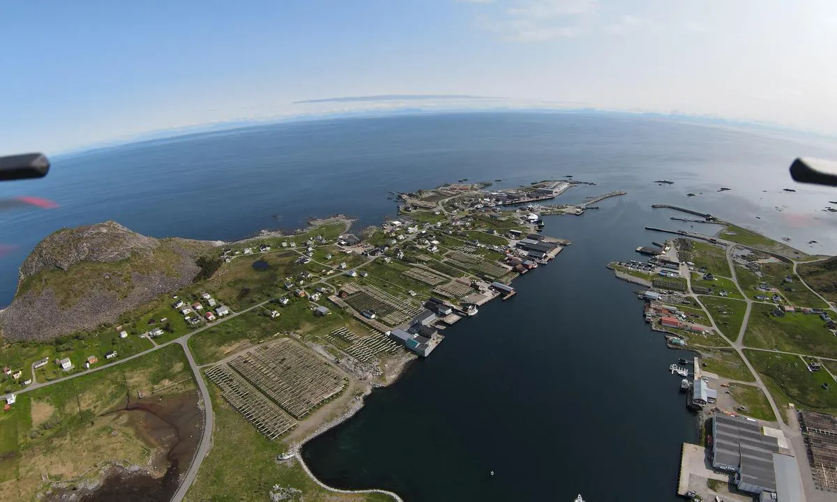 Lofoten og Værøy Bryggehotell: {"base": "en", "no": "Utsikt s\u00f8rover havneinngangen.", "se": "Tittar s\u00f6derut mot hamninloppet.", "en": "Looking south harbour entrance.", "da": "Kigger mod syd ved havneindgangen.", "fr": "Vue vers le sud de l'entr\u00e9e du port.", "de": "Blick nach S\u00fcden auf den Hafeneingang.", "es": "Mirando hacia el sur la entrada del puerto.", "it": "Guardando verso sud l'ingresso del porto.", "pt": "Olhando para a entrada do porto ao sul.", "nl": "Kijkend naar de zuidelijke haveningang.", "pl": "Widok na po\u0142udnie wej\u015bcia do portu.", "uk": "\u0414\u0438\u0432\u043b\u044f\u0447\u0438\u0441\u044c \u043d\u0430 \u043f\u0456\u0432\u0434\u0435\u043d\u044c, \u0432\u0445\u0456\u0434 \u0434\u043e \u0433\u0430\u0432\u0430\u043d\u0456.", "ro": "Privind spre sud, la intrarea \u00een port.", "tr": "G\u00fcney liman giri\u015fine bak\u0131yor.", "el": "\u039a\u03bf\u03b9\u03c4\u03ac\u03b6\u03bf\u03bd\u03c4\u03b1\u03c2 \u03bd\u03cc\u03c4\u03b9\u03b1, \u03b5\u03af\u03c3\u03bf\u03b4\u03bf\u03c2 \u03bb\u03b9\u03bc\u03b1\u03bd\u03b9\u03bf\u03cd.", "cs": "Pohled na vjezd do p\u0159\u00edstavu sm\u011brem na jih.", "hu": "D\u00e9lre n\u00e9z\u0151 kik\u00f6t\u0151bej\u00e1rat.", "fi": "Katsottaessa etel\u00e4\u00e4n sataman sis\u00e4\u00e4nk\u00e4ynti.", "bg": "\u0413\u043b\u0435\u0434\u043a\u0430 \u043a\u044a\u043c \u044e\u0436\u043d\u0438\u044f \u0432\u0445\u043e\u0434 \u043d\u0430 \u043f\u0440\u0438\u0441\u0442\u0430\u043d\u0438\u0449\u0435\u0442\u043e.", "sr": "Gledaju\u0107i prema jugu ulaz u luku.", "et": "Vaade l\u00f5una poole sadama sisses\u00f5idule.", "lv": "Skatoties uz dienvidiem ostas ieej\u0101.", "lt": "\u017di\u016brint \u012f pietus, uosto \u012fplaukos."}