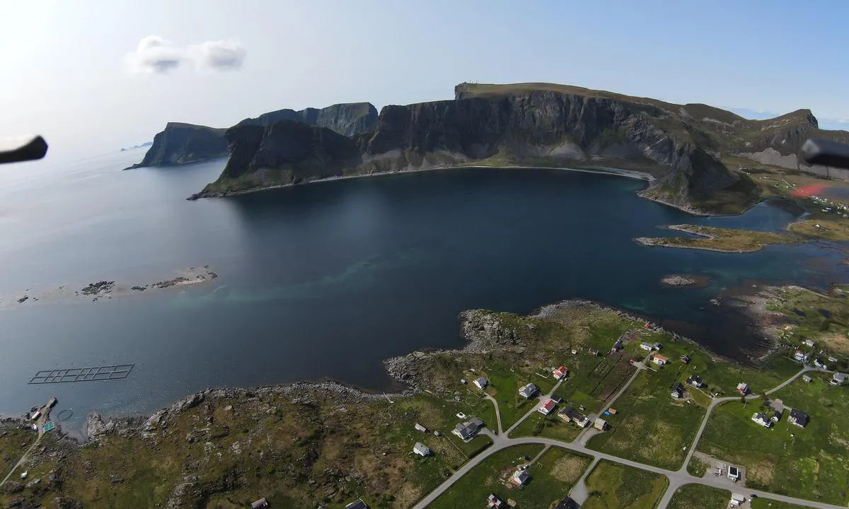 Lofoten og Værøy Bryggehotell: {"base": "en", "no": "Ser s\u00f8rvestover. Midt p\u00e5 toppen av fjellet kan du se antenner osv. fra et radiokommunikasjonssenter. Du kan g\u00e5/hike opp dit: Fantastisk utsikt. I bukten bak den f\u00f8rste fjellringen kan du ankre opp.", "se": "Tittar sydv\u00e4st. I mitten p\u00e5 toppen av berget kan ni se antenner etc. fr\u00e5n ett radiokommunikationscenter. Ni kan vandra/promenera upp dit: Magnifik utsikt. I viken bakom den f\u00f6rsta raden av berg kan ni ankra.", "en": "Looking south west. In the middle at the top of the mountain you can see antennes etc. of a radio communication center. You can hike/walk up there: Magnificent view.\r\nIn the bay behind the first ring of mountains you can anchor.", "da": "Ser mod sydvest. P\u00e5 midten af bjergets top kan du se antenner osv. fra et radiokommunikationscenter. Du kan vandre/g\u00e5 derop: Storsl\u00e5et udsigt. I bugten bag den f\u00f8rste bjergk\u00e6de kan du ankre op.", "fr": "En regardant vers le sud-ouest. Au milieu, au sommet de la montagne, vous pouvez voir des antennes, etc. d'un centre de communication radio. Vous pouvez monter/randonner jusqu'\u00e0 l\u00e0 : Vue magnifique.<br>Dans la baie derri\u00e8re le premier cercle de montagnes, vous pouvez jeter l'ancre.", "de": "S\u00fcdwestlich schauen. In der Mitte oben auf dem Berg k\u00f6nnen Sie Antennen usw. eines Funkkommunikationszentrums sehen. Sie k\u00f6nnen dort hinauf wandern/gehen: Herrlicher Ausblick. In der Bucht hinter dem ersten Bergkranz k\u00f6nnen Sie ankern.", "es": "Mirando hacia el suroeste. En el medio, en la cima de la monta\u00f1a, se pueden ver antenas, etc., de un centro de comunicaci\u00f3n por radio. Se puede caminar/subir hasta all\u00ed: Vista magn\u00edfica. En la bah\u00eda detr\u00e1s del primer anillo de monta\u00f1as, se puede anclar.", "it": "Guardando a sud-ovest. Al centro, in cima alla montagna, puoi vedere antenne ecc. di un centro di comunicazione radio. Puoi fare un'escursione/camminata fino l\u00ec: Vista magnifica. Nella baia dietro il primo anello di montagne puoi ancorare.", "pt": "Olhando para sudoeste. No meio do topo da montanha, voc\u00ea pode ver antenas, etc., de um centro de comunica\u00e7\u00e3o por r\u00e1dio. Voc\u00ea pode caminhar/subir at\u00e9 l\u00e1: vista magn\u00edfica. Na ba\u00eda atr\u00e1s do primeiro anel de montanhas, voc\u00ea pode ancorar.", "nl": "Kijk naar het zuidwesten. In het midden boven op de berg zie je antennes enz. van een radiocommunicatiecentrum. Je kunt daar naartoe wandelen: Prachtig uitzicht. In de baai achter de eerste rij bergen kun je ankeren.", "pl": "Patrz\u0105c na po\u0142udniowy zach\u00f3d. Na \u015brodku, na szczycie g\u00f3ry wida\u0107 anteny itp. centrum radiokomunikacyjnego. Mo\u017cna tam wspi\u0105\u0107 si\u0119 na pieszo: Wspania\u0142y widok. W zatoce za pierwszym pier\u015bcieniem g\u00f3r mo\u017cecie zakotwiczy\u0107.", "uk": "\u0414\u0438\u0432\u043b\u044f\u0447\u0438\u0441\u044c \u043d\u0430 \u043f\u0456\u0432\u0434\u0435\u043d\u043d\u0438\u0439 \u0437\u0430\u0445\u0456\u0434. \u041f\u043e\u0441\u0435\u0440\u0435\u0434\u0438\u043d\u0456 \u043d\u0430 \u0432\u0435\u0440\u0448\u0438\u043d\u0456 \u0433\u043e\u0440\u0438 \u0432\u0438 \u043c\u043e\u0436\u0435\u0442\u0435 \u043f\u043e\u0431\u0430\u0447\u0438\u0442\u0438 \u0430\u043d\u0442\u0435\u043d\u0438 \u0442\u043e\u0449\u043e \u0440\u0430\u0434\u0456\u043e\u043a\u043e\u043c\u0443\u043d\u0456\u043a\u0430\u0446\u0456\u0439\u043d\u043e\u0433\u043e \u0446\u0435\u043d\u0442\u0440\u0443. \u0412\u0438 \u043c\u043e\u0436\u0435\u0442\u0435 \u043f\u0456\u0434\u043d\u044f\u0442\u0438\u0441\u044f \u0442\u0443\u0434\u0438 \u043f\u0456\u0448\u043a\u0438: \u0447\u0443\u0434\u043e\u0432\u0438\u0439 \u0432\u0438\u0434. \u0423 \u0437\u0430\u0442\u043e\u0446\u0456 \u0437\u0430 \u043f\u0435\u0440\u0448\u0438\u043c \u043a\u0456\u043b\u044c\u0446\u0435\u043c \u0433\u0456\u0440 \u0432\u0438 \u043c\u043e\u0436\u0435\u0442\u0435 \u0441\u0442\u0430\u0442\u0438 \u043d\u0430 \u044f\u043a\u0456\u0440.", "ro": "Privind spre sud-vest. \u00cen mijloc, \u00een v\u00e2rful muntelui, pute\u021bi vedea antene \u0219i altele de la un centru de comunica\u021bii radio. Pute\u021bi face o drume\u021bie/mers pe jos p\u00e2n\u0103 acolo: Vedere magnific\u0103. \u00cen golf, \u00een spatele primului r\u00e2nd de mun\u021bi, pute\u021bi ancora.", "tr": "G\u00fcney bat\u0131ya bak\u0131yorsunuz. Da\u011f\u0131n zirvesinde, ortada bir radyo ileti\u015fim merkezinin antenlerini vb. g\u00f6rebilirsiniz. Oraya y\u00fcr\u00fcyerek/hiking yaparak \u00e7\u0131kabilirsiniz: Muhte\u015fem manzara. \u0130lk da\u011f halkas\u0131n\u0131n arkas\u0131ndaki koyda demirleyebilirsiniz.", "el": "\u039a\u03bf\u03b9\u03c4\u03ac\u03b6\u03bf\u03bd\u03c4\u03b1\u03c2 \u03bd\u03bf\u03c4\u03b9\u03bf\u03b4\u03c5\u03c4\u03b9\u03ba\u03ac. \u03a3\u03c4\u03b7 \u03bc\u03ad\u03c3\u03b7, \u03c3\u03c4\u03b7\u03bd \u03ba\u03bf\u03c1\u03c5\u03c6\u03ae \u03c4\u03bf\u03c5 \u03b2\u03bf\u03c5\u03bd\u03bf\u03cd, \u03bc\u03c0\u03bf\u03c1\u03b5\u03af\u03c4\u03b5 \u03bd\u03b1 \u03b4\u03b5\u03af\u03c4\u03b5 \u03ba\u03b5\u03c1\u03b1\u03af\u03b5\u03c2 \u03ba\u03bb\u03c0. \u03b1\u03c0\u03cc \u03ad\u03bd\u03b1 \u03ba\u03ad\u03bd\u03c4\u03c1\u03bf \u03c1\u03b1\u03b4\u03b9\u03bf\u03b5\u03c0\u03b9\u03ba\u03bf\u03b9\u03bd\u03c9\u03bd\u03b9\u03ce\u03bd. \u039c\u03c0\u03bf\u03c1\u03b5\u03af\u03c4\u03b5 \u03bd\u03b1 \u03ba\u03ac\u03bd\u03b5\u03c4\u03b5 \u03c0\u03b5\u03b6\u03bf\u03c0\u03bf\u03c1\u03af\u03b1/\u03c0\u03b5\u03c1\u03c0\u03ac\u03c4\u03b7\u03bc\u03b1 \u03bc\u03ad\u03c7\u03c1\u03b9 \u03b5\u03ba\u03b5\u03af: \u0395\u03ba\u03c0\u03bb\u03b7\u03ba\u03c4\u03b9\u03ba\u03ae \u03b8\u03ad\u03b1.<br>\u03a3\u03c4\u03bf\u03bd \u03ba\u03cc\u03bb\u03c0\u03bf \u03c0\u03af\u03c3\u03c9 \u03b1\u03c0\u03cc \u03c4\u03bf\u03bd \u03c0\u03c1\u03ce\u03c4\u03bf \u03b4\u03b1\u03ba\u03c4\u03cd\u03bb\u03b9\u03bf \u03c4\u03c9\u03bd \u03b2\u03bf\u03c5\u03bd\u03ce\u03bd \u03bc\u03c0\u03bf\u03c1\u03b5\u03af\u03c4\u03b5 \u03bd\u03b1 \u03b1\u03b3\u03ba\u03c5\u03c1\u03bf\u03b2\u03bf\u03bb\u03ae\u03c3\u03b5\u03c4\u03b5.", "cs": "Pohled na jihoz\u00e1pad. Uprost\u0159ed naho\u0159e na ho\u0159e m\u016f\u017eete vid\u011bt ant\u00e9ny atd. radiokomunika\u010dn\u00edho centra. M\u016f\u017eete tam p\u011b\u0161ky vystoupat: Velkolep\u00fd v\u00fdhled. V z\u00e1toce za prvn\u00edm prstencem hor m\u016f\u017eete zakotvit.", "hu": "D\u00e9lnyugat fel\u00e9 n\u00e9z\u00fcnk. A hegy tetej\u00e9nek k\u00f6zep\u00e9n l\u00e1that\u00f3k az antenn\u00e1k stb. egy r\u00e1di\u00f3kommunik\u00e1ci\u00f3s k\u00f6zpontb\u00f3l. Fel lehet t\u00far\u00e1zni/s\u00e9t\u00e1lni oda: Pazar kil\u00e1t\u00e1s.<br> A hegyek els\u0151 gy\u0171r\u0171je m\u00f6g\u00f6tti \u00f6b\u00f6lben lehet horgonyozni.", "fi": "Katsotaan lounaaseen. Keskell\u00e4 vuoren huipulla voi n\u00e4hd\u00e4 radioasemakeskuksen antenneja ym. Sinne voi vaeltaa/k\u00e4vell\u00e4: Upea n\u00e4k\u00f6ala. Lahdessa ensimm\u00e4isen vuoririvist\u00f6n takana voi ankkuroida.", "bg": "\u0413\u043b\u0435\u0434\u0430\u0439\u043a\u0438 \u043d\u0430 \u044e\u0433\u043e\u0437\u0430\u043f\u0430\u0434. \u0412 \u0441\u0440\u0435\u0434\u0430\u0442\u0430 \u043d\u0430 \u0432\u044a\u0440\u0445\u0430 \u043d\u0430 \u043f\u043b\u0430\u043d\u0438\u043d\u0430\u0442\u0430 \u043c\u043e\u0436\u0435\u0442\u0435 \u0434\u0430 \u0432\u0438\u0434\u0438\u0442\u0435 \u0430\u043d\u0442\u0435\u043d\u0438 \u0438 \u0442.\u043d. \u043d\u0430 \u0440\u0430\u0434\u0438\u043e\u043a\u043e\u043c\u0443\u043d\u0438\u043a\u0430\u0446\u0438\u043e\u043d\u0435\u043d \u0446\u0435\u043d\u0442\u044a\u0440. \u041c\u043e\u0436\u0435\u0442\u0435 \u0434\u0430 \u0441\u0435 \u0438\u0437\u043a\u0430\u0447\u0438\u0442\u0435/\u0440\u0430\u0437\u0445\u043e\u0434\u0438\u0442\u0435 \u0434\u043e \u0442\u0430\u043c: \u0412\u0435\u043b\u0438\u0447\u0435\u0441\u0442\u0432\u0435\u043d\u0430 \u0433\u043b\u0435\u0434\u043a\u0430. \u0412 \u0437\u0430\u043b\u0438\u0432\u0430 \u0437\u0430\u0434 \u043f\u044a\u0440\u0432\u0438\u044f \u0440\u0435\u0434 \u043f\u043b\u0430\u043d\u0438\u043d\u0438 \u043c\u043e\u0436\u0435\u0442\u0435 \u0434\u0430 \u0445\u0432\u044a\u0440\u043b\u0438\u0442\u0435 \u043a\u043e\u0442\u0432\u0430.", "sr": "Gledaju\u0107i jugozapadno. Na sredini vrha planine mo\u017eete videti antene itd. radio komunikacionog centra. Mo\u017eete pe\u0161a\u010diti do tamo: Veli\u010danstven pogled. U zalivu iza prvog prstena planina mo\u017eete usidriti.", "et": "Vaadates edela suunas. M\u00e4e tipul keskel n\u00e4ete raadio sidekeskuse antenne jne. Sinna saate matkates/k\u00f5ndides \u00fcles minna: Suurep\u00e4rane vaade.<br>Lahe taga esimese m\u00e4eaheliku taga saate ankurdada.", "lv": "Skatoties uz dienvidrietumiem. Pa\u0161\u0101 kalna virsotn\u0113 j\u016bs varat redz\u0113t antenas utt. radio sakaru centrs. J\u016bs varat tur doties p\u0101rg\u0101jien\u0101/staig\u0101t: Lielisks skats.<br> L\u012bc\u012b aiz pirm\u0101 kalnu gredzena j\u016bs varat enkuroties.", "lt": "\u017di\u016brint \u012f pietvakarius. Viduryje ant kalno vir\u0161aus galite pamatyti antenas ir kt. radijo ry\u0161io centro \u012frang\u0105. Galite ten p\u0117s\u010diomis ar \u017eygiais: nuostabus vaizdas. \u012elankoje u\u017e pirmojo kaln\u0173 \u017eiedo galite \u012fsikibti."}