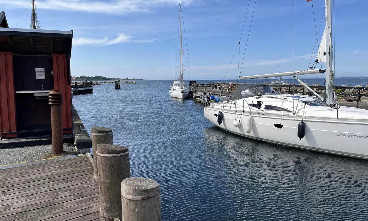 Lohals Lystbådehavn: {"base": "no", "no": "Trangt innl\u00f8p til fiskerihavnen", "se": "Tr\u00e5ng infart till fiskehamnen", "en": "Narrow entrance to the fishing harbor", "da": "Trang indsejling til fiskerihavnen", "fr": "Entr\u00e9e \u00e9troite dans le port de p\u00eache", "de": "Enge Einfahrt zum Fischereihafen", "es": "Entrada estrecha al puerto pesquero", "it": "Passaggio stretto per il porto peschereccio", "pt": "Entrada estreita para o porto de pesca", "nl": "Nauwe ingang naar de vissershaven", "pl": "W\u0105skie wej\u015bcie do portu rybackiego", "uk": "\u0412\u0443\u0437\u044c\u043a\u0438\u0439 \u0432\u0445\u0456\u0434 \u0434\u043e \u0440\u0438\u0431\u0430\u043b\u044c\u0441\u044c\u043a\u043e\u0457 \u0433\u0430\u0432\u0430\u043d\u0456", "ro": "Str\u00e2mtoare la intrarea \u00een portul de pescuit", "tr": "Bal\u0131k\u00e7\u0131 liman\u0131na dar giri\u015f", "el": "\u03a3\u03c4\u03b5\u03bd\u03ae \u03b5\u03af\u03c3\u03bf\u03b4\u03bf\u03c2 \u03c3\u03c4\u03bf \u03bb\u03b9\u03bc\u03ac\u03bd\u03b9 \u03b1\u03bb\u03b9\u03b5\u03af\u03b1\u03c2", "cs": "\u00dazk\u00fd vjezd do ryb\u00e1\u0159sk\u00e9ho p\u0159\u00edstavu", "hu": "<strong>Sz\u0171k bej\u00e1rat a hal\u00e1szkik\u00f6t\u0151be</strong>", "fi": "Kapea sis\u00e4\u00e4nk\u00e4ynti kalasatamaan", "bg": "\u0422\u0435\u0441\u0435\u043d \u0432\u0445\u043e\u0434 \u043a\u044a\u043c \u0440\u0438\u0431\u0430\u0440\u0441\u043a\u043e\u0442\u043e \u043f\u0440\u0438\u0441\u0442\u0430\u043d\u0438\u0449\u0435", "sr": "\u0423\u0437\u0430\u043a \u0443\u043b\u0430\u0437 \u0443 \u0440\u0438\u0431\u0430\u0440\u0441\u043a\u0443 \u043b\u0443\u043a\u0443", "et": "Kitsas sissep\u00e4\u00e4s kalasadamas", "lv": "\u0160aura ieeja zvejas ost\u0101", "lt": "Siauras \u012f\u0117jimas \u012f \u017evej\u0173 uost\u0105"}