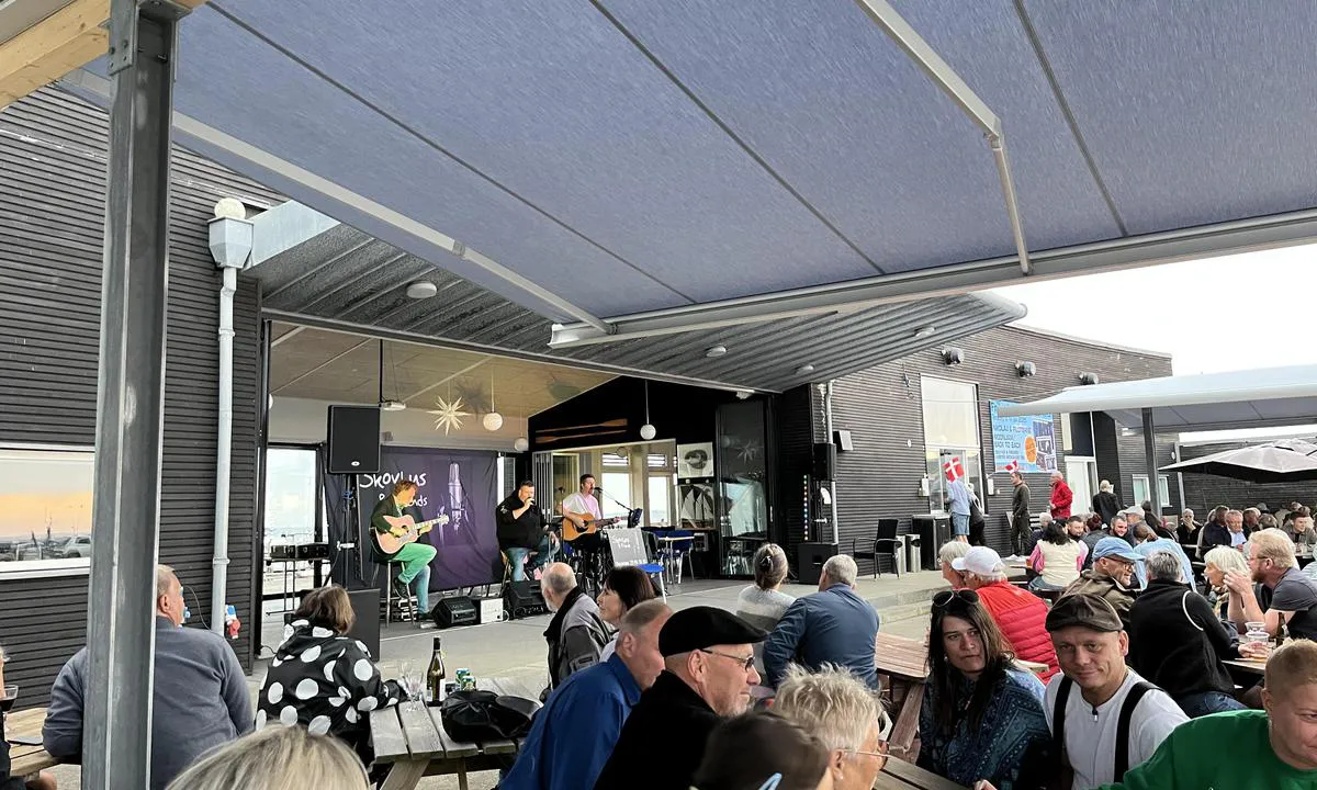 Lohals Lystbådehavn: {"base": "no", "no": "God stemning med live-musikk i havna.", "se": "God st\u00e4mning med live-musik i hamnen.", "en": "Good atmosphere with live music in the harbour.", "da": "God stemning med live-musik i havnen.", "fr": "Bonne ambiance avec de la musique live au port.", "de": "Gute Stimmung mit Live-Musik im Hafen.", "es": "Buen ambiente con m\u00fasica en vivo en el puerto.", "it": "Buona atmosfera con musica dal vivo nel porto.", "pt": "Boa atmosfera com m\u00fasica ao vivo no porto.", "nl": "Goede sfeer met live muziek in de haven.", "pl": "Dobra atmosfera przy muzyce na \u017cywo w porcie.", "uk": "\u0413\u0430\u0440\u043d\u0438\u0439 \u043d\u0430\u0441\u0442\u0440\u0456\u0439 \u0437 \u0436\u0438\u0432\u043e\u044e \u043c\u0443\u0437\u0438\u043a\u043e\u044e \u0432 \u0433\u0430\u0432\u0430\u043d\u0456.", "ro": "Atmosfer\u0103 pl\u0103cut\u0103 cu muzic\u0103 live \u00een port.", "tr": "Limanda canl\u0131 m\u00fczikle iyi bir atmosfer.", "el": "\u039a\u03b1\u03bb\u03ae \u03b1\u03c4\u03bc\u03cc\u03c3\u03c6\u03b1\u03b9\u03c1\u03b1 \u03bc\u03b5 \u03b6\u03c9\u03bd\u03c4\u03b1\u03bd\u03ae \u03bc\u03bf\u03c5\u03c3\u03b9\u03ba\u03ae \u03c3\u03c4\u03bf \u03bb\u03b9\u03bc\u03ac\u03bd\u03b9.", "cs": "Dobr\u00e1 atmosf\u00e9ra s \u017eivou hudbou v p\u0159\u00edstavu.", "hu": "J\u00f3 hangulat \u00e9l\u0151 zen\u00e9vel a kik\u00f6t\u0151ben.", "fi": "Hyv\u00e4 tunnelma satamassa live-musiikin kera.", "bg": "\u0414\u043e\u0431\u0440\u0430 \u0430\u0442\u043c\u043e\u0441\u0444\u0435\u0440\u0430 \u0441 \u0436\u0438\u0432\u0430 \u043c\u0443\u0437\u0438\u043a\u0430 \u0432 \u043f\u0440\u0438\u0441\u0442\u0430\u043d\u0438\u0449\u0435\u0442\u043e.", "sr": "Dobra atmosfera uz \u017eivu muziku u luci.", "et": "Hea meeleolu elava muusikaga sadamas.", "lv": "Laba atmosf\u0113ra ar dz\u012bvo m\u016bziku ost\u0101.", "lt": "Gera atmosfera su gyva muzika uoste."}