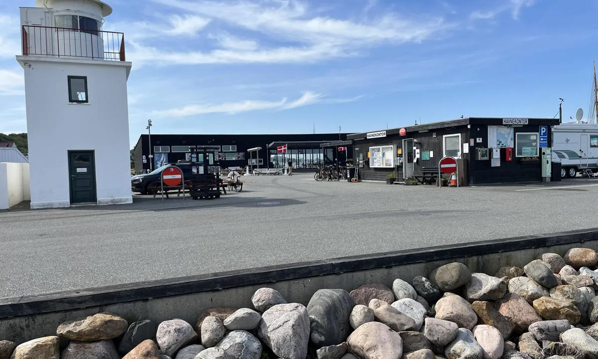Lohals Lystbådehavn: Havnekontoret til høyre og servicebygg og scene i bakgrunnen.