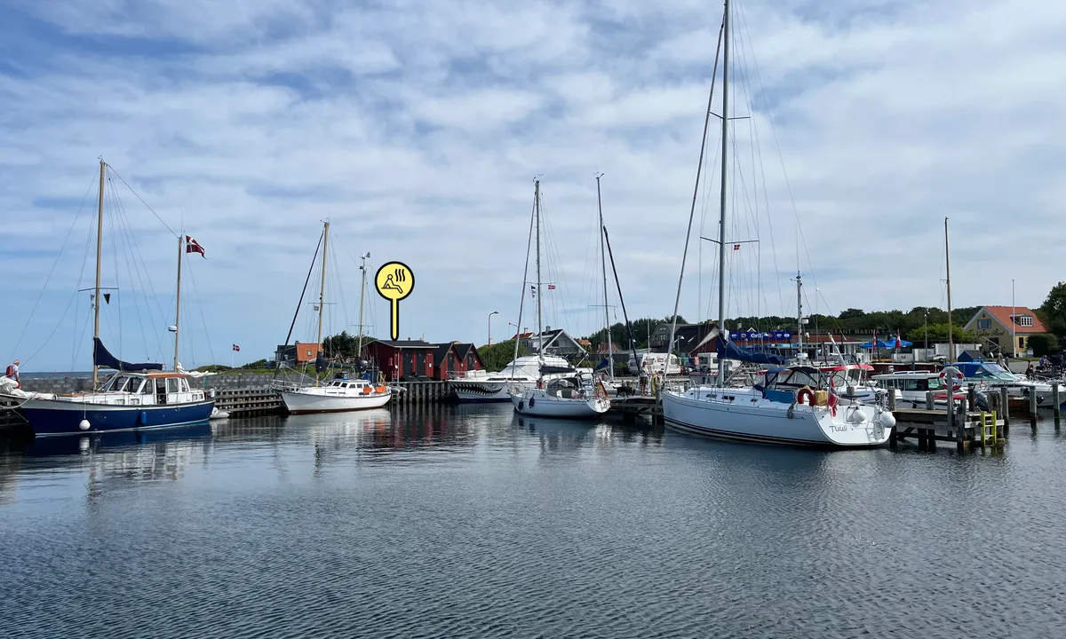 Lohals Lystbådehavn: {"base": "no", "no": "Longside fort\u00f8yning i fiskerihavnen samt r\u00f8de/gr\u00f8nne skilt p\u00e5 ledige p\u00e5leplasser.", "se": "L\u00e5ngsides f\u00f6rt\u00f6jning i fiskhamnen samt r\u00f6da/gr\u00f6na skyltar p\u00e5 lediga p\u00e5leplatser.", "en": "Alongside mooring in the fishing harbor as well as red/green signs on available pole positions.", "da": "Langside fort\u00f8jning i fiskerihavnen samt r\u00f8de/gr\u00f8nne skilte p\u00e5 ledige p\u00e6lepladser.", "fr": "Amarrage le long du quai dans le port de p\u00eache ainsi que des panneaux rouges/verts pour les places disponibles sur pieux.", "de": "Langsseits festmachen im Fischereihafen sowie rote/gr\u00fcne Schilder auf freien Pfahlpl\u00e4tzen.", "es": "Amarre de costado en el puerto pesquero, as\u00ed como se\u00f1ales rojas/verdes en los puestos de estacas disponibles.", "it": "Ormeggio a fianco nel porto dei pescatori e cartelli rossi/verdi sui posti liberi con pali.", "pt": "Amarra\u00e7\u00e3o ao longo do cais no porto de pesca, bem como sinais vermelhos/verdes em lugares livres de estacas.", "nl": "Langszij vastmaken in de vissershaven evenals rode/groene borden op vrije paalplaatsen.", "pl": "Cumowanie wzd\u0142u\u017cne w porcie rybackim, a tak\u017ce czerwone/zielone znaki na wolnych miejscach na palach.", "uk": "\u0428\u0432\u0430\u0440\u0442\u0443\u0432\u0430\u043d\u043d\u044f \u0431\u043e\u0440\u0442\u043e\u043c \u0432 \u0440\u0438\u0431\u043d\u043e\u043c\u0443 \u043f\u043e\u0440\u0442\u0443, \u0430 \u0442\u0430\u043a\u043e\u0436 \u0447\u0435\u0440\u0432\u043e\u043d\u0456/\u0437\u0435\u043b\u0435\u043d\u0456 \u0437\u043d\u0430\u043a\u0438 \u043d\u0430 \u0432\u0456\u043b\u044c\u043d\u0438\u0445 \u0448\u0432\u0430\u0440\u0442\u043e\u0432\u0438\u0445 \u043c\u0456\u0441\u0446\u044f\u0445.", "ro": "Andocare longside \u00een portul pesc\u0103resc, precum \u0219i semne ro\u0219ii/verde pe locurile libere de piloni.", "tr": "Bal\u0131k\u00e7\u0131 liman\u0131nda bordalama ve bo\u015f direk yerlerindeki k\u0131rm\u0131z\u0131/ye\u015fil i\u015faretler.", "el": "\u03a0\u03c1\u03cc\u03c3\u03b4\u03b5\u03c3\u03b7 \u03c0\u03b1\u03c1\u03ac\u03bb\u03bb\u03b7\u03bb\u03b1 \u03c3\u03c4\u03b7\u03bd \u03b1\u03bb\u03b9\u03b5\u03c5\u03c4\u03b9\u03ba\u03ae \u03bb\u03b9\u03bc\u03b1\u03bd\u03ac\u03ba\u03b9 \u03ba\u03b1\u03b8\u03ce\u03c2 \u03ba\u03b1\u03b9 \u03ba\u03cc\u03ba\u03ba\u03b9\u03bd\u03b1/\u03c0\u03c1\u03ac\u03c3\u03b9\u03bd\u03b1 \u03c3\u03b7\u03bc\u03ac\u03b4\u03b9\u03b1 \u03c3\u03c4\u03b9\u03c2 \u03b5\u03bb\u03b5\u03cd\u03b8\u03b5\u03c1\u03b5\u03c2 \u03b8\u03ad\u03c3\u03b5\u03b9\u03c2 \u03c0\u03b1\u03c3\u03c3\u03ac\u03bb\u03c9\u03bd.", "cs": "D\u00e9lkov\u00e9 p\u0159ist\u00e1n\u00ed v ryb\u00e1\u0159sk\u00e9m p\u0159\u00edstavu a \u010derven\u00e9/zelen\u00e9 zna\u010dky na voln\u00fdch m\u00edstech pro kotven\u00ed.", "hu": "Az oldals\u00f3 kik\u00f6t\u00e9s a hal\u00e1szkik\u00f6t\u0151ben, valamint a piros/z\u00f6ld t\u00e1bl\u00e1k az \u00fcres c\u00f6l\u00f6phelyeken.", "fi": "Kylkikiinnitys kalasatamassa sek\u00e4 punaiset/vihre\u00e4t merkit vapailla poijupaikoilla.", "bg": "\u0417\u0430\u0432\u044a\u0440\u0437\u0432\u0430\u043d\u0435 \u0434\u044a\u043b\u0436\u0438\u043d\u0430 \u043d\u0430 \u043a\u0435\u044f \u0432 \u0440\u0438\u0431\u0430\u0440\u0441\u043a\u043e \u043f\u0440\u0438\u0441\u0442\u0430\u043d\u0438\u0449\u0435, \u043a\u0430\u043a\u0442\u043e \u0438 \u0447\u0435\u0440\u0432\u0435\u043d\u0438/\u0437\u0435\u043b\u0435\u043d\u0438 \u0442\u0430\u0431\u0435\u043b\u0438 \u043d\u0430 \u0441\u0432\u043e\u0431\u043e\u0434\u043d\u0438 \u043c\u0435\u0441\u0442\u0430 \u0441 \u043a\u043e\u043b\u043e\u0432\u0435.", "sr": "Privez uz obalu u ribarskoj luci kao i crveni/zeleni znakovi na slobodnim mestima sa stubovima.", "et": "Pikki kai \u00e4\u00e4res kinnitumine kalasadamasse ning punased/rohelised m\u00e4rgid vaba vaia kohtadel.", "lv": "Gar\u0101 borta piekrau\u0161ana zvejas ost\u0101, k\u0101 ar\u012b br\u012bvie stabvietu sarkanie/za\u013cie mar\u0137\u0113jumi.", "lt": "\u0160vartuotis i\u0161ilgai \u017evejybos uoste bei raudoni/\u017eali \u017eenklai ant laisv\u0173 stulp\u0173 viet\u0173."}