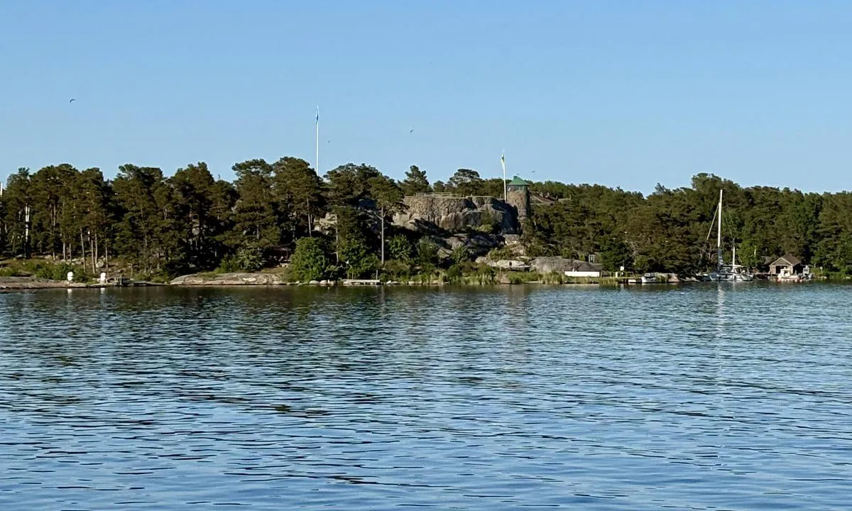 Lökholmen - KSSS: {"base": "de", "no": "Brygge med 5 b\u00f8yer p\u00e5 h\u00f8yre side p\u00e5 bildet ved innseilingen til L\u00f6ckholmen. B\u00e5ter med 2m dypg\u00e5ende og mer har fortrinn.", "se": "Brygga med 5 bojar p\u00e5 h\u00f6ger sida i bilden vid infarten till L\u00f6ckholmen. B\u00e5tar med 2m djupg\u00e5ende eller mer har f\u00f6retr\u00e4de.", "en": "Jetty with 5 buoys on the right side in the image at the entrance of L\u00f6ckholmen. Boats with a draft of 2m and more have priority.", "da": "Bedding med 5 b\u00f8jer p\u00e5 h\u00f8jre side p\u00e5 billedet ved indsejlingen til L\u00f6ckholmen. B\u00e5de med 2m dybgang og mere har fortrinsret.", "fr": "Jet\u00e9e avec 5 bou\u00e9es sur le c\u00f4t\u00e9 droit de l'image \u00e0 l'entr\u00e9e de L\u00f6ckholmen. Les bateaux avec un tirant d'eau de 2m ou plus ont la priorit\u00e9.", "de": "Steg mit 5 Bojen auf der rechten Seite im Bild bei der Zufahrt L\u00f6ckholmen.\r\nBoote mit 2m Tiefgang und Mehr haben Vorrang.", "es": "Muelle con 5 boyas en el lado derecho de la imagen en la entrada de L\u00f6ckholmen. Los barcos con 2m de calado o m\u00e1s tienen prioridad.", "it": "Banchina con 5 boe sul lato destro dell'immagine all'ingresso di L\u00f6ckholmen. Le barche con pescaggio di 2m e pi\u00f9 hanno la precedenza.", "pt": "Estaca com 5 boias no lado direito da imagem na entrada de L\u00f6ckholmen.<br>Barcos com um calado de 2m e mais t\u00eam prioridade.", "nl": "Steiger met 5 boeien aan de rechterkant op de foto bij de toegang tot L\u00f6ckholmen.<br>Boten met een diepgang van 2m en meer hebben voorrang.", "pl": "Pomost z 5 boiami po prawej stronie zdj\u0119cia przy wje\u017adzie do L\u00f6ckholmen. \u0141odzie o zanurzeniu co najmniej 2m maj\u0105 pierwsze\u0144stwo.", "uk": "\u0421\u0442\u0456\u043b \u0456\u0437 5 \u0431\u0443\u044f\u043c\u0438 \u0437 \u043f\u0440\u0430\u0432\u043e\u0433\u043e \u0431\u043e\u043a\u0443 \u043d\u0430 \u0437\u043e\u0431\u0440\u0430\u0436\u0435\u043d\u043d\u0456 \u043f\u0440\u0438 \u043f\u0456\u0434\u0445\u043e\u0434\u0456 \u0434\u043e \u041b\u0435\u043a\u0433\u043e\u043b\u044c\u043c\u0435\u043d\u0430. \u0427\u043e\u0432\u043d\u0430\u043c \u0437 \u043e\u0441\u0430\u0434\u043a\u043e\u044e 2\u043c \u0442\u0430 \u0431\u0456\u043b\u044c\u0448\u0435 \u043d\u0430\u0434\u0430\u0454\u0442\u044c\u0441\u044f \u043f\u0440\u0456\u043e\u0440\u0438\u0442\u0435\u0442.", "ro": "De la debarcader cu 5 balize pe partea dreapt\u0103 \u00een imagine la accesul c\u0103tre L\u00f6ckholmen.\nB\u0103rcile cu pescaj de 2m \u0219i mai mult au prioritate.", "tr": "Resimdeki giri\u015fte L\u00f6ckholmen taraf\u0131nda sa\u011f tarafta 5 \u015famand\u0131ral\u0131 iskele.<br/>2m draft ve \u00fczeri teknelerin \u00f6nceli\u011fi vard\u0131r.", "el": "\u03a0\u03c1\u03bf\u03b2\u03bb\u03ae\u03c4\u03b1 \u03bc\u03b5 5 \u03c3\u03b7\u03bc\u03b1\u03b4\u03bf\u03cd\u03c1\u03b5\u03c2 \u03c3\u03c4\u03b7 \u03b4\u03b5\u03be\u03b9\u03ac \u03c0\u03bb\u03b5\u03c5\u03c1\u03ac \u03c4\u03b7\u03c2 \u03b5\u03b9\u03ba\u03cc\u03bd\u03b1\u03c2 \u03ba\u03b1\u03c4\u03ac \u03c4\u03b7\u03bd \u03b5\u03af\u03c3\u03bf\u03b4\u03bf \u039b\u03cc\u03ba\u03c7\u03bf\u03bb\u03bc\u03b5\u03bd. \u03a3\u03ba\u03ac\u03c6\u03b7 \u03bc\u03b5 \u03b2\u03cd\u03b8\u03b9\u03c3\u03bc\u03b1 2 \u03bc\u03ad\u03c4\u03c1\u03b1 \u03ba\u03b1\u03b9 \u03c0\u03b5\u03c1\u03b9\u03c3\u03c3\u03cc\u03c4\u03b5\u03c1\u03bf \u03ad\u03c7\u03bf\u03c5\u03bd \u03c0\u03c1\u03bf\u03c4\u03b5\u03c1\u03b1\u03b9\u03cc\u03c4\u03b7\u03c4\u03b1.", "cs": "Ponton s 5 b\u00f3jemi na prav\u00e9 stran\u011b na obr\u00e1zku p\u0159i p\u0159\u00edjezdu k L\u00f6ckholmen. Lod\u011b s ponorem 2 m a v\u00edce maj\u00ed p\u0159ednost.", "hu": "St\u00e9g 5 b\u00f3j\u00e1val a k\u00e9p jobb oldal\u00e1n L\u00f6ckholmen bej\u00e1rat\u00e1n\u00e1l. 2 m mer\u00fcl\u00e9s\u0171 \u00e9s nagyobb haj\u00f3k els\u0151bbs\u00e9get \u00e9lveznek.", "fi": "Laituri, jossa on viisi poijua kuvan oikealla puolella L\u00f6ckholmenin sis\u00e4\u00e4nk\u00e4ynnill\u00e4. Veneill\u00e4, joiden syv\u00e4ys on 2 metri\u00e4 tai enemm\u00e4n, on etuoikeus.", "bg": "\u041f\u043e\u043d\u0442\u043e\u043d\u0430 \u0441\u044a\u0441 5 \u0448\u0430\u043c\u0430\u043d\u0434\u0443\u0440\u0438 \u043e\u0442 \u0434\u044f\u0441\u043d\u0430\u0442\u0430 \u0441\u0442\u0440\u0430\u043d\u0430 \u043d\u0430 \u0438\u0437\u043e\u0431\u0440\u0430\u0436\u0435\u043d\u0438\u0435\u0442\u043e \u043f\u0440\u0438 \u043f\u043e\u0434\u0445\u043e\u0434\u0430 \u043a\u044a\u043c \u041b\u044c\u043e\u043a\u0445\u043e\u043b\u043c\u0435\u043d. \u041b\u043e\u0434\u043a\u0438 \u0441 2\u043c \u0433\u0430\u0437\u0435\u043d\u0435 \u0438 \u043f\u043e\u0432\u0435\u0447\u0435 \u0438\u043c\u0430\u0442 \u043f\u0440\u0435\u0434\u0438\u043c\u0441\u0442\u0432\u043e.", "sr": "\u041f\u043e\u043d\u0442\u043e\u043d \u0441\u0430 5 \u0431\u043e\u0432\u0430 \u0441\u0430 \u0434\u0435\u0441\u043d\u0435 \u0441\u0442\u0440\u0430\u043d\u0435 \u043d\u0430 \u0441\u043b\u0438\u0446\u0438 \u043f\u0440\u0438 \u0443\u043b\u0430\u0437\u0443 \u0443 \u041b\u0435\u043a\u0445\u043e\u043b\u043c\u0435\u043d. \u0427\u0430\u043c\u0446\u0438 \u0441\u0430 \u0433\u0430\u0437\u043e\u043c \u043e\u0434 2\u043c \u0438 \u0432\u0438\u0448\u0435 \u0438\u043c\u0430\u0458\u0443 \u043f\u0440\u0432\u0435\u043d\u0441\u0442\u0432\u043e.", "et": "Kai koos 5 poiga pildil paremal pool L\u00f6ckholmeni sisses\u00f5idu juures. Paadid, mille s\u00fcvis on 2m ja rohkem, on eelis\u00f5igusega.", "lv": "Piest\u0101tne ar 5 bojas labaj\u0101 pus\u0113 att\u0113l\u0101 pie piebraucam\u0101 ce\u013ca uz Loekholmen.<br>Laiv\u0101m ar 2m iegrimi un vair\u0101k ir priek\u0161roka.", "lt": "Prieplauka su 5 pl\u016bdurais de\u0161in\u0117je vaizdo pus\u0117je prie \u012fplaukos \u012f L\u00f6ckholmen.<br>Valtys su 2 m grimzle ir didesne turi pirmumo teis\u0119."}