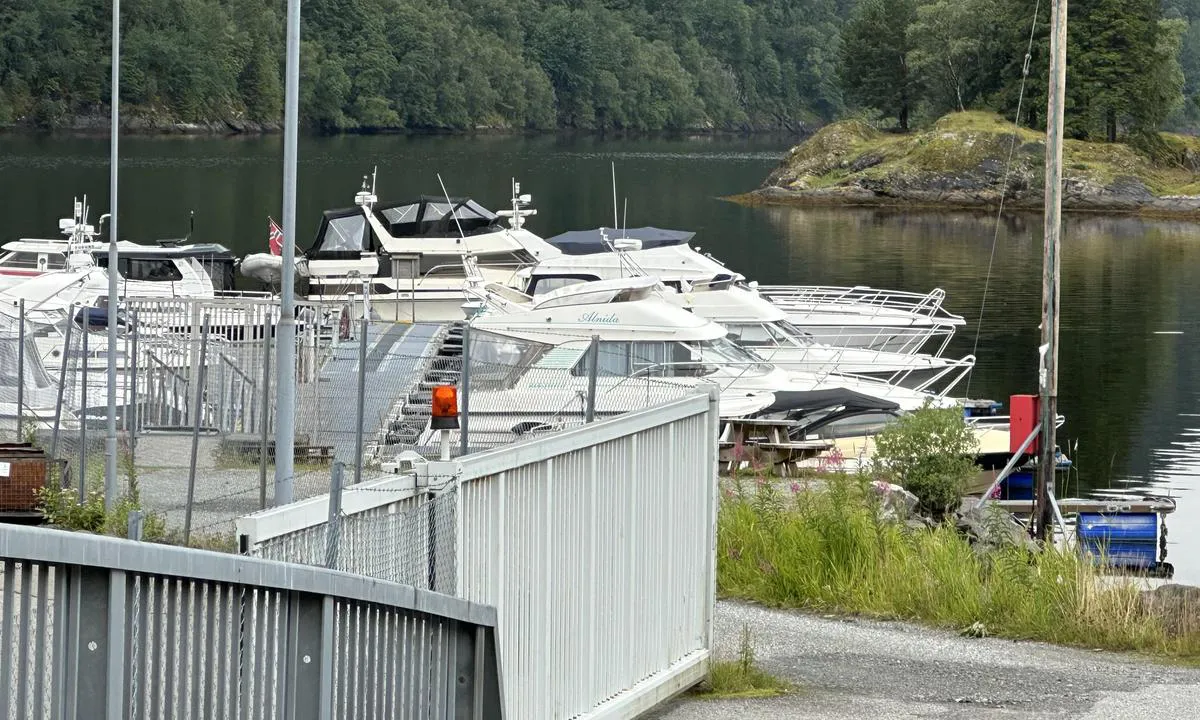 Lonevåg: {"base": "no", "no": "Ytterst p\u00e5 bryggen til b\u00e5tlaget er det laget til for gjesteb\u00e5ter.", "se": "L\u00e4ngst ut p\u00e5 bryggan vid b\u00e5tlaget har man ordnat med platser f\u00f6r g\u00e4stb\u00e5tar.", "en": "At the outermost part of the dock for the boat team, there are facilities for guest boats.", "da": "Yderst p\u00e5 broen til b\u00e5delaget er der lavet plads til g\u00e6steb\u00e5de."}