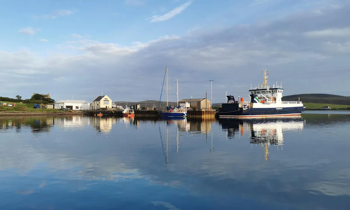 Longhope: {"base": "en", "no": "Hovedkaien med fergeparkering for natten.", "se": "Huvudkaj med f\u00e4rjeparkering f\u00f6r natten.", "en": "Main pier with Ferry parking for the night.", "da": "Hovedmole med f\u00e6rgeparkering for natten.", "fr": "Quai principal avec stationnement pour ferry pour la nuit.", "de": "Hauptpier mit Nachtparkplatz f\u00fcr die F\u00e4hre.", "es": "Muelle principal con estacionamiento para ferris durante la noche.", "it": "Molo principale con parcheggio per il traghetto per la notte.", "pt": "Cais principal com estacionamento para o ferry durante a noite.", "nl": "Hoofdpier met veerbootparkeren voor de nacht.", "pl": "G\u0142\u00f3wne molo z miejscem postoju promu na noc.", "uk": "\u0413\u043e\u043b\u043e\u0432\u043d\u0438\u0439 \u043f\u0440\u0438\u0447\u0430\u043b \u0437 \u043c\u0456\u0441\u0446\u0435\u043c \u0434\u043b\u044f \u043f\u0430\u0440\u043a\u0443\u0432\u0430\u043d\u043d\u044f \u043f\u0430\u0440\u043e\u043c\u0443 \u043d\u0430 \u043d\u0456\u0447.", "ro": "Dig principal cu parcare de feriboturi pentru noapte.", "tr": "Ana iskelede gece i\u00e7in Feribot park yeri.", "el": "\u039a\u03cd\u03c1\u03b9\u03b1 \u03b1\u03c0\u03bf\u03b2\u03ac\u03b8\u03c1\u03b1 \u03bc\u03b5 \u03c7\u03ce\u03c1\u03bf \u03c3\u03c4\u03ac\u03b8\u03bc\u03b5\u03c5\u03c3\u03b7\u03c2 \u03a6\u03ad\u03c1\u03b9 \u03b3\u03b9\u03b1 \u03c4\u03b7 \u03bd\u03cd\u03c7\u03c4\u03b1.", "cs": "Hlavn\u00ed molo s parkov\u00e1n\u00edm pro trajekty na noc.", "hu": "F\u0151 m\u00f3l\u00f3 \u00e9jszakai kompkik\u00f6t\u00e9ssel.", "fi": "P\u00e4\u00e4laituri lauttaparkille y\u00f6ksi.", "bg": "\u041e\u0441\u043d\u043e\u0432\u0435\u043d \u043f\u0440\u0438\u0441\u0442\u0430\u043d \u0441 \u043f\u0430\u0440\u043a\u0438\u043d\u0433 \u0437\u0430 \u0444\u0435\u0440\u0438\u0431\u043e\u0442 \u0437\u0430 \u043f\u0440\u0435\u0437 \u043d\u043e\u0449\u0442\u0430.", "sr": "Glavni mol sa parkingom za trajekte za no\u0107enje.", "et": "Peapier, kus on parvlaeva \u00f6\u00f6bimisparkla.", "lv": "Galvenais piest\u0101tne ar pr\u0101mju st\u0101vvietu naktij.", "lt": "Pagrindinis prieplauka su kelt\u0173 stov\u0117jimo vietomis nak\u010diai."}