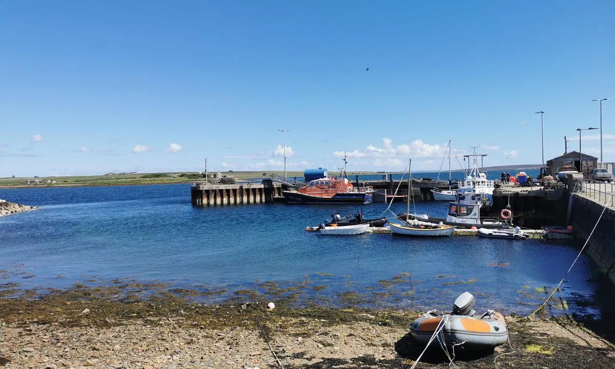 Longhope: {"base": "en", "no": "Dinghy-landing mulig p\u00e5 flytebrygge og stige til hovedmolo.<br> Bensin og diesel p\u00e5 kanner og forsyninger kan f\u00e5s i butikk (stengt p\u00e5 s\u00f8ndager).<br> I redningssk\u00f8ytehuset er det offentlige toaletter, en myntstyrt dusj og en kran for drikkevann utenfor.", "se": "Landstigning med jolle m\u00f6jlig p\u00e5 flytande ponton och stege till huvudpiren. Bensin och diesel i dunkar samt f\u00f6rn\u00f6denheter finns att k\u00f6pa i butiken (st\u00e4ngd p\u00e5 s\u00f6ndagar). I livb\u00e5tshuset finns offentliga toaletter, en myntdriven dusch och en kran med dricksvatten p\u00e5 utsidan.", "en": "Dingi landing possible on floating pontoon and ladder to main pier.\r\nPetrol and Diesel in cans and supplies are available from shop (closed on Sundays).\r\nIn Lifeboat house are public toilets, a coin operated shower and a tap for drinking water at the outside.", "da": "Landgang med gummib\u00e5d muligt p\u00e5 flydeponton og stige til hovedmolen. Benzin og diesel p\u00e5 dunke samt forsyninger er tilg\u00e6ngelige fra butik (lukket om s\u00f8ndagen). I redningsb\u00e5dhuset er der offentlige toiletter, en m\u00f8ntdrevet bruser og en vandhane til drikkevand udenfor.", "fr": "D\u00e9barquement en annexe possible sur le ponton flottant et \u00e9chelle vers la jet\u00e9e principale.<br>Essence et diesel en bidons et fournitures disponibles \u00e0 la boutique (ferm\u00e9e le dimanche).<br>Dans la maison de la vedette de sauvetage, il y a des toilettes publiques, une douche \u00e0 pi\u00e8ces et un robinet d'eau potable \u00e0 l'ext\u00e9rieur.", "de": "Dingi-Landung m\u00f6glich an schwimmendem Ponton und Leiter zum Hauptpier.<br> Benzin und Diesel in Kanistern und Versorgungsg\u00fcter sind im Gesch\u00e4ft erh\u00e4ltlich (sonntags geschlossen).<br> Im Rettungsbootshaus befinden sich \u00f6ffentliche Toiletten, eine m\u00fcnzbetriebene Dusche und ein Wasserhahn f\u00fcr Trinkwasser au\u00dfen.", "es": "Es posible desembarcar el bote auxiliar en el pont\u00f3n flotante y subir por la escalera al muelle principal. La gasolina y el di\u00e9sel en latas y suministros est\u00e1n disponibles en la tienda (cerrada los domingos). En la casa del bote de rescate hay ba\u00f1os p\u00fablicos, una ducha operada con monedas y un grifo de agua potable en el exterior.", "it": "Sbarco dei gommoni possibile su pontone galleggiante e scala per il molo principale. <br> Benzina e Diesel in lattine e forniture sono disponibili presso il negozio (chiuso la domenica). <br> Nell'edificio della scialuppa di salvataggio ci sono bagni pubblici, una doccia a gettoni e un rubinetto per l'acqua potabile all'esterno.", "pt": "Desembarque de dingue poss\u00edvel no pont\u00e3o flutuante e escada para o cais principal. Gasolina e Diesel em latas e suprimentos est\u00e3o dispon\u00edveis na loja (fechada aos domingos). Na casa do barco salva-vidas h\u00e1 banheiros p\u00fablicos, um chuveiro a moedas e uma torneira para \u00e1gua pot\u00e1vel do lado de fora.", "nl": "Dingi landing mogelijk op drijvende ponton en ladder naar hoofdsteiger.<br> Benzine en Diesel in jerrycans en voorraden zijn beschikbaar in de winkel (gesloten op zondagen).<br> In het reddingsboothuis zijn openbare toiletten, een muntbediende douche, en een kraan voor drinkwater aan de buitenkant.", "pl": "Mo\u017cliwe l\u0105dowanie dinghy na p\u0142ywaj\u0105cym pomo\u015bcie i drabince do g\u0142\u00f3wnego molo. Benzyna i olej nap\u0119dowy w kanistrach oraz zaopatrzenie s\u0105 dost\u0119pne w sklepie (zamkni\u0119te w niedziel\u0119). W domu \u0141odzi Ratunkowej znajduj\u0105 si\u0119 publiczne toalety, prysznic na monety oraz kran z wod\u0105 pitn\u0105 na zewn\u0105trz.", "uk": "\u041c\u043e\u0436\u043b\u0438\u0432\u0430 \u0432\u0438\u0441\u0430\u0434\u043a\u0430 \u043d\u0430 \u0433\u043d\u0443\u0447\u043a\u0438\u0439 \u043f\u043e\u043d\u0442\u043e\u043d \u0456 \u0441\u0445\u043e\u0434\u0438 \u0434\u043e \u043e\u0441\u043d\u043e\u0432\u043d\u043e\u0433\u043e \u043f\u0440\u0438\u0447\u0430\u043b\u0443.<br />\u0411\u0435\u043d\u0437\u0438\u043d \u0456 \u0434\u0438\u0437\u0435\u043b\u044c \u0443 \u043a\u0430\u043d\u0456\u0441\u0442\u0440\u0430\u0445 \u0442\u0430 \u043f\u0440\u0438\u043f\u0430\u0441\u0438 \u0434\u043e\u0441\u0442\u0443\u043f\u043d\u0456 \u0443 \u043c\u0430\u0433\u0430\u0437\u0438\u043d\u0456 (\u0437\u0430\u0447\u0438\u043d\u0435\u043d\u043e \u043f\u043e \u043d\u0435\u0434\u0456\u043b\u044f\u0445).<br />\u0423 \u0431\u0443\u0434\u0438\u043d\u043a\u0443 \u0440\u044f\u0442\u0443\u0432\u0430\u043b\u044c\u043d\u043e\u0433\u043e \u0447\u043e\u0432\u043d\u0430 \u0454 \u0433\u0440\u043e\u043c\u0430\u0434\u0441\u044c\u043a\u0456 \u0442\u0443\u0430\u043b\u0435\u0442\u0438, \u0434\u0443\u0448, \u0449\u043e \u043f\u0440\u0430\u0446\u044e\u0454 \u0437\u0430 \u043c\u043e\u043d\u0435\u0442\u0438, \u0456 \u043a\u0440\u0430\u043d \u0437 \u043f\u0438\u0442\u043d\u043e\u044e \u0432\u043e\u0434\u043e\u044e \u0437\u0437\u043e\u0432\u043d\u0456.", "ro": "Debarcare cu barca mic\u0103 posibil\u0103 pe pontonul plutitor \u0219i scar\u0103 c\u0103tre debarcaderul principal. Benzina \u0219i motorina \u00een canistre \u0219i proviziile sunt disponibile la magazin (\u00eenchis duminica). \u00cen casa b\u0103rcii de salvare, se afl\u0103 toalete publice, un du\u0219 cu monede \u0219i un robinet pentru ap\u0103 potabil\u0103 la exterior.", "tr": "Dingi karaya \u00e7\u0131k\u0131\u015f\u0131 y\u00fczer ponton ve ana iskeleye merdiven ile m\u00fcmk\u00fcnd\u00fcr.<br> Benzin ve Dizel kutularda ve malzemeler d\u00fckkandan temin edilebilir (Pazar g\u00fcnleri kapal\u0131d\u0131r).<br> Can Kurtaran evinde halka a\u00e7\u0131k tuvaletler, jetonla \u00e7al\u0131\u015fan bir du\u015f ve d\u0131\u015far\u0131da i\u00e7me suyu muslu\u011fu bulunmaktad\u0131r.", "el": "\u0395\u03c6\u03b9\u03ba\u03c4\u03ae \u03b7 \u03c0\u03c1\u03cc\u03c3\u03b4\u03b5\u03c3\u03b7 \u03bc\u03b5 dinghy \u03c3\u03b5 \u03c0\u03bb\u03c9\u03c4\u03ae \u03b1\u03c0\u03bf\u03b2\u03ac\u03b8\u03c1\u03b1 \u03ba\u03b1\u03b9 \u03c3\u03ba\u03ac\u03bb\u03b1 \u03c0\u03c1\u03bf\u03c2 \u03c4\u03b7\u03bd \u03ba\u03cd\u03c1\u03b9\u03b1 \u03c0\u03c1\u03bf\u03b2\u03bb\u03ae\u03c4\u03b1. \u0392\u03b5\u03bd\u03b6\u03af\u03bd\u03b7 \u03ba\u03b1\u03b9 \u03a0\u03b5\u03c4\u03c1\u03ad\u03bb\u03b1\u03b9\u03bf \u03c3\u03b5 \u03b4\u03bf\u03c7\u03b5\u03af\u03b1 \u03ba\u03b1\u03b9 \u03b5\u03c6\u03cc\u03b4\u03b9\u03b1 \u03b5\u03af\u03bd\u03b1\u03b9 \u03b4\u03b9\u03b1\u03b8\u03ad\u03c3\u03b9\u03bc\u03b1 \u03b1\u03c0\u03cc \u03c4\u03bf \u03ba\u03b1\u03c4\u03ac\u03c3\u03c4\u03b7\u03bc\u03b1 (\u03ba\u03bb\u03b5\u03b9\u03c3\u03c4\u03cc \u03c4\u03b9\u03c2 \u039a\u03c5\u03c1\u03b9\u03b1\u03ba\u03ad\u03c2). \u03a3\u03c4\u03bf \u03c3\u03c0\u03af\u03c4\u03b9 \u03c4\u03c9\u03bd \u03c3\u03c9\u03c3\u03c4\u03b9\u03ba\u03ce\u03bd \u03bb\u03ad\u03bc\u03b2\u03c9\u03bd \u03c5\u03c0\u03ac\u03c1\u03c7\u03bf\u03c5\u03bd \u03b4\u03b7\u03bc\u03cc\u03c3\u03b9\u03b5\u03c2 \u03c4\u03bf\u03c5\u03b1\u03bb\u03ad\u03c4\u03b5\u03c2, \u03bd\u03c4\u03bf\u03c5\u03b6\u03b9\u03ad\u03c1\u03b1 \u03c0\u03bf\u03c5 \u03bb\u03b5\u03b9\u03c4\u03bf\u03c5\u03c1\u03b3\u03b5\u03af \u03bc\u03b5 \u03ba\u03ad\u03c1\u03bc\u03b1\u03c4\u03b1 \u03ba\u03b1\u03b9 \u03b5\u03be\u03c9\u03c4\u03b5\u03c1\u03b9\u03ba\u03ae \u03b2\u03c1\u03cd\u03c3\u03b7 \u03b3\u03b9\u03b1 \u03c0\u03cc\u03c3\u03b9\u03bc\u03bf \u03bd\u03b5\u03c1\u03cc.", "cs": "P\u0159ist\u00e1n\u00ed s dinghy mo\u017en\u00e9 na plovouc\u00edm pontonu a po \u017eeb\u0159\u00edku k hlavn\u00edmu molu.<br> Benz\u00edn a nafta v kanystrech a z\u00e1soby jsou k dispozici v obchod\u011b (v ned\u011bli zav\u0159eno).<br> Ve stanici z\u00e1chrann\u00e9ho \u010dlunu jsou ve\u0159ejn\u00e9 toalety, sprcha na mince a venkovn\u00ed kohoutek s pitnou vodou.", "hu": "<p>Cs\u00f3nakos partrasz\u00e1ll\u00e1s lehets\u00e9ges a lebeg\u0151 pontonon \u00e9s a f\u0151m\u00f3l\u00f3ra vezet\u0151 l\u00e9tr\u00e1n.</p>\n<p>Benzin \u00e9s d\u00edzelkanna, valamint k\u00e9szletek a boltban kaphat\u00f3k (vas\u00e1rnap z\u00e1rva).</p>\n<p>Az \u00e9letment\u0151 h\u00e1zban nyilv\u00e1nos WC-k, \u00e9rm\u00e9vel m\u0171k\u00f6d\u0151 zuhanyz\u00f3 \u00e9s iv\u00f3v\u00edzcsap tal\u00e1lhat\u00f3 k\u00edv\u00fcl.</p>", "fi": "Jollalasku mahdollista kelluvalle ponttoonille ja tikkailla p\u00e4\u00e4laituriin. Bensiini\u00e4 ja dieseli\u00e4 kanistereissa sek\u00e4 tarvikkeita saatavilla kaupasta (suljettu sunnuntaisin). Pelastusvenetalossa on yleis\u00f6-wc, kolikkok\u00e4ytt\u00f6inen suihku ja ulkopuolella juomavesihana.", "bg": "\u0412\u044a\u0437\u043c\u043e\u0436\u043d\u043e \u0435 \u043a\u0430\u0446\u0430\u043d\u0435 \u0441 \u0434\u0438\u043d\u0433 \u043d\u0430 \u043f\u043b\u0430\u0432\u0430\u0449 \u043f\u043e\u043d\u0442\u043e\u043d \u0438 \u0441\u0442\u044a\u043b\u0431\u0430 \u043a\u044a\u043c \u0433\u043b\u0430\u0432\u043d\u0438\u044f \u043a\u0435\u0439. \u0411\u0435\u043d\u0437\u0438\u043d \u0438 \u0434\u0438\u0437\u0435\u043b \u0432 \u0442\u0443\u0431\u0438 \u0438 \u0434\u043e\u0441\u0442\u0430\u0432\u043a\u0438 \u0441\u0430 \u043d\u0430\u043b\u0438\u0447\u043d\u0438 \u0432 \u043c\u0430\u0433\u0430\u0437\u0438\u043d\u0430 (\u0437\u0430\u0442\u0432\u043e\u0440\u0435\u043d \u0432 \u043d\u0435\u0434\u0435\u043b\u044f). \u0412 \u0441\u043f\u0430\u0441\u0438\u0442\u0435\u043b\u043d\u0430\u0442\u0430 \u0441\u0442\u0430\u043d\u0446\u0438\u044f \u0438\u043c\u0430 \u043e\u0431\u0449\u0435\u0441\u0442\u0432\u0435\u043d\u0438 \u0442\u043e\u0430\u043b\u0435\u0442\u043d\u0438, \u043c\u043e\u043d\u0435\u0442\u0435\u043d \u0434\u0443\u0448 \u0438 \u0432\u044a\u043d\u0448\u0435\u043d \u043a\u0440\u0430\u043d \u0437\u0430 \u043f\u0438\u0442\u0435\u0439\u043d\u0430 \u0432\u043e\u0434\u0430.", "sr": "Mogu\u0107e pristajanje s malim \u010damcem na plutaju\u0107em pontonu i merdevinama do glavnog pristani\u0161ta.<br> Benzin i dizel u kanisterima i namirnice su dostupni u prodavnici (zatvorena nedeljom).<br> U ku\u0107i spasila\u010dkog \u010damca se nalaze javni toaleti, tu\u0161 na kovanice i slavina za pija\u0107u vodu napolju.", "et": "Dingi randumine v\u00f5imalik ujuval pontoonil ja trepil p\u00f5hikaile.<br> Bensiin ja diislik\u00fctus kanistrites ning varustus on saadaval poest (p\u00fchap\u00e4eviti suletud).<br> P\u00e4\u00e4stepaadimajas on avalikud tualetid, m\u00fcndiga t\u00f6\u00f6tav du\u0161\u0161 ja v\u00e4ljas joogiveekraani kraan.", "lv": "Iesp\u0113jama paredz\u0113t\u0101 laiva izkrau\u0161ana uz peldo\u0161\u0101s pontona un pa k\u0101pn\u0113m l\u012bdz galvenajam molam.<br> Benz\u012bns un d\u012bze\u013cdegviela kann\u0101s un pieg\u0101des ir pieejamas no veikala (sv\u0113tdien\u0101s sl\u0113gts).<br> Gl\u0101b\u0161anas laivas m\u0101j\u0101 ir publisk\u0101s tualetes, ar mon\u0113t\u0101m darbin\u0101ms du\u0161s un \u016bdenskr\u0101ns dzeramajam \u016bdenim \u0101rpus\u0113.", "lt": "Galimas valties i\u0161krovimas ant pl\u016bduriuojan\u010dio pontono ir kop\u0117t\u0117l\u0117s \u012f pagrindin\u0119 prieplauk\u0105. Benzinas ir dyzelinas skardin\u0117se bei atsargos yra parduotuv\u0117je (u\u017edaryta sekmadieniais). Gelb\u0117jimo valties namuose yra vie\u0161ieji tualetai, mokama du\u0161o kabina ir i\u0161or\u0117je esantis geriamojo vandens \u010diaupas."}