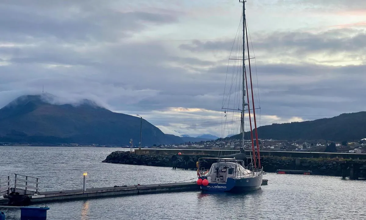 Longva Småbåtlag: Vind fra sørøst kan trykke litt på inne i havna, så da var det greit å ligge på "innsiden" av brygga.