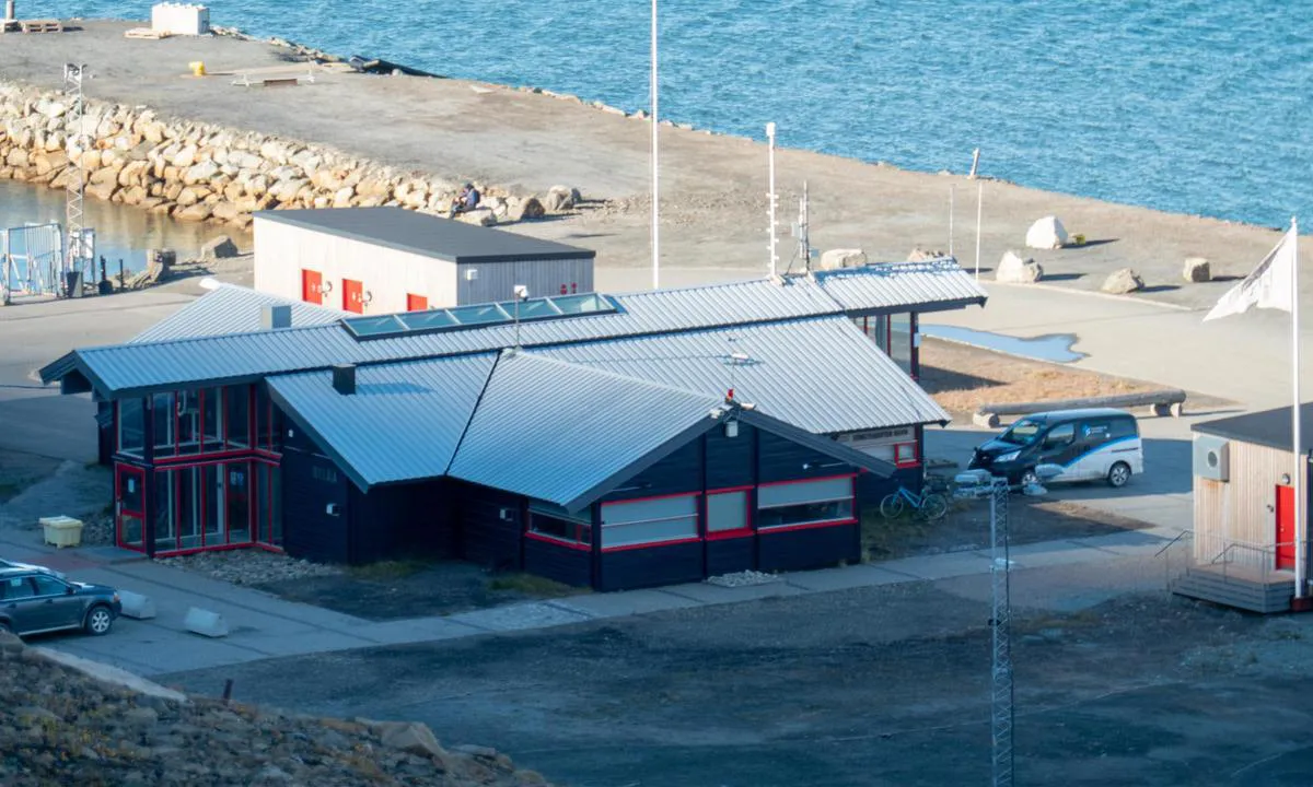 Longyearbyen: Harbor office and service building.