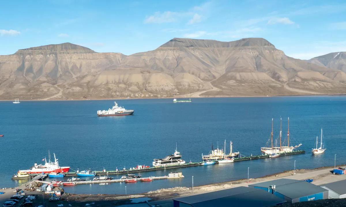 Longyearbyen: {"base": "en", "no": "Sm\u00e5 b\u00e5ter kan bare fort\u00f8ye p\u00e5 innsiden av flytebryggen.", "se": "Sm\u00e5 b\u00e5tar f\u00e5r endast f\u00f6rt\u00f6ja p\u00e5 insidan av den flytande bryggan.", "en": "Small boats may only moor on the inside of the floating dock.", "da": "Sm\u00e5 b\u00e5de m\u00e5 kun fort\u00f8je p\u00e5 indersiden af flydebroen."}