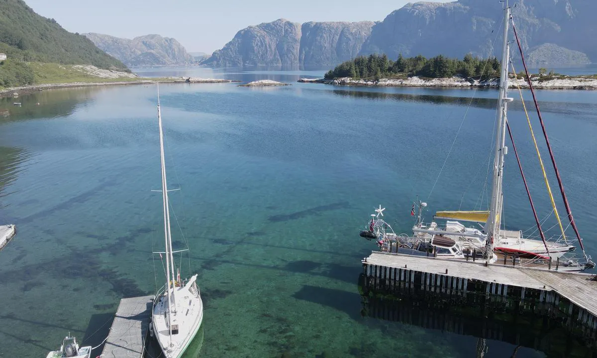 Losna: Entrance from north between rock and Kvitsøy. From eastbetween Kvitsøy and markers
The floating jetty is privat