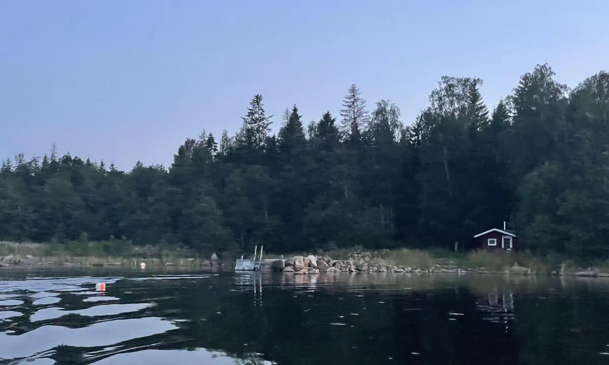 Lövgrund - SXK Eggegrund bouy: {"base": "en", "no": "Gjestebrygge og badstue", "se": "G\u00e4stbrygga och bastu", "en": "Guest pier and sauna", "da": "G\u00e6stebro og sauna", "fr": "Quai des invit\u00e9s et sauna", "de": "G\u00e4stesteg und Sauna", "es": "Muelle para invitados y sauna", "it": "Molo per ospiti e sauna", "pt": "P\u00eder de visitantes e sauna", "nl": "Gastenpier en sauna", "pl": "Nabrze\u017ce go\u015bcinne i sauna", "uk": "\u041f\u0440\u0438\u0447\u0430\u043b \u0434\u043b\u044f \u0433\u043e\u0441\u0442\u0435\u0439 \u0442\u0430 \u0441\u0430\u0443\u043d\u0430", "ro": "Ponton pentru oaspe\u021bi \u0219i saun\u0103", "tr": "Misafir iskelesi ve sauna", "el": "\u0391\u03c0\u03bf\u03b2\u03ac\u03b8\u03c1\u03b1 \u03b5\u03c0\u03b9\u03c3\u03ba\u03b5\u03c0\u03c4\u03ce\u03bd \u03ba\u03b1\u03b9 \u03c3\u03ac\u03bf\u03c5\u03bd\u03b1", "cs": "Molo pro hosty a sauna", "hu": "Vend\u00e9gm\u00f3l\u00f3 \u00e9s szauna", "fi": "Vieraslaituri ja sauna", "bg": "\u0413\u043e\u0441\u0442\u043e\u0432\u043e \u043f\u0440\u0438\u0441\u0442\u0430\u043d\u0438\u0449\u0435 \u0438 \u0441\u0430\u0443\u043d\u0430", "sr": "Pristani\u0161te za goste i sauna", "et": "K\u00fclaliskai ja saun", "lv": "Viesu piest\u0101tne un pirts", "lt": "Sve\u010dio prieplauka ir pirtis"}