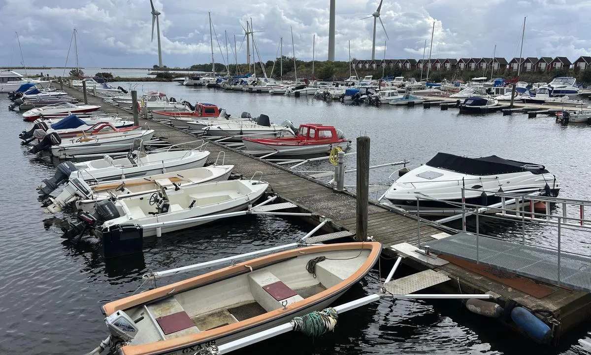 Lövstavikens Båtförening: {"base": "de", "no": "Utsikt over marinaens vestside", "se": "Utsikt \u00f6ver v\u00e4stsidan av marinan", "en": "View over the Marina West Side", "da": "Udsigt over marinaens vestside", "fr": "Vue sur la marina c\u00f4t\u00e9 ouest", "de": "Blick \u00fcber die Marina Westseite", "es": "Vista sobre la Marina lado Oeste", "it": "Vista sulla parte occidentale della marina", "pt": "Vista sobre o lado oeste da marina", "nl": "Uitzicht over de marina westzijde", "pl": "Widok na marin\u0119 od strony zachodniej", "uk": "\u041f\u043e\u0433\u043b\u044f\u0434 \u043d\u0430 \u0437\u0430\u0445\u0456\u0434\u043d\u0443 \u0441\u0442\u043e\u0440\u043e\u043d\u0443 \u043c\u0430\u0440\u0438\u043d\u0438", "ro": "Priveli\u0219te asupra p\u0103r\u021bii vestice a portului de agrement", "tr": "Marina Bat\u0131 Yakas\u0131'na Bak\u0131\u015f", "el": "\u0398\u03ad\u03b1 \u03c0\u03ac\u03bd\u03c9 \u03b1\u03c0\u03cc \u03c4\u03b7 \u03b4\u03c5\u03c4\u03b9\u03ba\u03ae \u03c0\u03bb\u03b5\u03c5\u03c1\u03ac \u03c4\u03b7\u03c2 \u03bc\u03b1\u03c1\u03af\u03bd\u03b1\u03c2", "cs": "Pohled p\u0159es z\u00e1padn\u00ed stranu mar\u00edny", "hu": "Kil\u00e1t\u00e1s a kik\u00f6t\u0151 nyugati oldal\u00e1ra", "fi": "N\u00e4kym\u00e4 l\u00e4nsirannan venesatamaan", "bg": "\u0418\u0437\u0433\u043b\u0435\u0434 \u043a\u044a\u043c \u043c\u0430\u0440\u0438\u043d\u0430\u0442\u0430 \u043e\u0442 \u0437\u0430\u043f\u0430\u0434\u043d\u0430\u0442\u0430 \u0441\u0442\u0440\u0430\u043d\u0430", "sr": "Pogled preko marine sa zapadne strane", "et": "Vaade sadama l\u00e4\u00e4nepoolsele k\u00fcljele", "lv": "Skats p\u0101ri ostas mola rietumu pusei", "lt": "\u017dvilgsnis \u012f Marina vakarin\u0119 pus\u0119"}