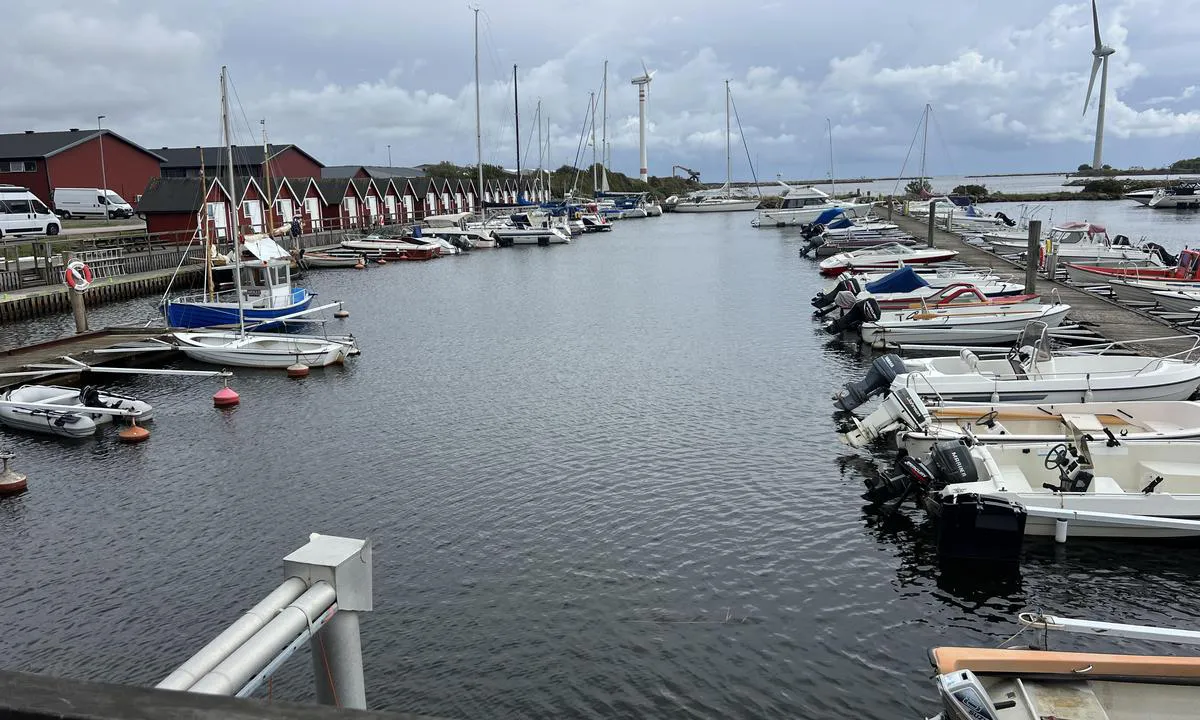 Lövstavikens Båtförening: {"base": "de", "no": "Utsikt over marinaen \u00f8stside", "se": "Utsikt \u00f6ver hamnens \u00f6stra sida", "en": "View over the marina east side", "da": "Udsigt over marinaens \u00f8stside", "fr": "Vue sur la marina c\u00f4t\u00e9 est", "de": "Blick \u00fcber die Marina Ostseite", "es": "Vista sobre la marina, lado este", "it": "Vista sulla parte est della marina", "pt": "Vista sobre a marina do lado leste", "nl": "Uitzicht over de marina oostzijde", "pl": "Widok na wschodni\u0105 stron\u0119 mariny", "uk": "\u0412\u0438\u0434 \u043d\u0430 \u043c\u0430\u0440\u0438\u043d\u0443 \u0437\u0456 \u0441\u0445\u0456\u0434\u043d\u043e\u0433\u043e \u0431\u043e\u043a\u0443", "ro": "Priveli\u0219te peste marina de pe partea estic\u0103", "tr": "Marina Do\u011fu Y\u00f6n\u00fc \u00dczerinden G\u00f6r\u00fcn\u00fcm", "el": "\u0398\u03ad\u03b1 \u03c0\u03ac\u03bd\u03c9 \u03b1\u03c0\u03cc \u03c4\u03b7 \u03bc\u03b1\u03c1\u03af\u03bd\u03b1, \u03b1\u03bd\u03b1\u03c4\u03bf\u03bb\u03b9\u03ba\u03ae \u03c0\u03bb\u03b5\u03c5\u03c1\u03ac", "cs": "Pohled p\u0159es v\u00fdchodn\u00ed stranu mariny", "hu": "Kil\u00e1t\u00e1s a marina keleti oldal\u00e1ra", "fi": "N\u00e4kym\u00e4 it\u00e4isen venesataman puolelle", "bg": "\u041f\u043e\u0433\u043b\u0435\u0434 \u043a\u044a\u043c \u0438\u0437\u0442\u043e\u0447\u043d\u0430\u0442\u0430 \u0441\u0442\u0440\u0430\u043d\u0430 \u043d\u0430 \u043c\u0430\u0440\u0438\u043d\u0430\u0442\u0430", "sr": "\u041f\u043e\u0433\u043b\u0435\u0434 \u043f\u0440\u0435\u043a\u043e \u0438\u0441\u0442\u043e\u0447\u043d\u0435 \u0441\u0442\u0440\u0430\u043d\u0435 \u043c\u0430\u0440\u0438\u043d\u0435", "et": "Vaade sadama idapoolsele k\u00fcljele", "lv": "Skats p\u0101ri ostas laivu piest\u0101tnei austrumu pus\u0113", "lt": "\u017dvilgsnis per rytin\u0119 marinos pus\u0119"}