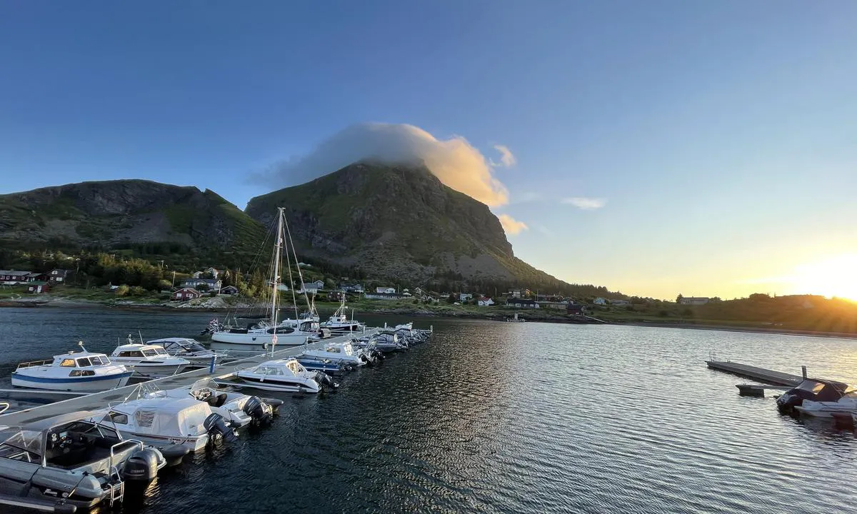 Lovund Båtforening: Andre flytebryggen.  To plasser på midten til gjester. Og ytterst.